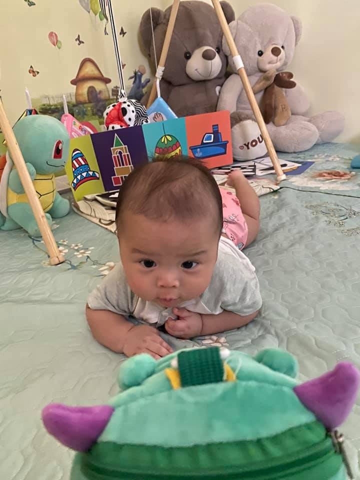 TI MẸ TRỰC TIẾP & EASY, LUYỆN TỰ NGỦ, CAI TI ĐÊM, NGỦ CHUYÊN CŨI XUYÊN GIẤC ĐÊM

Hi Vừng, 
Nhân một ngày cuối tuần mưa gió mẹ quyết định ngồi tổng kết lại quá trình đưa con vào EASY, luyện tự ngủ, cai ti đêm, ngủ chuyên cũi xuyên giấc đến sáng và lưu lại để áp dụng khi em con ra đời nhé ❤

Con ra đời vào một ngày nắng đẹp, đúng 40w – trùng ngày dự sinh 23/6, nặng 3.7kg. Là bé trai đầu lòng, những 3.7kg nhưng con ra nhanh như 1 cơn gió, mọi thứ liên tục, dồn dập khiến mẹ hứng combo rách thêm 2 đường ngoài đường bác sĩ rạch sẵn ở tầng sinh môn. 

May mà ngưỡng chịu đau của mẹ tốt. Và may nhất là mẹ vẫn sinh con hoàn toàn tự nhiên không phải gây tê màng cứng.

Mẹ nhớ mãi nụ cười đầu tiên của con khi bác sĩ đưa con đến gặp mẹ ngay sau khi ra khỏi bụng. Một nụ cười tươi thiên thần. Đẹp vô cùng con trai ạ ❤

Mẹ nằm lại để bác sĩ khâu lại 3 vết rách còn con về phòng riêng với bố trước. Ngày sinh con, bệnh viện chỉ cho 1 người nhà chăm sóc nên gia đình nhỏ của mình hội ngộ như đi nghỉ dưỡng vậy (Nếu không có gì thay đổi mẹ vẫn chọn sinh em con tại Phương Đông nè).

Ngay khi được đẩy về phòng với 2 bố con mẹ đã cho Vừng ngậm tập ti luôn. May quá, có lẽ nhờ thế mà con được ăn dòng sữa non quý giá và sữa mẹ thì về tràn trề ^^.

Ngay khi ở viện, mẹ đã cho con cách mỗi 2-3h ăn 1 lần và khi về nhà thì theo E3 luôn. 1-2-3 tuần đầu thật là khoảng thời gian dễ chịu vì em bé cứ ăn rồi ngủ mỗi 3h cho đến ww5.

WW5 này theo mẹ nhớ thì ghê gớm đấy, con khóc hết sức bình sinh mỗi khi đói (thời gian đầu mẹ đau lại sơ suất không nói bố vỗ ợ hơi cho con nên con ọc ạch khó chịu và xì hơi rõ to nhiều lần, ngay cả khi ngủ). Bố mẹ đã thức đêm thức hôm mệt rã với ww5 này của con. Cho đến giờ khi con đang 18w3d thì ww5 vẫn là vô lối nhất (cũng chẳng thể tốt hơn được khi mẹ còn đau bởi 3 vết rách riêng biệt) nhưng không sao vẫn trong ngưỡng chịu đựng của mẹ.

Thật may vì gần 1 tháng đầu tiên con và mẹ được bà ngoại chăm sóc. Phải nói là thời gian vất vả nhất chăm cả 2 mẹ con đã có bà ngoại rồi, mẹ biết ơn bà ngoại con rất nhiều…Cũng may là bà ngoại chăm trước vì mẹ nói bà chịu làm theo những gì mẹ hướng dẫn. Mẹ gần như chẳng phải làm gì vì bà làm hết, kể cả rửa mặt, thay bỉm, cho con vào giấc, giúp con ngủ lại khi bị giật mình,…Gần 1 tháng trời, mỗi ngày mẹ ăn 2-3 bữa cháo bà nấu đó con.

Có lẽ suốt thời gian bầu Vừng, mẹ tập yoga đều và uống bổ sung canxi này nọ đầy đủ đều đặn nên xương cốt con cứng cáp. Mới có 4 ngày tuổi từ viện về, trong buổi tắm dịch vụ đầu tiên khi bác Thu lật úp để mát xa cho con, còn chưa kịp mát xa con đã bò lổm ngổm khiến cả bà nội, bà ngoại và bác Thu và mẹ trố mắt nhìn chẳng kịp quay lại. Đến giờ mẹ vẫn còn tiếc vì con chỉ biểu diễn xuất sắc nhất lần đó thôi! (bò thực sự, đều tay đều chân, động tác nhanh, mạnh, dứt khoát). Nhưng cũng vì quá cứng cáp nên khi mẹ mua chũn Cocoon về làm thế nào con cũng giẫy đạp tung và khóc thét dù mẹ có xem video hd, cuốn cẩn thận thế nào, bỏ 1 tay ra ngoài,… thì cũng không ăn thua. Lại là một khoảng thời gian khó khăn, canh từng giấc ngủ cho con vì không thể dùng chũn hỗ trợ, con ngủ giật mình liên tục, lại khóc lại gọi bà, gọi mẹ…

Rồi cũng đến ngày con được 2 tháng – 6kg mẹ ngắm con ngủ, 2 tay lúc nào cũng để ngang tai ngay từ những ngày đầu, mẹ nghĩ có thể con đã dùng nhộng được rồi. Thế là mẹ lại mua nhộng ở shop Bố Ken (mẹ mua nhiều đồ ở shop bố Ken cho Vừng lắm đấy, tốn kém phết nha). May ơi là may, con mặc nhộng ngày đầu ngủ ngon luôn, ngày 2-3 thì quạo (kiểu phản kháng cái mới) rồi sau đó cũng yên, hợp tác tốt. Mẹ mừng lắm! Thời gian này (tháng thứ 2 và 3) bà nội xuống thay bà ngoại, cũng là khoảng thời gian mẹ phải kiên nhẫn nhất. Căng thẳng. Bà liên tục chỉ trỏ phải làm thế này thế kia, bla, bla. Mẹ chỉ có 1 bài “vâng để đấy” bởi những gì bà bảo toàn là cách nuôi dạy con thời các cụ. Chưa kể bà nội con còn cao huyết áp, mẹ đành kiên nhẫn chờ đến khi bà về mới hoàn toàn đưa con vào nếp easy với đầy đủ bộ công cụ: nhộng, white noise, ti giả; đặc biệt là áp dụng nút chờ theo ý mình được. 
Wow!

Hành trình 4 tháng qua sẽ dài lắm nếu mẹ cứ viết như thế này. Và để các ba mẹ khác còn kiên nhẫn đọc bài, mẹ đi vào điểm chính của quá trình thôi nhé:

1. Ti mẹ trực tiếp và Easy: Tia sữa của mình mạnh nên Vừng bị sặc khiến con rất sợ không dám bú, cuối cùng mình quyết định hút sữa đầu đi để giảm tốc độ chảy của sữa khi cho con ăn và Vừng cũng được ăn sữa sau giúp phát triển não bộ, cơ xương và tăng cân tốt. Mình hút trước mỗi cữ ăn của con, đều đặn. Tuỳ lượng sữa ở 2 bầu ngực mà phân bổ cho từng bữa. Ví dụ: bên trái mình nhiều sữa hơn hẳn bên phải theo tỉ lệ ~ 10/6-7 nên mình thường cho Vừng ăn bên trái trước vào đầu ngày và căn để cuối ngày con được ăn bên trái là chính, đảm bảo con đủ no. Khi cho Vừng ăn, mình chuẩn bị chỗ nằm cho 2 mẹ con giống nhau ở mọi ngày (mình chuyên nằm cho con ăn, chỉ đi tiêm phòng thì mới ngồi), đóng cửa, tắt điện tối chỉ đủ nhìn và cho con ngậm đúng khớp ti. Vừng chỉ cần thấy bối cảnh đó là biết sắp được mẹ cho ăn nên lên tiếng “khóc đòi” cho đủ bộ 😣 .Mình luôn mang điện thoại và để chỗ khuất cạnh người, đếm thời gian con ti, đánh giá lượng sữa thông qua thời gian bú, cách bú, tốc độ và lực mút + nuốt của con cũng như cảm giác về độ nặng của bầu ngực trước và sau khi Vừng ăn xong. À, sờ bụng con nữa các ba mẹ nha. Chú tâm cao độ và thi thoảng thì thầm với con những điều mình mong muốn. Ví dụ: “Vừng ăn no để chơi vui và ngủ sâu giấc con nhé,…” lặp lại. Nếu con buồn ngủ (có thể nhận diện thông qua cách ngậm, mút, nuốt sữa của con có xu hướng cầm chừng vì giống mút ti giả để trấn an cho dễ ngủ hơn là bú mẹ; đồng thời tay chân thả lỏng không còn khua khoắng nữa) thì mình vuốt lòng bàn tay của con, xoa dọc sống lưng, dùng khăn ướt chấm vào 2 mắt con, bặp môi như gọi gà , đủ cách (có hiệu quả, đặc biệt khi hút sữa đầu đi con cũng đã đỡ bị buồn ngủ khi bú hơn rồi). Vào những tuần ww con biếng ăn sinh lý, có những cữ mình phải kiên nhẫn tối đa 45p để con ăn đủ cho giấc ngủ tiếp theo. Mình luôn quan sát tín hiệu đòi ăn của con theo nguyên tắc “ đói mới cho ăn” chứ không cứng nhắc đúng 3h hay 4h. Như khoảng thời gian còn theo E4, có những hôm ww mình kéo đến 4.5h mới cho Vừng ăn mà con cũng không ăn nhiều đâu nạ. Vì sự linh hoạt đó, đặc biệt thời gian con ham mê lẫy, dậy cái là mẹ cho lẫy luôn, tầm 30p mới cho ăn. Bé Vừng nhà mình là bé năng động, luôn chân luôn tay, nhờ tích cực cho lẫy ban ngày nên đêm bạn chịu nằm yên ngủ hơn. 

2. Ti giả: chỉ dùng khi đưa con vào giấc ngủ. Khi rèn con tự ngủ được rồi, cai luôn. (Kể cả khi còn dùng, bé Vừng nhà mình chỉ mút 1 chút tự phụt ra rồi ngủ, mình không đút lại vào miệng con khi thấy con đã bước đầu vào giấc). Thời điểm dứt ti giả: Vừng 3 tháng tuổi.

3. Nhộng: bắt đầu dùng khi con tròn 2 tháng, 6.04kg. Hiện vẫn đang dùng.

4. White noise: Dùng từ đầu với khoảng cách 2m đến cũi con và volume nhỏ nhất (vào ban ngày) và nấc tiếp theo (vào giấc đêm, vì lúc 9-10h tối các anh chị hàng xóm lớn hơn nô đùa ồn ã ngoài hành lang, mình ở chung cư). White noise mình để 30p – 1h.

5. Nhiệt độ phòng: Điều hoà mình để 22 – 26 độ tuỳ điều kiện nhiệt độ ngoài trời, mùa hè/thu kết hợp check cơ thể con khi vừa ngủ dậy vùng bụng, sau gáy ấm là được. Có bật quạt kết hợp phun sương khi cần.

6. Vừng ngủ riêng cũi đặt cách 1 lối đi và song song với giường bố mẹ.

7. Tự ngủ: Bắt đầu rèn khi Vừng được 3 tháng tuổi, áp dụng ngay, đồng thời cả giấc ngày và đêm bằng CIO vs check sau đó là CIO. Mình mất 2-3 ngày đầu, xót hết cả ruột vì bé Vừng khóc mãnh liệt, hết sức bình sinh (âm thanh tiếng khóc của bé mình cực kỳ nội lực có thể khiến bố và bà cuống quýt hết cả lên, trừ mình). Kết quả: con tự ngủ cả ngày và đêm; tự ngủ lại nếu tỉnh giấc giữa đêm. Đặc biệt, từ lúc tự ngủ, đêm chưa khóc bao giờ, nếu dậy chưa ngủ lại được, Vừng tự chơi sau đó ngủ lại, sáng ít nhất 6:00 trở ra mới gọi bố mẹ dù có dậy từ trước đó rồi). Ban ngày, nếu Vừng có khóc mà đến lúc có thể cho dậy (theo dõi thời gian ngủ và áp dụng nút chờ), mình sẽ thò tay bật điện trước, ~15p sau mới vào sau khi bạn tự nín. Bé biết khóc mè nheo không có tác dụng gì nên ít khóc lắm nạ. 

8. Ngủ chuyên cũi: Khi còn ăn DF thì con kết hợp ngủ cũi (ban ngày và đêm trước khi cho ăn dream feed) và ngủ giường với bố mẹ (mẹ vào cho ăn xong mẹ ngủ luôn). Sau khi luyện tự ngủ được 5 ngày, mình cho Vừng ngủ chuyên cũi luôn, ăn DF xong thì đặt lại vào cũi cho ngủ.  

9. Cai ti đêm: Vừng luôn được ăn DF lúc 22:30 – 23:00. Vào các ngày con khó ở hoặc ww có dậy đòi ăn thêm 2-3 lần nhưng không phải lúc nào mẹ cũng cho ăn thêm (nếu không cho ăn do kết luận không phải con đói thì dùng ti giả). Sau khi biết tự ngủ, ngủ chuyên cũi và 1 tuần trước khi con tròn 4 tháng tuổi, mình luyện ngủ xuyên đêm cho Vừng. Nói là luyện nhưng vì đã có tự ngủ làm bước đệm, đêm đầu tiên con ọ ẹ khóc tí 1-2 lần lúc 23:00 và 3-5:00 sáng còn các đêm tiếp theo thì không khóc nữa. Con vẫn nhớ DF theo thói quen lúc 23:00 2 chân phành phạch 1 lúc rồi im luôn.

10. Giờ ngủ: mình cho Vừng theo E3 -> E3,5 -> E4  và hiện tại khi con đang 18w3d mình dần cho con lên E2-2,5-3,5 như hôm qua là ngày thứ 3 kéo dài wt thành E2-3-4 thấy vẫn chấp nhận được. Theo dõi nếu con thích ứng được thì mình theo E2-3-4 như hướng dẫn của chị Hà Chũn trước khi lên E5-6.

11. Sách: mình rất yêu đọc sách, ba mẹ hãy đọc những cuốn sách mà BK giới thiệu nha. Những cuốn sách đó mình đọc rồi, thiết thực và áp dụng triệt để mới có kết quả như trên nạ.

12. Ghi chép: ĐẶC BIỆT QUAN TRỌNG VỚI MÌNH, mình ghi chép từng ngày, từng cữ, từng biểu hiện của con, thời gian ăn, thời gian ngủ, lúc nào bị thức giấc, thời gian để tự ngủ lại, nhiệt độ, bla bla. Đây chính là phần QUAN TRỌNG NHẤT mà mình khuyến khích ba mẹ nhất định nên làm vì Vừng chỉ là con của bố mẹ Vừng thôi ^^. Mỗi bé khác nhau nạ.

13. BẢN LĨNH CỦA BA MẸ (đặc biệt là MẸ): kiên định, dứt khoát, quyết tâm và tỉnh táo. Cái gì cũng phải tường tận hãy áp dụng chứ không nửa vời kẻo tội con nha ba mẹ.

Chúc ba mẹ thành công!