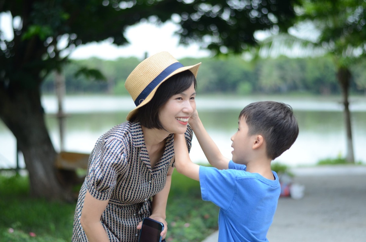 Con bạn có phải là người dễ bỏ cuộc? ☘

☘ 1. Các bạn 5-6 tuổi thường hay nói “Con không làm được” có phải là dễ bỏ cuộc và thiếu kiên trì?
Mình thường nhận được câu hỏi của các mẹ có con ở độ tuổi 4-6 tuổi lo lắng rằng con em thường nói “Con không làm được” khi đối diện một việc gì đó mới, vậy có phải bé dễ dàng bỏ cuộc không chị?

Đối chiếu lại với giai đoạn đó của Bon mình cũng thấy rằng nó chỉ là biểu hiện ở giai đoạn, độ tuổi đó của trẻ mà thôi. Giai đoạn 4-6 tuổi, đặc biệt là 5-6 tuổi là độ tuổi mà trẻ có sự trưởng thành về nhận thức: biết so sánh bản thân với người khác, hình thành được khả năng nhận thức về bản thân một cách khách quan, khi mình không thể làm tốt được như người khác mình sẽ rất khó chịu và việc nói ra “con không thích, con không làm được” chỉ là biểu hiện ra bên ngoài bằng lời nói cho suy nghĩ đó của trẻ.

5-6 tuổi Bon rất thích cuốn sách “Tớ và tớ” của tác giả Gomi Taro (mua trên tiki được nhé). Trong cuốn sách đó luôn có 2 con người tớ, 1 con người mang suy nghĩ tích cực, thì con người còn lại mang suy nghĩ ngược lại có thể tiêu cực. “Tớ muốn dậy ngay, nhưng 1 con người khác của tớ lại bảo thôi ngủ thêm chút nữa”, đó là ví dụ dễ hiểu nhất để minh hoạ cho quá trình hình thành “nhận thức về bản thân” của trẻ ở giai đoạn này.

☘ 2. Trẻ sẽ chịu tác động rất lớn từ chính cách nói của cha mẹ
Chính ở thời điểm này việc trẻ được tiếp nhận những ngôn từ tiêu cực hay tích cực từ cha mẹ sẽ quyết định đến tính “không bỏ cuộc” của trẻ.

Theo tác giả Adacho Hiromi, tác giả cuốn sách “Những cách trò chuyện để giúp con tự tin” có chia sẻ: Nếu bố mẹ cứ nói những điều tiêu cực “Con lúc nào cũng thế, đã bảo bao nhiêu lần rồi vẫn vậy” thì dần dần những từ ngữ đó biến thành từ ngữ trong đầu con, bên trong con sẽ hình thành suy nghĩ và nhận thức bi quan về khả năng của bản thân. Con người tiêu cực trong trẻ sẽ lấn át.

Nhưng nếu con được đồng cảm, được khích lệ, được đặt những câu hỏi tích cực để nghĩ ra cách giải quyết vấn đề thì con người tích cực trong con sẽ chiếm ưu thế. Trẻ sẽ nghĩ rằng mình làm được, mình có khả năng nếu như trẻ thấy được sự nỗ lực và cố gắng của bản thân.
Đồng thời thông qua những lần thất bại và làm chưa tốt trẻ có thể đo lường được mức độ thành công của chính mình. Đó chính là hạt mầm của nhận thức về việc “không dễ dàng từ bỏ”.

Khi thấu hiểu được quá trình trưởng thành này của trẻ bố mẹ có thấy bình tĩnh hơn, yên tâm hơn trên hành trình nuôi dạy con không.

Còn mình, mình đã vượt qua giai đoạn 4-6 tuổi của Bon bằng sự thấu hiểu, kiên nhẫn, và sử dụng tư duy tích cực-tư duy phát triển trong những tình huống đó đấy. Mình chỉ muốn nhắn cha mẹ là đừng lo lắng, đừng nóng vội, cứ quan sát và đọc sách để vững tin hơn, nhất định mình sẽ cùng con vượt qua giai đoạn này một cách tốt đẹp.

☘ 3. Hãy áp dụng tư duy tích cực-tư duy phát triển vào việc nuôi dạy con

Trong cuốn sách “Kỷ luật mềm trong gia đình” mình đã có chia sẻ một bài viết rất chi tiết về việc nuôi dưỡng tính kiên trì và không bỏ cuộc cho con.
Ở bài viết này mình chỉ ghi tóm tắt vài ý chính thôi nhé. Nếu muốn đọc kỹ hơn bố mẹ mua sách để đọc, và mở ra áp dụng bất cứ khi nào gặp khó khăn.
Bên cạnh đó mình cũng khuyến khích mọi người đọc cuốn “Tâm lý học thành công” của tác giả Carol S. Dweck, một cuốn sách cực kì hữu ích mà mình từng giới thiệu trên trang cá nhân rồi.

- Đừng khen tài năng của con, hãy khen quá trình nỗ lực của con

- Lắng nghe cảm xúc của con khi con làm điều đó, dù thành công hay thất bại. 5-6 tuổi là độ tuổi trẻ bắt đầu biết diễn đạt rõ ràng những cảm xúc mình trải qua, nên việc lắng nghe và đặt câu hỏi cảm nhận của con ra sao sẽ giúp trẻ cảm nhận được cha mẹ rất quan tâm và coi trọng điều mình suy nghĩ, và đó là cách cha mẹ kết nối với con tốt nhất.

- Hãy hỏi trẻ xem con đã làm được nó như thế nào, hay vì sao con lại thất bại

- Hãy hỏi trẻ về cách giải quyết vấn đề nếu con chưa làm được

- Thường xuyên dùng những cách nói tích cực với con để đặt câu hỏi “Hôm nay để chọn ra 1 việc con thấy vui nhất thì con sẽ chọn việc gì”. Đó là câu hỏi mình thường hỏi Bon khi đi học về, trước giờ đi ngủ, hay những lúc đi dạo buổi chiều.

Để vượt qua suy nghĩ tiêu cực thì ngoài việc đẩy lùi nó đi, cách tốt nhất là cha mẹ giúp con có thật nhiều cảm xúc tích cực. Nếu như trẻ thường xuyên có năng lượng tích cực, được làm nhiều điều mình yêu thích nó sẽ trở thành nguồn năng lượng cho trái tim của trẻ, và là năng lượng to lớn để giúp trẻ vượt qua được những khó khăn.

Hi vọng những chia sẻ này sẽ hữu ích với các bố mẹ. Hãy luôn suy nghĩ tích cực bố mẹ nhé.

Nguồn: Aki Nguyen