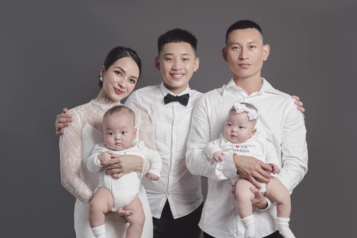 Động lực cho các mom sinh non.. 

Mình đã từng trải qua tâm trạng và giai đoạn mong chờ tin con, mong được gặp con, rồi tới khi gặp con sẽ chăm con như thế nào… 

Trước đó là những ngày nằm trên giường viện, cơn gò dữ dội, mẹ chỉ biết nhìn lên trần nhà và hy vọng con mình sẽ sống, dù tới khi mẹ cạn kiệt sức lực vì cơn gò đau những ngày trước, chỉ biết mình phải cố hết sức để rặn con ra.. con sẽ sống … 

Quãng thời gian trong viện ấp con là quãng tg vất vả nhất, mẹ chẳng biết cơm cữ là gì, giấc ngủ ngon là gì.. chỉ có mảnh chiếu nằm giữa nền nhà và những giấc chợp mắt ngắn ngủi..

Và rồi cảm ơn ông trời tvia các con dậy thì thành công, bản năng của người mẹ sẽ biết phải làm gì để chăm con mình thật tốt.. mình muốn truyền niềm hy vọng tới các mẹ đang, hoặc ko may rơi vào hoàn cảnh con sinh non.. chúc các mẹ và các con luôn khoẻ mạnh ❤️ 

Hai em 30w2d ( 1kg2 và 1kg3) con đã được 5.5 tháng hiệu chỉnh.