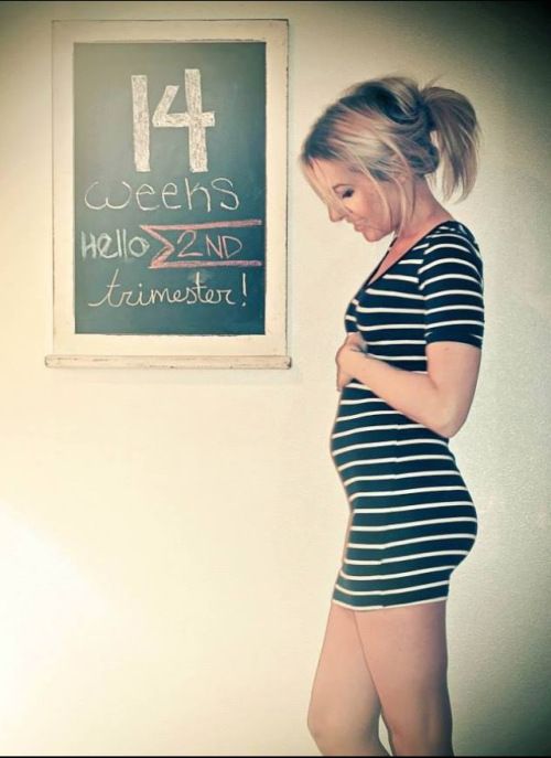 THAI 14 TUẦN: NHỮNG ĐIỀU MẸ NÊN LÀM ĐỂ CÓ MỘT THAI KỲ KHỎE MẠNH

Dưới đây là những chia sẻ của anh Phạm Ngọc Thắng, nhà sáng lập ứng dụng thai giáo Mamibabi, và cũng là tác giả cuốn sách “Rủ chồng thai giáo” về sự phát triển của thai nhi 14 tuần tuổi. Hy vọng những chia sẻ này sẽ giúp các mẹ có một thai kỳ khỏe mạnh và bé yêu phát triển tốt nhất.

💙 THAI 14 TUẦN PHÁT TRIỂN NHƯ THẾ NÀO?
Nếu nhìn hình siêu âm của bé ở tuần này chắc bố mẹ sẽ vui lắm vì trông bé đã rất “ra dáng" một em bé hoàn chỉnh rồi, đặc biệt là phần cổ.
Nếu như ở những tuần thai trước, phần cổ của con chưa thực sự phát triển hết, trông khá ngắn, nhìn có vẻ hơi kỳ cục, thì đến thời điểm này, phần cổ đã có sự thay đổi về độ dài, đồng thời cẳng chân và cẳng tay của con cũng dài hơn tuần trước đó.

Khuôn mặt con lúc này đã hình thành đầy đủ ngũ quan với mắt, mũi, miệng, tai và lông mày. Tuy nhiên, phần lông mày vẫn còn khá mờ nhạt, chỉ giống như một lớp lông tơ mỏng được phủ bên trên đôi mắt.
Cơ thể con trong giai đoạn này tương đương một quả chanh vàng với cân nặng 43g và chiều dài khoảng 8 - 9cm.

Bây giờ, bộ phận sinh dục của con đã phát triển đầy đủ nhưng vẫn khá khó khăn để nhìn rõ trên máy siêu âm. Vì thế ở tuần này bố mẹ đã có thể biết được giới tính của con nhưng chưa thể chính xác 100%, các tuần sau bố mẹ hãy siêu âm lại để có kết quả chính xác hơn nhé.

💙 MẸ BẦU 14 TUẦN THAY ĐỔI NHƯ THẾ NÀO?
Cùng với những thay đổi ở bé là những thay đổi ở mẹ. Thay đổi rõ nhất ở mẹ là những triệu chứng ốm nghén giảm dần, một số mẹ hết nghén hẳn, đây là điều rất tuyệt vời.

Ngoài ra tâm trạng mẹ sẽ tốt hơn và cảm thấy mình có nhiều năng lượng hơn, dai sức hơn.

Có 1 sự thay đổi đáng kể từ tuần này là vòng 1 của mẹ sẽ to hơn, tùy cơ địa mỗi người mà độ lớn nhỏ sẽ khác nhau. Điều mẹ cần lưu ý là nếu áo lót bị chật thì hãy thay áo lót mới thoải mái hơn. Mẹ có thể tìm hiểu cả những loại áo lót chuyên dùng cho con bú nữa, sau sinh có thể dùng luôn, rất tiện.

Về phần bụng: do bé còn nhỏ nên đa số các mẹ sẽ thấy bụng mình nhỉnh hơn chút thôi chứ chưa quá lộ đâu.

💙 THAI 14 TUẦN LÀM XÉT NGHIỆM GÌ?
Ở tuần thứ 14 có 1 việc quan trọng mẹ cần lưu tâm đó là đo độ mờ da gáy thai nhi. Việc này nhằm phát hiện những bất thường trong nhiễm sắc thể của bào thai, trong đó điển hình nhất là hội chứng down… Việc đo độ mờ da gáy sẽ cho kết quả chính xác nhất ở giai đoạn thai nhi được 11 - 14 tuần tuổi. Vì thế nếu những tuần trước mẹ chưa đo độ mờ da gáy thì hãy làm luôn ở tuần này nhé!

💙 THAI GIÁO TUẦN THỨ 14
14 tuần là lúc thai nhi bắt đầu vào tam cá nguyệt thứ 2, mẹ sẽ khỏe mạnh hơn mà bụng lại chưa quá to, đi lại vẫn dễ dàng, cơ thể nhẹ nhàng, có 3 việc mẹ nên làm nhất vào thời điểm này, cũng là cách để thai giáo tốt nhất cho bé:

- Massage bụng bầu: đây là hình thức thai giáo xúc giác, nghĩa là dùng tay tác động tới thai nhi. Massage bụng bầu ko nên thực hiện vào 3 tháng đầu vì có thể gây sảy thai, nhưng khi đã qua 3 tháng đầu, mẹ có thể massage bụng bầu nhẹ nhàng mỗi ngày, có thể nhờ bố hoặc tới các spa chuyên dành cho bà bầu để massage đều được. Khi massage nhớ nói chuyện với con, đó là cách thai giáo ngôn ngữ tốt, giúp bé khỏe mạnh và thông minh.

- Đi du lịch cùng người thân: đây là thai giáo vận động và cảm xúc, mẹ vừa được vận động, vừa có nhiều niềm vui. Hãy lên kế hoạch đi du lịch ngay trong 3 tháng giữa thai kỳ vì đây được coi là giai đoạn an toàn nhất cho cả mẹ và bé. Mẹ lưu ý chọn đi những nơi có thời tiết dễ chịu, địa hình bằng phẳng, tránh leo núi hoặc đi bậc thang quá nhiều. Đi du lịch nhưng vẫn phải kết hợp nghỉ ngơi.

- Giải quyết công việc quan trọng: Mẹ hãy tranh thủ giải quyết những công việc quan trọng nhất ở công ty bởi đây là giai đoạn sức khỏe tốt nhất. Đến 3 tháng cuối mẹ sẽ nặng nề hơn, việc đi lại, làm việc sẽ không thuận tiện như bây giờ.

💙 THAI 14 TUẦN NÊN ĂN GÌ?
Thai giáo dinh dưỡng, tức là chế độ ăn uống, cũng là điều mẹ cần lưu ý từ tuần này trở đi.

Đây là thời điểm nhiều mẹ đã hết nghén và ăn ngon miệng trở lại, và có tâm lý “ăn bù" cho những ngày ốm nghén. Tuy nhiên nếu cân nặng và sức khỏe của cả 2 mẹ con đều tốt thì mẹ ko cần thiết phải “ăn bù" hay “ăn cho 2 người", mà hãy ăn điều độ. Việc ăn quá nhiều sẽ khiến mẹ đầy bụng, khó tiêu thậm chí thừa cân. Mà điều nhiều mẹ sợ nhất là ăn nhiều nhưng lại vào mẹ chứ ko vào con.

Tốt nhất, mẹ hãy tích cực ăn các món hấp, hầm, luộc nhé. Các món đó vẫn ngon miệng, giàu dinh dưỡng mà dễ ăn, ví dụ như thịt viên hấp nấm, chim bồ câu hầm táo đỏ, gà hầm hạt sen, sườn hầm bí đỏ…

💙 VẬN ĐỘNG TUẦN THỨ 14
Ở 3 tháng giữa thai kỳ, mẹ có thể tập đa dạng bộ môn như yoga, bơi lội, đi bộ, các bài thể dục nhẹ nhàng, khiêu vũ nhẹ nhàng…
Điều quan trọng nhất là hãy khám thai đầy đủ và hỏi ý kiến bác sĩ trước khi tập luyện bất cứ hình thức nào. 

#thaigiao #thai_giáo #thaigiáo #mangthai #babau #thai_14_tuần