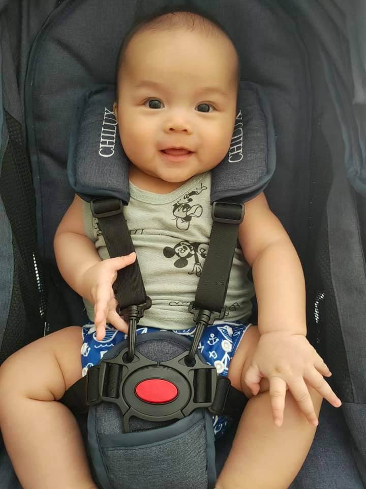 TI MẸ TRỰC TIẾP & EASY, LUYỆN TỰ NGỦ, CAI TI ĐÊM, NGỦ CHUYÊN CŨI XUYÊN GIẤC ĐÊM

Hi Vừng, 
Nhân một ngày cuối tuần mưa gió mẹ quyết định ngồi tổng kết lại quá trình đưa con vào EASY, luyện tự ngủ, cai ti đêm, ngủ chuyên cũi xuyên giấc đến sáng và lưu lại để áp dụng khi em con ra đời nhé ❤

Con ra đời vào một ngày nắng đẹp, đúng 40w – trùng ngày dự sinh 23/6, nặng 3.7kg. Là bé trai đầu lòng, những 3.7kg nhưng con ra nhanh như 1 cơn gió, mọi thứ liên tục, dồn dập khiến mẹ hứng combo rách thêm 2 đường ngoài đường bác sĩ rạch sẵn ở tầng sinh môn. 

May mà ngưỡng chịu đau của mẹ tốt. Và may nhất là mẹ vẫn sinh con hoàn toàn tự nhiên không phải gây tê màng cứng.

Mẹ nhớ mãi nụ cười đầu tiên của con khi bác sĩ đưa con đến gặp mẹ ngay sau khi ra khỏi bụng. Một nụ cười tươi thiên thần. Đẹp vô cùng con trai ạ ❤

Mẹ nằm lại để bác sĩ khâu lại 3 vết rách còn con về phòng riêng với bố trước. Ngày sinh con, bệnh viện chỉ cho 1 người nhà chăm sóc nên gia đình nhỏ của mình hội ngộ như đi nghỉ dưỡng vậy (Nếu không có gì thay đổi mẹ vẫn chọn sinh em con tại Phương Đông nè).

Ngay khi được đẩy về phòng với 2 bố con mẹ đã cho Vừng ngậm tập ti luôn. May quá, có lẽ nhờ thế mà con được ăn dòng sữa non quý giá và sữa mẹ thì về tràn trề ^^.

Ngay khi ở viện, mẹ đã cho con cách mỗi 2-3h ăn 1 lần và khi về nhà thì theo E3 luôn. 1-2-3 tuần đầu thật là khoảng thời gian dễ chịu vì em bé cứ ăn rồi ngủ mỗi 3h cho đến ww5.

WW5 này theo mẹ nhớ thì ghê gớm đấy, con khóc hết sức bình sinh mỗi khi đói (thời gian đầu mẹ đau lại sơ suất không nói bố vỗ ợ hơi cho con nên con ọc ạch khó chịu và xì hơi rõ to nhiều lần, ngay cả khi ngủ). Bố mẹ đã thức đêm thức hôm mệt rã với ww5 này của con. Cho đến giờ khi con đang 18w3d thì ww5 vẫn là vô lối nhất (cũng chẳng thể tốt hơn được khi mẹ còn đau bởi 3 vết rách riêng biệt) nhưng không sao vẫn trong ngưỡng chịu đựng của mẹ.

Thật may vì gần 1 tháng đầu tiên con và mẹ được bà ngoại chăm sóc. Phải nói là thời gian vất vả nhất chăm cả 2 mẹ con đã có bà ngoại rồi, mẹ biết ơn bà ngoại con rất nhiều…Cũng may là bà ngoại chăm trước vì mẹ nói bà chịu làm theo những gì mẹ hướng dẫn. Mẹ gần như chẳng phải làm gì vì bà làm hết, kể cả rửa mặt, thay bỉm, cho con vào giấc, giúp con ngủ lại khi bị giật mình,…Gần 1 tháng trời, mỗi ngày mẹ ăn 2-3 bữa cháo bà nấu đó con.

Có lẽ suốt thời gian bầu Vừng, mẹ tập yoga đều và uống bổ sung canxi này nọ đầy đủ đều đặn nên xương cốt con cứng cáp. Mới có 4 ngày tuổi từ viện về, trong buổi tắm dịch vụ đầu tiên khi bác Thu lật úp để mát xa cho con, còn chưa kịp mát xa con đã bò lổm ngổm khiến cả bà nội, bà ngoại và bác Thu và mẹ trố mắt nhìn chẳng kịp quay lại. Đến giờ mẹ vẫn còn tiếc vì con chỉ biểu diễn xuất sắc nhất lần đó thôi! (bò thực sự, đều tay đều chân, động tác nhanh, mạnh, dứt khoát). Nhưng cũng vì quá cứng cáp nên khi mẹ mua chũn Cocoon về làm thế nào con cũng giẫy đạp tung và khóc thét dù mẹ có xem video hd, cuốn cẩn thận thế nào, bỏ 1 tay ra ngoài,… thì cũng không ăn thua. Lại là một khoảng thời gian khó khăn, canh từng giấc ngủ cho con vì không thể dùng chũn hỗ trợ, con ngủ giật mình liên tục, lại khóc lại gọi bà, gọi mẹ…

Rồi cũng đến ngày con được 2 tháng – 6kg mẹ ngắm con ngủ, 2 tay lúc nào cũng để ngang tai ngay từ những ngày đầu, mẹ nghĩ có thể con đã dùng nhộng được rồi. Thế là mẹ lại mua nhộng ở shop Bố Ken (mẹ mua nhiều đồ ở shop bố Ken cho Vừng lắm đấy, tốn kém phết nha). May ơi là may, con mặc nhộng ngày đầu ngủ ngon luôn, ngày 2-3 thì quạo (kiểu phản kháng cái mới) rồi sau đó cũng yên, hợp tác tốt. Mẹ mừng lắm! Thời gian này (tháng thứ 2 và 3) bà nội xuống thay bà ngoại, cũng là khoảng thời gian mẹ phải kiên nhẫn nhất. Căng thẳng. Bà liên tục chỉ trỏ phải làm thế này thế kia, bla, bla. Mẹ chỉ có 1 bài “vâng để đấy” bởi những gì bà bảo toàn là cách nuôi dạy con thời các cụ. Chưa kể bà nội con còn cao huyết áp, mẹ đành kiên nhẫn chờ đến khi bà về mới hoàn toàn đưa con vào nếp easy với đầy đủ bộ công cụ: nhộng, white noise, ti giả; đặc biệt là áp dụng nút chờ theo ý mình được. 
Wow!

Hành trình 4 tháng qua sẽ dài lắm nếu mẹ cứ viết như thế này. Và để các ba mẹ khác còn kiên nhẫn đọc bài, mẹ đi vào điểm chính của quá trình thôi nhé:

1. Ti mẹ trực tiếp và Easy: Tia sữa của mình mạnh nên Vừng bị sặc khiến con rất sợ không dám bú, cuối cùng mình quyết định hút sữa đầu đi để giảm tốc độ chảy của sữa khi cho con ăn và Vừng cũng được ăn sữa sau giúp phát triển não bộ, cơ xương và tăng cân tốt. Mình hút trước mỗi cữ ăn của con, đều đặn. Tuỳ lượng sữa ở 2 bầu ngực mà phân bổ cho từng bữa. Ví dụ: bên trái mình nhiều sữa hơn hẳn bên phải theo tỉ lệ ~ 10/6-7 nên mình thường cho Vừng ăn bên trái trước vào đầu ngày và căn để cuối ngày con được ăn bên trái là chính, đảm bảo con đủ no. Khi cho Vừng ăn, mình chuẩn bị chỗ nằm cho 2 mẹ con giống nhau ở mọi ngày (mình chuyên nằm cho con ăn, chỉ đi tiêm phòng thì mới ngồi), đóng cửa, tắt điện tối chỉ đủ nhìn và cho con ngậm đúng khớp ti. Vừng chỉ cần thấy bối cảnh đó là biết sắp được mẹ cho ăn nên lên tiếng “khóc đòi” cho đủ bộ 😣 .Mình luôn mang điện thoại và để chỗ khuất cạnh người, đếm thời gian con ti, đánh giá lượng sữa thông qua thời gian bú, cách bú, tốc độ và lực mút + nuốt của con cũng như cảm giác về độ nặng của bầu ngực trước và sau khi Vừng ăn xong. À, sờ bụng con nữa các ba mẹ nha. Chú tâm cao độ và thi thoảng thì thầm với con những điều mình mong muốn. Ví dụ: “Vừng ăn no để chơi vui và ngủ sâu giấc con nhé,…” lặp lại. Nếu con buồn ngủ (có thể nhận diện thông qua cách ngậm, mút, nuốt sữa của con có xu hướng cầm chừng vì giống mút ti giả để trấn an cho dễ ngủ hơn là bú mẹ; đồng thời tay chân thả lỏng không còn khua khoắng nữa) thì mình vuốt lòng bàn tay của con, xoa dọc sống lưng, dùng khăn ướt chấm vào 2 mắt con, bặp môi như gọi gà , đủ cách (có hiệu quả, đặc biệt khi hút sữa đầu đi con cũng đã đỡ bị buồn ngủ khi bú hơn rồi). Vào những tuần ww con biếng ăn sinh lý, có những cữ mình phải kiên nhẫn tối đa 45p để con ăn đủ cho giấc ngủ tiếp theo. Mình luôn quan sát tín hiệu đòi ăn của con theo nguyên tắc “ đói mới cho ăn” chứ không cứng nhắc đúng 3h hay 4h. Như khoảng thời gian còn theo E4, có những hôm ww mình kéo đến 4.5h mới cho Vừng ăn mà con cũng không ăn nhiều đâu nạ. Vì sự linh hoạt đó, đặc biệt thời gian con ham mê lẫy, dậy cái là mẹ cho lẫy luôn, tầm 30p mới cho ăn. Bé Vừng nhà mình là bé năng động, luôn chân luôn tay, nhờ tích cực cho lẫy ban ngày nên đêm bạn chịu nằm yên ngủ hơn. 

2. Ti giả: chỉ dùng khi đưa con vào giấc ngủ. Khi rèn con tự ngủ được rồi, cai luôn. (Kể cả khi còn dùng, bé Vừng nhà mình chỉ mút 1 chút tự phụt ra rồi ngủ, mình không đút lại vào miệng con khi thấy con đã bước đầu vào giấc). Thời điểm dứt ti giả: Vừng 3 tháng tuổi.

3. Nhộng: bắt đầu dùng khi con tròn 2 tháng, 6.04kg. Hiện vẫn đang dùng.

4. White noise: Dùng từ đầu với khoảng cách 2m đến cũi con và volume nhỏ nhất (vào ban ngày) và nấc tiếp theo (vào giấc đêm, vì lúc 9-10h tối các anh chị hàng xóm lớn hơn nô đùa ồn ã ngoài hành lang, mình ở chung cư). White noise mình để 30p – 1h.

5. Nhiệt độ phòng: Điều hoà mình để 22 – 26 độ tuỳ điều kiện nhiệt độ ngoài trời, mùa hè/thu kết hợp check cơ thể con khi vừa ngủ dậy vùng bụng, sau gáy ấm là được. Có bật quạt kết hợp phun sương khi cần.

6. Vừng ngủ riêng cũi đặt cách 1 lối đi và song song với giường bố mẹ.

7. Tự ngủ: Bắt đầu rèn khi Vừng được 3 tháng tuổi, áp dụng ngay, đồng thời cả giấc ngày và đêm bằng CIO vs check sau đó là CIO. Mình mất 2-3 ngày đầu, xót hết cả ruột vì bé Vừng khóc mãnh liệt, hết sức bình sinh (âm thanh tiếng khóc của bé mình cực kỳ nội lực có thể khiến bố và bà cuống quýt hết cả lên, trừ mình). Kết quả: con tự ngủ cả ngày và đêm; tự ngủ lại nếu tỉnh giấc giữa đêm. Đặc biệt, từ lúc tự ngủ, đêm chưa khóc bao giờ, nếu dậy chưa ngủ lại được, Vừng tự chơi sau đó ngủ lại, sáng ít nhất 6:00 trở ra mới gọi bố mẹ dù có dậy từ trước đó rồi). Ban ngày, nếu Vừng có khóc mà đến lúc có thể cho dậy (theo dõi thời gian ngủ và áp dụng nút chờ), mình sẽ thò tay bật điện trước, ~15p sau mới vào sau khi bạn tự nín. Bé biết khóc mè nheo không có tác dụng gì nên ít khóc lắm nạ. 

8. Ngủ chuyên cũi: Khi còn ăn DF thì con kết hợp ngủ cũi (ban ngày và đêm trước khi cho ăn dream feed) và ngủ giường với bố mẹ (mẹ vào cho ăn xong mẹ ngủ luôn). Sau khi luyện tự ngủ được 5 ngày, mình cho Vừng ngủ chuyên cũi luôn, ăn DF xong thì đặt lại vào cũi cho ngủ.  

9. Cai ti đêm: Vừng luôn được ăn DF lúc 22:30 – 23:00. Vào các ngày con khó ở hoặc ww có dậy đòi ăn thêm 2-3 lần nhưng không phải lúc nào mẹ cũng cho ăn thêm (nếu không cho ăn do kết luận không phải con đói thì dùng ti giả). Sau khi biết tự ngủ, ngủ chuyên cũi và 1 tuần trước khi con tròn 4 tháng tuổi, mình luyện ngủ xuyên đêm cho Vừng. Nói là luyện nhưng vì đã có tự ngủ làm bước đệm, đêm đầu tiên con ọ ẹ khóc tí 1-2 lần lúc 23:00 và 3-5:00 sáng còn các đêm tiếp theo thì không khóc nữa. Con vẫn nhớ DF theo thói quen lúc 23:00 2 chân phành phạch 1 lúc rồi im luôn.

10. Giờ ngủ: mình cho Vừng theo E3 -> E3,5 -> E4  và hiện tại khi con đang 18w3d mình dần cho con lên E2-2,5-3,5 như hôm qua là ngày thứ 3 kéo dài wt thành E2-3-4 thấy vẫn chấp nhận được. Theo dõi nếu con thích ứng được thì mình theo E2-3-4 như hướng dẫn của chị Hà Chũn trước khi lên E5-6.

11. Sách: mình rất yêu đọc sách, ba mẹ hãy đọc những cuốn sách mà BK giới thiệu nha. Những cuốn sách đó mình đọc rồi, thiết thực và áp dụng triệt để mới có kết quả như trên nạ.

12. Ghi chép: ĐẶC BIỆT QUAN TRỌNG VỚI MÌNH, mình ghi chép từng ngày, từng cữ, từng biểu hiện của con, thời gian ăn, thời gian ngủ, lúc nào bị thức giấc, thời gian để tự ngủ lại, nhiệt độ, bla bla. Đây chính là phần QUAN TRỌNG NHẤT mà mình khuyến khích ba mẹ nhất định nên làm vì Vừng chỉ là con của bố mẹ Vừng thôi ^^. Mỗi bé khác nhau nạ.

13. BẢN LĨNH CỦA BA MẸ (đặc biệt là MẸ): kiên định, dứt khoát, quyết tâm và tỉnh táo. Cái gì cũng phải tường tận hãy áp dụng chứ không nửa vời kẻo tội con nha ba mẹ.

Chúc ba mẹ thành công!