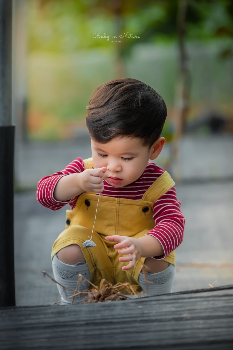 CHO TRẺ RA VƯỜN NHO 🍇

Post mãi ảnh con nhà người ta rồi, hôm nay em cho bạn Cam lên sóng trở lại ạ :)))

Nghe nói mới có vườn nho trĩu quả nên bố mẹ cháu xách ngay cháu lên đường.

Vườn nho cách nhà em (Hà Đông) 23km, phía bên kia cầu Nhật Tân, đường to dễ đi, vèo cái là đến. Các bác google "ChimiFarm 4" là ra luôn ạ.

Bên này có vườn nho khá rộng, nho cũng thấp thôi nên các bé có thể tự hái được. Ngoài ra còn có chuồng nuôi thỏ, chim cho các bé trải nghiệm cho thỏ ăn. Em nghe thấy cả tiếng dê nhưng mà chưa nhìn thấy đâu.
Khi đi bố mẹ nhớ chuẩn bị thêm củ, rau để các con cho thỏ ăn nha ^^

Nhà em cho con ăn trưa xong là bê nhau lên đường, con ngủ trưa trên xe, đến nơi dậy chơi vui vẻ là vừa ❤

Giá vé tham quan: 30k/người lớn, gửi xe miễn phí, hái nho đem về 200k/kg.

Đồ uống: nước ép nho, dâu tây... 50~80k

Chúc cả nhà thu hoạch được đầy xe 😆