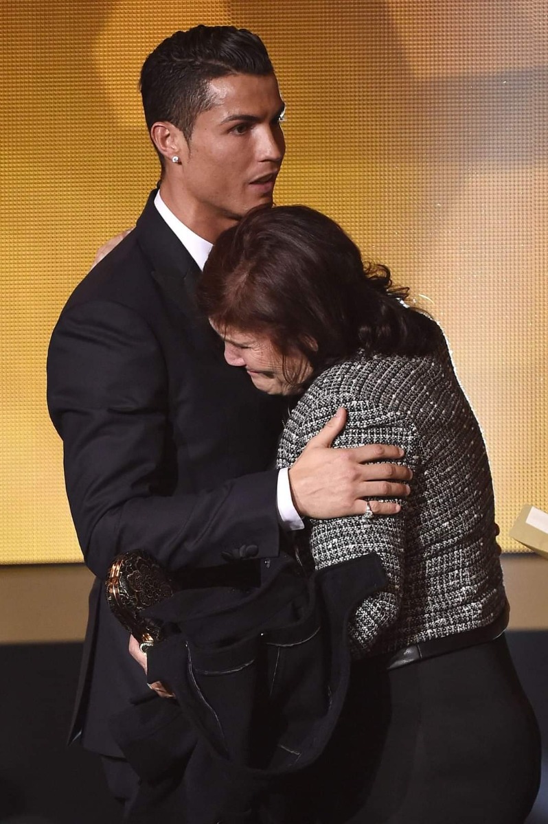 Một phóng viên hỏi Cristiano Ronaldo: "Tại sao lớn tuổi rồi mà bạn vẫn sống với mẹ?"

"Mẹ tôi đã nuôi nấng tôi, hy sinh cuộc đời vì tôi. Bà ấy ngủ đói để tôi có cái ăn vào ban đêm. Chúng tôi không có tiền. 

Mẹ tôi làm việc 7 ngày một tuần và buổi tối làm thêm công việc dọn dẹp để giúp tôi mua bóng tập đá, để tôi có thể nuôi giấc mơ trở thành cầu thủ. 

Tất cả thành công của tôi đều dành riêng cho bà. Và chỉ cần tôi còn sống, bà sẽ luôn ở bên cạnh tôi và có mọi thứ tôi có thể cho bà . 

Mẹ tôi là nơi nương tựa và là món quà lớn nhất của tôi.

Tôi thiết nghĩ, tiền không làm nên người giàu. Trên thực tế, có một số người nghèo đến nỗi tất cả những gì họ có chỉ là tiền.

Sự giàu có thực sự được tìm thấy trong lòng biết ơn đối với những món quà và phước lành của cuộc sống."

Danh thủ Cristiano Ronaldo.

Chúc các mẹ cuối tuần vui vẻ