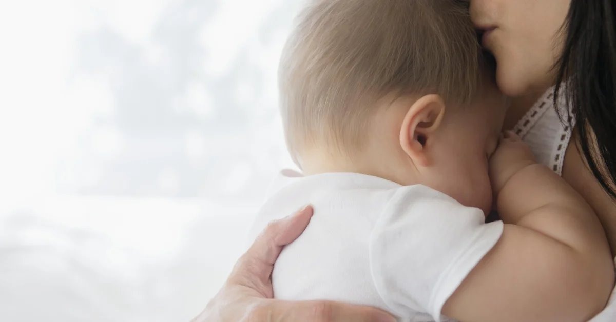 7 DẤU HIỆU SỚM CỦA STRESS
Những người mẹ bị stress hay trầm cảm sau sinh có thể làm gia tăng nguy cơ các vấn đề tâm lý và stress ở trẻ gấp 4 lần khi trẻ được 4 tuổi và 7 lần khi trẻ được 18 tuổi. Đó là kết quả tổng hợp các bằng chứng gần đây của TS. Garza, đăng tải trên Pharmacy Times.

Tất cả mọi người đều có stress. Phụ nữ có stress cao gấp 2 lần đàn ông. Điều này có thể dễ hiểu khi họ phải chịu nhiều tác nhân như hormone. Việc chịu đựng stress lâu dài có thể phát triển thành trầm cảm- một sát thủ vô hình đã gây ra nhiều cái chết và mất mác trong những gia đình

Bằng chứng hiện tại cho thấy việc thay đổi lối sống và cách suy nghĩ có thể giúp giảm stress. Giảm stress càng sớm bạn sẽ ngăn ngừa sự phát triển các thể nặng hơn như trầm cảm cũng như ngăn ngừa các ảnh hưởng tâm lý lâu dài đến trẻ.

Việc nhận biết các dấu hiệu sớm của stress là rất quan trọng.

7 DẤU HIỆU MÀ STRESS SỚM THỂ HIỆN TRÊN CƠ THỂ BẠN:

1. Khó ngủ, hay thức giấc ban đêm

2. Ăn không ngon, hay không thèm ăn những món từng thích

3. Ít nói và ít chia sẻ.

4. Đau 1 số bộ phận như đau đầu, đau cổ hay mệt mỏi khắp người

5. Có vấn đề tiêu hóa như no hơi, phân lỏng, hay đau bụng (trước đây không có)

6. Giảm hứng thú trong quan hệ vợ chồng

7. Nổi mụn, hoặc gia tăng nếp nhăn

Khi bạn có từ 3 dấu hiệu trở lên và kéo dài hơn 7 ngày, bạn có thể đang gặp stress và cơ thể đang cho bạn biết "đã đến lúc cần giúp cơ thể giảm stress"

4 CÁCH GIẢM STRESS ĐƯỢC KHUYÊN

1. Đi dạo hoặc chạy bộ với ai đó. Vận động có thể tạo ra hormone giúp bạn cảm thấy hạnh phúc và yêu cuộc sống hơn. Hơn nữa, tạo 1 không gian mở và có nhiều thời gian tận hưởng thiên nhiên cây cối 2 bên đường khi đi dạo - điều mà bạn không bao giờ chú ý trước đây- có thể làm suy nghĩ bạn trở nên tích cực.

2. Làm điều bạn thích. Hãy viết ra 3 điều bạn thích và muốn làm lúc này. Và hãy làm ngay điều số 1.

3. Làm ít nhất một điều tích cực hay tốt lành cho ai đó. VD, bạn có hứa chở con đi mua gì không? hãy làm điều này. Việc thay đổi suy nghĩ tích cực khó hơn khi bạn thực hiện những điều tích cực hay tốt lành cho ai đó, thậm chí cho bản thân. Nó sẽ mang bạn đến sự thay đổi tích cực của hành vi.

4. Tắm và thư giãn dưới vòi sen và nước ấm. Nếu bạn gặp vấn đề về giấc ngủ, việc dùng vòi sen cho chảy liên tục 3 phút từ đầu gối xuống sẽ cho bạn cảm giác thư giãn và giấc ngủ được cải thiện.