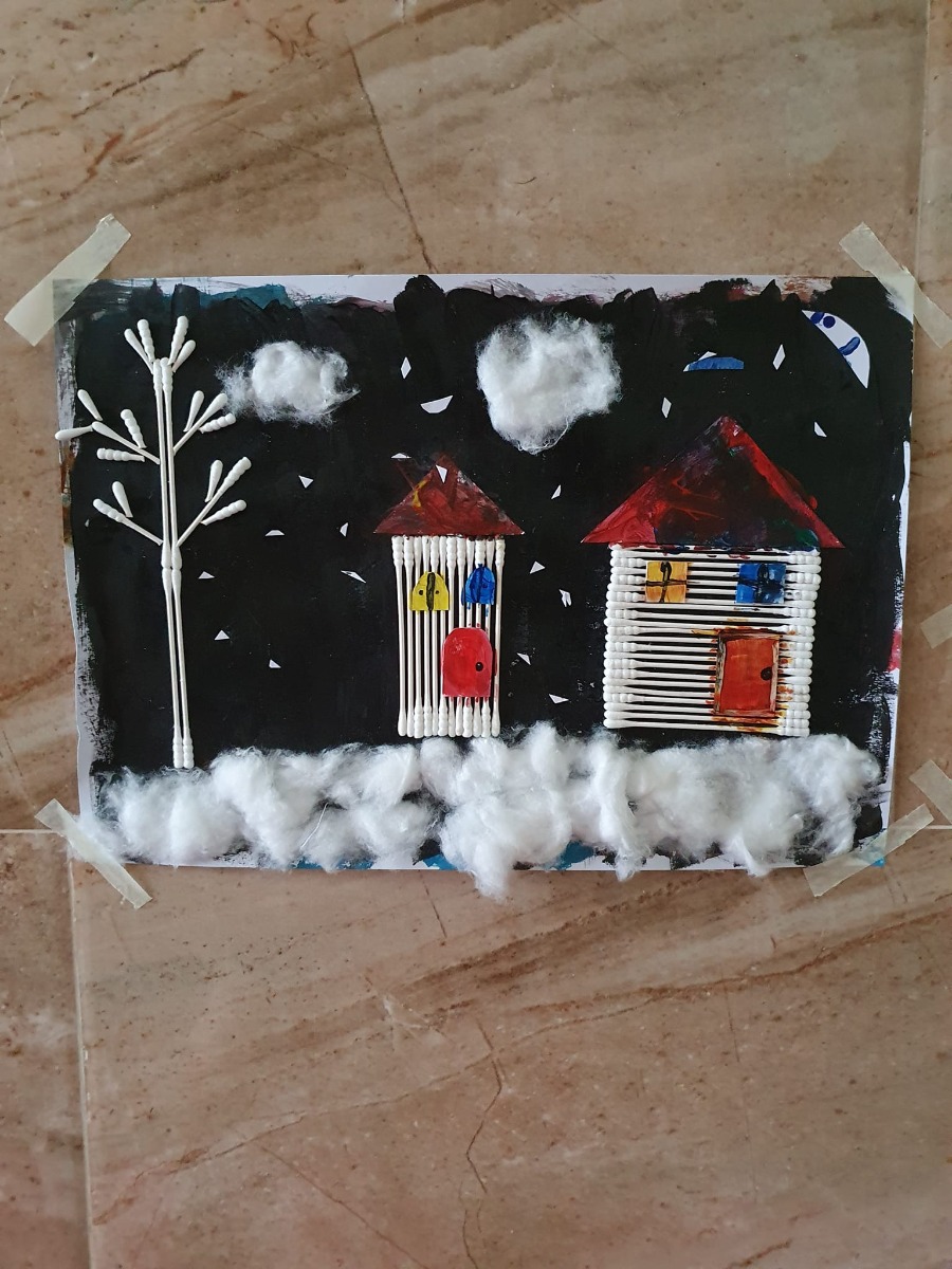 SÁNG THỨ 7 CỦA CON

- Hết dịch con sẽ đi đâu đầu tiên con gái? - Mẹ đang nghĩ thầm chắc chắn con sẽ nói con thích đi học đầu tiên,kaka.

- Con thích đi nhà băng mẹ ơi, vì không có tuyết nên con thích tới đó xem tuyết vậy.

- Vậy con không muốn đi học à? - Mẹ mặt tiu nghỉu hỏi.

- Con muốn đi chơi nhiều chỗ trước mẹ à, rồi con mới tính tới chuyện đi học. - Vẻ mặt nói rất là nghiêm túc nha.

- Vậy hôm nay con có muốn mẹ con mình làm nhà tuyết không?

- Ok mẹ.

Sau 1 tiếng 2 mẹ con đã hoàn thành xong bức tranh mùa đông.

- Nhà to bên phải là của 2 ba con nha, còn nhà nhỏ bên trái là của mẹ nè! - Con gái vừa làm vừa nói rồi cười hí hí đắc chí.

- Thế là con gái làm nhà riêng cho mẹ ra rìa luôn.

Làm dễ lắm nhé các bạn, chỉ cần keo dán và tăm bông là xong bức tranh rồi. Chúc các bạn cuối tuần vui vẻ nhé!