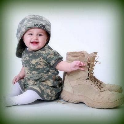 ĐỂ TRẺ THÀNH CÔNG BẠN CẦN RÈN LUYỆN TÍNH KỶ LUẬT CHO TRẺ NGAY TỪ NHỎ
Một nghiên cứu dài gần 40 năm được thực hiện bởi 3 ĐH hàng đầu thế giới gồm ĐH King's College, Anh, ĐH DuKe, Mỹ và ĐH Dunedin, New Zealand đã cho thấy sự thành công của 1000 đứa trẻ đến độ tuổi 38 nếu ngay từ lúc nhỏ chúng đã được phát triển tính kỷ luật. Tính kỷ luật là 1 phần phát triển tự nhiên của mọi đứa trẻ từ độ tuổi rất sớm. Tuy nhiên, tính kỷ luật này có được duy trì và phát huy hay không lại bị ảnh hưởng rất lớn bởi chính cha mẹ chúng ta. Nếu chúng ta quá nuông chiều, hoặc chỉ cần chiều ý trẻ ngay khi trẻ khóc la, hay đòi hỏi ăn vạ cái gì đó thì tại thời điểm đó các liên kết trong phần trước não bộ không được hình thành để giúp trẻ phát triển tính kỹ luật bản thân. Và trẻ sẽ dần mất khả năng tự kỷ luật bản thân. Điều này sẽ đi theo trẻ khi lớn (sau 6 tuổi) và làm chúng trở thành 1 người thiếu kỹ luật và không thành công.

Ngược lại, những đứa trẻ được phát triển tính kỷ luật bản thân tốt trong độ tuổi sớm sẽ dễ thành công, sống khỏe mạnh và thậm chí trở thành những cha mẹ biết cách giáo dục con cái tốt trong tương lai. Rất dễ dàng chúng ta thấy có 2 dạng người trong cuộc sống xung quanh chúng ta: 1 người có tính kỷ luật tốt và thành công mọi mặt vì họ kiểm soát mọi thứ để đạt kết quả tốt nhất; một người thiếu kỷ luật và luôn bị chi phối bởi những cám dỗ và dĩ nhiên họ làm việc gì cũng không đạt được kết quả tốt nhất. Rất may mắn, 2 dạng người này lại được quyết định nhiều vào cách dạy dỗ của chúng ta trong những năm đầu tiên. Dĩ nhiên, tính kỷ luật chỉ là 1 yếu tố của sự thành công của 1 đứa trẻ, nhưng nó là 1 yếu tố rất quan trọng, có thể quản lý để phát huy nó từ sớm, mà không cần phải tạo ra vì mỗi đứa trẻ đều có sẵn nó bên trong chúng. Cách làm ra sao chỉ còn ở bạn mà thôi!

TÍNH KỶ LUẬT TRONG MỖI ĐỨA TRẺ
Có thể nói, kỷ luật là 1 phần phát triển tâm lý của trẻ. Nó là trạng thái giúp trẻ bắt đầu hiểu thế nào là khái niệm cần tập trung. Nếu không có, trẻ nhỏ sẽ không học được. Càng nhỏ mức độ tập tục rất tốt dù thời gian tập trung không dài. Càng lớn mức độ tập trung không còn tốt dù thời gian tập trung dài ra. Sự thành công của tập trung không nằm ở thời gian dài ngắn, mà ở chất lượng của sự tập trung. Giống như đọc quyển sách, không nằm ở bạn đọc bao nhiêu trang sách, mà nằm ở trang sách nào bạn tìm ra công thức để ứng dụng. Đây là ví dụ để dễ hiểu về sự phát triển tự nhiên khả năng kỷ luật của đứa trẻ.

Trẻ cần kỷ luật để phát triển khả năng tập trung, khi ấy trẻ dành thời gian này học hỏi và trải nghiệm. Lý do trẻ cần phát triển tính kỷ luật sớm vì 6 năm đầu đời là giai đoạn rất quan trọng để học hỏi.

Khi lớn, kỷ luật cũng lại là yếu tố quan trọng cho mọi đứa trẻ vì nó cũng quyết định sự tư duy và nghiêm túc trong mọi việc dẫn đến kết quả cuối cùng của trẻ.

Nếu đứa trẻ nào không được phát huy tính kỷ luật vốn sẵn có trước 6 tuổi, thì tính này sẽ dần biến mất hoặc trở nên lỏng lẽo dễ bị ảnh hưởng sau đó. Việc rèn luyện kỹ luật lại sau 6 tuổi cũng trở nên rất khó khăn vì lúc đó bạn bắt đầu tạo mới ra nó hoặc cố sửa chữa nó nếu so với trước 6 tuổi bạn chỉ việc phát huy nó- dễ hơn rất nhiều.

CẦN NUÔI DƯỠNG TÍNH KỶ LUẬT
Như đã nói ở trên, kỷ luật tự hình thành như 1 phần của phát triển hành vi tự nhiên giúp trẻ tồn tại và học hỏi, bị chi phối và hình thành bởi các phần phát triển của não bộ. Nhưng nó sẽ dễ biến mất hoặc bị phá vỡ trước khi đứa trẻ chạm 6 tuổi nếu không được phát huy nó trước đó. Một khi kỷ luật được nuôi dưỡng để hình thành các mối liên kết chặt chẽ trong não bộ của trẻ, không gì có thể làm nó biến mất và nó trở thành con người bên trong của mỗi đứa trẻ.

ĐIỀU GÌ BẠN CẦN LÀM ĐỂ NUÔI DƯỠNG TÍNH KỶ LUẬT TRONG TRẺ?

1. Cố gắng làm những công việc sau thành 1 nếp nhất định
Có 3 việc cần làm thành nếp như việc ăn, việc ngủ và việc đọc sách. Nói đến nếp thì nó phải là nếp thực sự. Dù có ngoại lệ như đi du lịch, về thăm ông bà,... nhưng khi trở lại cuộc sống cũ thì nó phải quay trở lại.

Chia thời gian cụ thể khi nào ăn, khi nào đến giờ cả nhà sẽ đi ngủ và khi nào đọc sách cho trẻ. Quản lý các yếu tố như liệu thiết bị điện tử có tắt khi bắt đầu đến giờ ngủ, TV ở phòng ăn liệu có tắt khi ăn.

2. Cùng trẻ giải quyết khó khăn khi cần, chứ đừng làm thay trẻ
Một ngòi nỗ quan trọng cho không kỷ luật là có ai đó để ỷ lại, có con đường tắt để đi... Trẻ con sẽ học được những điều này rất nhanh khi chúng nhận ra. Nếu bé biết mỗi lần làm 1 bài toán khó chỉ cần nằm lăn 1 tí là mẹ giúp giải hoặc cho qua bài này, thì y như rằng lần sau bạn sẽ thấy trẻ làm y vậy. Không bao giờ bạn nâng cao kỳ vọng của trẻ được nữa vì trẻ bắt đầu ỷ lại.

Tốt hơn, cho trẻ thời gian và độ khó xứng tầm để trẻ giải quyết, khi gặp khó khăn bạn gợi ý để trẻ suy nghĩ thêm cùng tìm lới giải, đừng cho trẻ đáp án hay bỏ qua bài khác.

Kỷ luật cũng hình thành khi trẻ biết nổ lực hoàn thành và đạt kết quả.

3. Cho trẻ biết là phải biết chấp nhận sự nhận xét.
Chúng ta thường quá thiên lệch sự nhận xét 1 ai, thường chỉ nhận xét tốt hay khen khi làm tốt, nhưng ngại nhận xét phê bình khi làm sai. Cái này không tốt cho họ chút nào, đặc biệt con cái chúng ta. Làm vậy, chúng ta vô tình chỉ khen, mà 1 ngày nào đó bạn không kiềm được mà chê thì làm đứa trẻ cảm thấy nặng nề và khó chịu. Lỗi tại ai? Tại chúng ta chứ ai! Thực ra, bản thân của nhận xét là có tốt có xấu, có khen khi làm tốt, có phê bình khi làm chưa tốt. Trẻ con từ nhỏ cần được cho nhận xét công bằng như vậy.

Tại sao nó quan trọng? Bởi vì khi đó đứa trẻ chấp nhận lời nhận xét như 1 công cụ để sửa chữa và cố gắng phát huy. Công cụ này gọi là động lực. Còn chỉ khen nhưng ít chê, một khi chê công cụ này gọi là xem thường.

Note
Moffitt T.E et al. (2012) Lifelong Impact of Early Self-Control-Childhood self-discipline predicts adult quality of life. American Scientist, 101, 352-359.
Moffitt, T.E. et al. (2011) A gradient of childhood self-control predicts health, wealth, and public safety. PNAS February, 108 (7) 2693-2698.
Angela L. Duckworth, A.L. (2011) The significance of self-control. PNAS .108 (7) 2639-2640