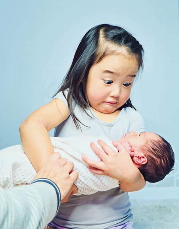 🤣🤣 Cười nghiêng ngả với 1001 biểu cảm của các bé khi lần đầu được làm anh làm chị. 

🌸 Đúng là “Làm anh khó lắm, phải đâu chuyện đùa” bố mẹ nhỉ! 

Nguồn ảnh: tổng hợp.