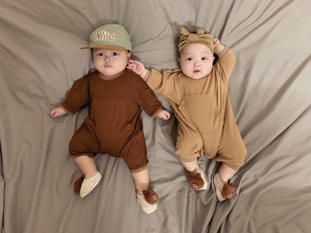 Động lực cho các mom sinh non.. 

Mình đã từng trải qua tâm trạng và giai đoạn mong chờ tin con, mong được gặp con, rồi tới khi gặp con sẽ chăm con như thế nào… 

Trước đó là những ngày nằm trên giường viện, cơn gò dữ dội, mẹ chỉ biết nhìn lên trần nhà và hy vọng con mình sẽ sống, dù tới khi mẹ cạn kiệt sức lực vì cơn gò đau những ngày trước, chỉ biết mình phải cố hết sức để rặn con ra.. con sẽ sống … 

Quãng thời gian trong viện ấp con là quãng tg vất vả nhất, mẹ chẳng biết cơm cữ là gì, giấc ngủ ngon là gì.. chỉ có mảnh chiếu nằm giữa nền nhà và những giấc chợp mắt ngắn ngủi..

Và rồi cảm ơn ông trời tvia các con dậy thì thành công, bản năng của người mẹ sẽ biết phải làm gì để chăm con mình thật tốt.. mình muốn truyền niềm hy vọng tới các mẹ đang, hoặc ko may rơi vào hoàn cảnh con sinh non.. chúc các mẹ và các con luôn khoẻ mạnh ❤️ 

Hai em 30w2d ( 1kg2 và 1kg3) con đã được 5.5 tháng hiệu chỉnh.