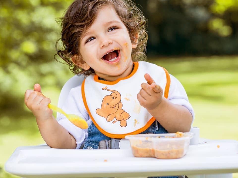 Bạn có đang gặp vấn đề về việc ăn uống của trẻ? Bạn nghĩ vì sao con bạn lại gặp vấn đề này, có phải là do trẻ kén ăn không? Theo nhật báo Washington Post từng chia sẻ có đến 50% trẻ trước 5 tuổi bị biếng ăn hoặc có dấu hiệu không hứng thú với thức ăn. Còn trong một báo cáo gần đây về biếng ăn của nhóm các nhà khoa học người Mỹ thuộc ĐH Duke thì phần lớn lí do biếng ăn ở trẻ là do sự không thấu hiểu của bố mẹ về nhu cầu ăn uống của trẻ chứ ít khi nguyên nhân là từ trẻ. Vậy chúng ta cần hiểu gì về “bí mật cái bụng của trẻ”

BÍ MẬT CÁI BỤNG NHỎ XÍU CỦA TRẺ
1. Nó là bể chứa có giới hạn
Nhiều cha mẹ chỉ quan tâm đến làm sao trẻ bú được thêm sữa hoặc ăn thêm được 1 vài muỗng cơm hay cá thịt, nhưng thực ra cái "bụng" trẻ không thể cứ cố là ăn thêm được như người lớn chúng ta. VD, 1 tuổi “cái bụng” trẻ chỉ chứa khoảng 200mL, và 2 tuổi vào khoảng 500mL. Nó thật sự rất nhỏ nếu so với của người lớn chúng ta. Nó không thể chấp nhận ăn nhiều một lúc hay cố ăn thêm, và nó cũng không thể nhận thêm gì nếu trước đó trẻ đã ăn lặt vặt quá nhiều. Hậu quả trước mắt của việc cố uống thêm sữa hay ăn thêm là thức ăn sẽ bị đẩy ra ngoài hoặc về lâu dài trẻ bắt đầu hành vi phản kháng và trở nên biếng ăn.
Bên cạnh đó, thời gian tiêu hóa của trẻ cũng chậm hơn nhiều so với người lớn chúng ta. Đặc biệt với một số chất béo bão hòa, trans-fat, chất đường ngọt là khó tiêu hóa đối với trẻ. Do đó, nếu trẻ ăn lặt vặt nhiều đặc biệt là bin bin hay bánh kẹo quá gần bữa chính có thể làm trẻ no và không cảm thấy hứng thú trong bữa ăn chính.

Nếu trẻ đang gặp vấn đề về biếng ăn điều đầu tiên bạn nên làm là:
* Xem xét bao nhiêu lượng bé đã ăn lặt vặt trong ngày, biết đâu do tâm lý sợ bé đói, bạn đã cho bé ăn thêm những món nào trước đó? Viết ra giấy. Đôi lúc khi viết xong bạn cũng nhận rằng thật ra trẻ ăn nhiều hơn bạn nghĩ.

* Nếu thực sự trẻ không ăn gì, kể cả món lặt vặt thì bạn nghĩ lượng sữa bé uống có đang phù hợp với trẻ chưa? Để trả lời, bạn cũng nên xem xét thêm trẻ có uống gì khác ngoài sữa không, ví dụ như nước ép trái cây, ăn dưa hấu chẳng hạn.

2. Cái bụng trẻ là ngôi nhà của hàng tỷ lợi khuẩn
Khoa học đến nay có thể hiểu được sự phát triển và khỏe mạnh của con người vẫn cần phải phụ thuộc vào nhóm hệ vi sinh vật đường ruột - Đây là “nhóm cư dân” bắt đầu di cư sớm ngay khi trẻ vừa sinh ra và hoàn thành ổn định khi trẻ qua 3 tuổi. Tại sao nó quan trọng? Bởi vì đường ruột nắm giữ khoảng 70% tế bào miễn dịch của cơ thể và những lợi khuẩn này giúp ngăn ngừa các hại khuẩn xâm nhập và phát triển. Do đó, nó nắm giữ nhiều vai trò quan trọng trong việc giúp trẻ tăng cường miễn dịch cũng như bảo vệ trẻ chống lại nhiều bệnh tật như các bệnh viêm đường hô hấp trên, tiêu chảy,…
Ở giai đoạn sớm, nhóm vi sinh vật này có thể di cư vào cơ thể trẻ qua 2 con đường chính:
• Đường sinh nở khi mẹ sinh thường.
• Qua sữa mẹ.
Chúng ta biết nhiều đến sữa mẹ như là nguồn dồi dào các chất dinh dưỡng và yếu tố miễn dịch quan trọng. Nhưng thực ra trong sữa mẹ cũng chứa rất nhiều các nhóm lợi khuẩn quan trọng giúp tạo khởi đầu khỏe mạnh cho trẻ. Cho đến nay có khoảng 200 loài đã được nhận ra, trong đó lợi khuẩn acid lactic được tìm thấy đầu tiên vào năm 2003. Nhóm lợi khuẩn từ sữa mẹ này hay còn gọi là HMP (Human Milk Probiotics) có một khả năng đặc biệt đó là tạo ra môi trường sống thuận lợi cho các lợi khuẩn khác phát triển trong đường ruột của trẻ.
Vì những lợi ích của HMP, các nhà khoa học đã ứng dụng và phân lập trực tiếp các lợi khuẩn này từ sữa mẹ để bổ sung vào các sản phẩm dành cho trẻ. Ví dụ như trong sữa HiPP Organic Combiotic ngoài bổ sung lợi khuẩn từ sữa mẹ HMP người ta còn kết hợp thêm thành phần chất xơ prebiotics GOS như nguồn thức ăn cho các lợi khuẩn phát triển. Một thử nghiệm lâm sàng được dẫn đầu bởi TS. Maldonado, BV Universitario Virgen de las Nieves, Tây Ban Nha cho thấy sự kết hợp giữa lợi khuẩn từ sữa mẹ và chất xơ GOS giúp giảm đáng kể tỷ lệ mắc tiêu chảy và nhiễm trùng đường hô hấp so với nhóm trẻ đối chứng. Sự kết hợp này được cho là đã tạo ra một tác dụng hiệp đồng giúp hỗ trợ hoạt động của các lợi khuẩn, giúp trẻ dễ hấp thu, và tăng sức đề kháng.
Do đó, để giúp trẻ có khởi đầu khỏe mạnh và lâu dài thì việc nuôi dưỡng và duy trì hệ lợi khuẩn đường ruột là cần thiết, đặc biệt với các bé sinh mổ. Một hệ vi sinh đường ruột khoẻ chính là tiền đề cho sức đề kháng khoẻ, sức đề kháng khoẻ chính là điều kiện mấu chốt giúp trẻ phát triển toàn diện cả về thể chất và trí tuệ.

3. Cái bụng trẻ cũng cảm nhận được sự lo lắng và stress của bạn thậm chí nhiều hơn bạn nghĩ
Đường ruột được ví như não bộ thứ 2 của chúng ta vì nó chứa hàng trăm triệu tế bào thần kinh. Với trẻ trước 6 tuổi, trẻ có thể trải qua 1 số cơn đau bụng thường xuyên hơn người lớn chúng ta. Điều này có thể liên quan đến khả năng đáp ứng stress của trẻ.
Một trong những nguyên nhân dẫn đến stress của trẻ cũng có thể đến từ bạn. Nếu tâm trạng bạn buồn bực khi chăm sóc trẻ, hay lúc cho trẻ bú thì trẻ cũng cảm nhận được sự buồn bực và khó chịu, hệ thống đáp ứng với stress giữa hệ tiêu hóa và não bộ chưa hoàn thiện có thể gây ra một số khó chịu này. Do đó, TS. Taylor, ĐH Bristol, Anh chia sẻ cha mẹ càng stress trong bữa ăn của trẻ, trẻ lại càng biếng ăn và khó chịu hơn, mà không giải quyết được vấn đề.

• Cha mẹ được khuyên là nên bình tĩnh và luôn thể hiện thái độ tích cực và vui vẻ. Điều này cũng làm trẻ có thái độ tích cực khi đáp ứng lại với bạn.
• Nếu trẻ biếng ăn, thay vì ép, dụ hoặc la mắng trẻ, khi bữa ăn kéo dài hơn 30 phút, bạn có thể ngưng bữa ăn đó. Tuy nhiên, cha mẹ vẫn kiên nhẫn hằng ngày giới thiệu bữa ăn cho trẻ, thay đổi mì, nui, bún nếu bé không thích cơm, cháo, thay đổi màu sắc hình dạng món ăn. Nếu có dịp thì khuyến khích bé cùng bạn trang trí dĩa thức ăn, hoặc cho bé chọn món ăn bé bỏ vào dĩa. Những ngày không chịu ăn của trẻ sẽ sớm qua đi một cách nhẹ nhàng và trẻ sẽ ăn trở lại nếu trẻ không thấy áp lực nào từ cha mẹ.

Note
Bergmann, H., Rodríguez, J., Salminen, S., & Szajewska, H. (2014). Probiotics in human milk and probiotic supplementation in infant nutrition: A workshop report. British Journal of Nutrition, 112(7), 1119-1128.
Norris, M. L., Spettigue, W. J., & Katzman, D. K. (2016). Update on eating disorders: current perspectives on avoidant/restrictive food intake disorder in children and youth. Neuropsychiatric disease and treatment, 12, 213–218.
Maldonado J, et al. (2012) Human milk probiotic Lactobacillus fermentum CECT5716 reduces the incidence of gastrointestinal and upper respiratory tract infections in infants. J Pediatr Gastroenterol Nutr. 2012 Jan;54(1):55-61. Erratum in: J Pediatr Gastroenterol Nutr. 2012 Apr;54(4):571.