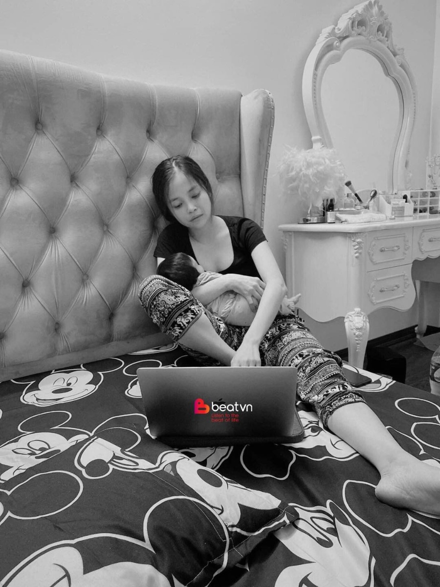 VÌ SAO NHỮNG NĂM MƯỜI MẤY TUỔI "YÊU" AI CHỈ MUỐN CƯỚI LUÔN MÀ LỚN LÊN LẠI KHÔNG NHƯ VẬY NỮA?

Năm mười mấy tuổi nghĩ: Cưới - đơn giản là việc 2 đứa về ở với nhau, sáng uống cafe, trưa nấu cơm, tối nhâm nhi tách trà xem Netflix. Lớn lên mới hiểu, muốn thảnh thơi thì cần đi làm kiếm tiền nữa, mà đã lao đầu vào kiếm tiền thì chẳng ai có thể thảnh thơi cả.

Năm mười mấy tuổi nghĩ: Cưới - là việc của 2 đứa với nhau, anh yêu em, em yêu anh, thế là đụ. Lớn lên mới hiểu, ngoài 2 đứa với nhau còn họ hàng 3 bề 4 bên. Không chỉ bố mẹ em, bố mẹ anh, mà còn bên nội nhà anh bên ngoại nhà em và ngược lại. Để vẹn tròn tất cả những điều đó thì cần những thứ lớn hơn cả tình yêu.

Năm mười mấy tuổi nghĩ: Cô/anh ấy lúc này chính là chân ái, cả cuộc đời này không thể tìm được người thứ hai. Lớn lên mới hiểu: Không chỉ tìm được người thứ hai mà chúng ta có thể thấy được cả người thứ ba, bốn, năm, sáu, bảy... và để giữ vững được tình yêu dành cho 1 người duy nhất, không phải là điều dễ dàng gì.

Năm mười mấy tuổi nghĩ: Cưới về chúng ta sẽ có 1 đứa con, sáng nấu bột cho nó ăn, tối 2 vợ chồng ôm con ngủ. Lớn lên mới hiểu: Bọn trẻ nó không chỉ ăn mà còn cả ỉa nữa, chúng nó sẽ ngủ vào ban sáng, khóc vào ban đêm và không phải lúc nào cũng khỏe mạnh, vạm vỡ, tập gym với bố mẹ cả ngày.

Năm mười mất tuổi nghĩ: Cưới nhau về 2 đứa sẽ san sẻ việc nhà, anh nấu cơm, em rửa bát, anh giặt quần áo thì em phơi. Nhưng lớn lên mới hiểu việc nhà không chỉ có nấu cơm giặt giũ và không phải ai cũng sẵn sàng chia sẻ với nửa kia, đôi khi chúng ta cãi nhau vì những việc nhỏ nhặt như: "Canh hôm nay mặn thế?" hay "Ông đi làm cl gì mà ngày thay đến 3 cái quần lót vậy?"

Năm mười mấy tuổi nghĩ: Người yêu mình lúc nào cũng sạch sẽ, thơm tho. Nhưng lớn lên mới biết: Sạch sẽ, thơm tho mấy thì cũng đến lúc ốm đau. Tắm phải lau bằng khăn và ỉa phải có người chùi đuýt hộ. Yêu nhau đánh quả rắm có thể khen thơm, nhưng cưới về nhìn thấy tục tứt của nhau nó lại là chuyện khác.

Năm mười mấy tuổi nghĩ: Nhà chồng, nhà vợ cũng giống như nhà mình. Thích ăn gì thì ăn, thích ngủ lúc nào thì ngủ. Nhưng lớn lên mới hiểu: Để làm quen với khẩu vị, nếp sống, thói quen sinh hoạt của 1 gia đình phải mất cả năm, có khi là cả đời nếu chúng ta không tự giác thay đổi.

Năm mười mấy tuổi nghĩ: Lấy chồng lấy vợ rồi, mỗi đứa vẫn sẽ có sự nghiệp riêng, phấn đấu lên ông nọ bà kia. Nhưng lớn lên mới biết: Có gia đình rồi, đi làm thường mang tâm thế ổn định hơn, ít dám mạo hiểm hơn vì bây giờ chúng ta đã có thứ để mất.

Năm mười mấy tuổi, đặc biệt là các bạn nữ nghĩ, cưới chồng đơn giản là về nhà người mình yêu ở, gọi 2 người xa lạ nào đấy là bố mẹ và cuối tuần thì về nhà đẻ chơi. Nhưng lớn lên mới biết, ngôi nhà đó không chỉ là nhà người mình yêu, nó là nhà mình, cuối tuần còn nhiều việc phải làm hơn là về nhà mẹ đẻ.

Và còn rất rất rất nhiều thứ khác nữa năm mười mấy tuổi chúng ta tưởng thế nhưng lớn lên lại không phải vậy. "Vỡ mộng không?". Không. Nhưng có thể là mình chưa sẵn sàng thay đổi.

Vậy đấy, lớn lên, con người thay đổi và tình yêu của chúng ta cũng thay đổi. Khi tình cảm gắn thêm 2 từ "trách nhiệm", nó hoàn toàn khác với thứ cảm xúc gà bông, chúng ta phải nỗ lực nhiều hơn để hoàn thành "tình yêu" đó 1 cách trọn vẹn nhất.

Khuyên không nên lập gia đình sớm là sai nhưng hãy lập gia đình khi cả 2 đã chính chắn và hiểu tất cả những thứ khi chúng ta đã trở thành 1 gia đình!!!