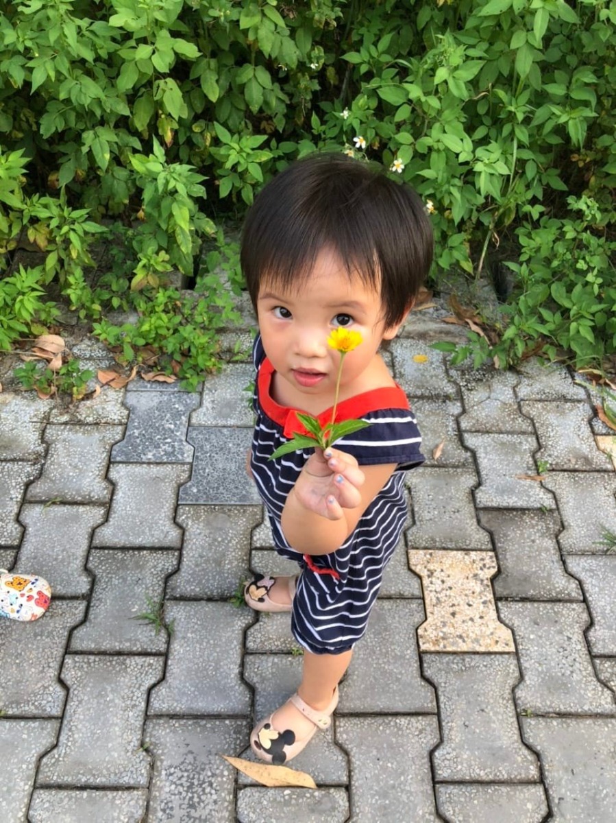 NHẬT KÝ CỦA MỘT EM BÉ 2 TUỔI

Hôm nay con thức dậy và muốn tự mặc quần áo cho mình nhưng lại bị mẹ từ chối:
- “Không, không, chúng ta không có thời gian, để mẹ mặc cho!”
Điều đó đã khiến con buồn.

Con muốn tự mình ăn sáng nhưng lại được bảo là:
- “Không, con quá là bừa bộn, hãy để mẹ bón cho con”.
Và điều đó đã khiến con chán nản.

Con muốn tự mình đi bộ và leo lên xe nhưng lại được bảo:
- “Không, chúng ta cần phải đi ngay, chúng ta không có thời gian. Hãy để mẹ đỡ con lên xe nhé”.
Điều này làm con khóc.

Con muốn tự mình ra khỏi xe nhưng lại được nói:
- “Không, chúng ta không có thời gian”.
Điều này khiến con muốn trốn chạy.

Sau đó khi con muốn chơi với các khối xếp hình thì mẹ lại nhắc:
- “Không, không phải như thế, mà là như thế này này”.
Và con không có hứng thú với các khối xếp hình nữa.

Con muốn thử chơi con búp bê mà bạn khác đang cầm, vì thế con đã lấy nó. Con lại được bảo là:
- “Không, đừng làm vậy! Con phải biết chia sẻ chứ”.
Con không chắc chắn những gì con đã làm, nhưng nó làm con buồn. Thế là con lại khóc.

Con muốn một cái ôm nhưng lại được bảo: - “Không, con ổn mà, con đi chơi đi”.

Con được nhắc:
- "Tới lúc nhặt đồ lên rồi”.
Con biết bởi vì ai đó cứ luôn nói vậy. Nhưng con không biết phải làm gì, con đang đợi ai đó chỉ cho con.
- "Con đang làm gì đấy? Tại sao con chỉ đứng đó? Nhặt đồ chơi của con lên ngay đi!”

Con không được phép tự mặc quần áo hoặc tự mình di chuyển đến nơi con cần đến, nhưng bây giờ con lại được yêu cầu nhặt đồ. Con không biết phải làm gì cả. Chẳng phải nên có ai đó chỉ cho con làm như thế nào sao? Con nên bắt đầu từ đâu? Những thứ này sẽ cất ở chỗ nào? Rất nhiều từ ngữ được nói ra nhưng con không hiểu mình đang được yêu cầu làm gì cả. Con cảm thấy sợ hãi và không di chuyển. Con chỉ có thể nằm xuống sàn khóc.

Khi đến giờ ăn, con muốn tự lấy thức ăn cho riêng mình, nhưng lại được bảo:
- “Không, con còn nhỏ. Hãy để mẹ làm cho”.
Điều này khiến con cảm thấy mình thật nhỏ bé.

Con đã cố gắng ăn thức ăn trước mặt, nhưng con không thể và ai đó cứ nói rằng:
- “Đây này, thử cái này, ăn món ăn này này”
và đưa mọi thứ vào trước mặt con khiến con không muốn ăn thêm nữa. Điều này làm con muốn ném bỏ mọi thứ và khóc.

Con không thể tự ra khỏi bàn vì không ai cho phép, và bởi vì con quá nhỏ bé nên con không thể làm được. Họ cứ nói con phải cắn một miếng đi. Điều đó khiến cho con khóc nhiều hơn. Con vừa đói, vừa buồn và thất vọng. Con mệt mỏi và cần một cái ôm. Con cảm thấy không an toàn, mất kiểm soát. Chúng khiến con sợ hãi. Con càng khóc nhiều hơn.

Con mới 2 tuổi. Sẽ không ai để con tự mặc quần áo, không ai để con tự di chuyển tới nơi cần đến, không ai cho con được làm theo nhu cầu của riêng mình. Vậy mà con lại được mong chờ sẽ biết cách chia sẻ. Con lại được mong chờ con sẽ biết phải nói gì và làm thế nào để hành động hoặc xử lý cảm xúc của mình. Con được mong đợi sẽ ngồi yên hoặc ý thức được nếu con ném thứ gì đó nó có thể bị vỡ. Nhưng con làm sao biết được những điều này? Con không được phép tự làm các kỹ năng như đi bộ, đẩy, kéo khóa, đóng cúc áo, rót nước, phục vụ, leo trèo, chạy nhảy, ném hoặc làm những việc mà con biết mình có thể làm. Những thứ khiến con quan tâm và khiến con tò mò thì lại là những điều con KHÔNG được phép.

Con là một em bé 2 tuổi. Con không phải đứa trẻ hư. Con cảm thấy rất thất vọng. Con luôn lo lắng, căng thẳng, choáng ngợp và bối rối. Con rất cần một cái ôm.

(Nguồn: Bumpbabyandyou
Team WRM tổng hợp và biên dịch)