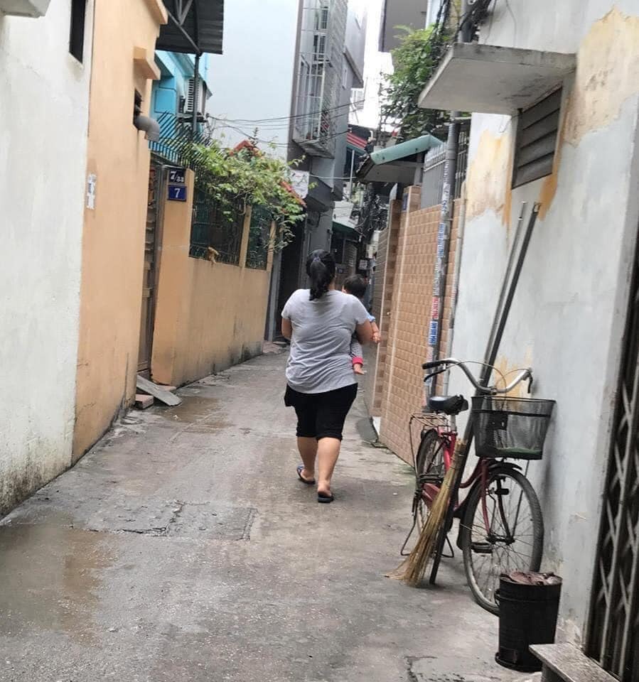 CÂU CHUYỆN ĐÁNG SUY NGẪM: ‘MỌI CÀNH HỒNG DẪU RỰC RỠ HAY TÀN ÚA CŨNG ĐỀU RẤT MONG MANH!’ 🥀🥀🥀

Khi bạn ấy về ngõ này làm dâu , dáng dấp cũng xinh xắn nhỏ nhắn . Khi bạn ấy sinh đứa con đầu ai cũng khen đầy đặn , gái một con trông mòn con mắt. Đứa lớn hình như được 2-3 tuổi thì bạn ấy có bầu đứa thứ hai . Giờ đưa thứ hai cũng được chừng một tuổi nhưng ngõ xóm chả ai nhận ra bạn ấy nữa.😔

Đôi khi thay vì khen con bé này chăm con khéo thế người ta lại vô tình buột miệng " con bé này béo thế " .

Ai cũng bảo giảm cân đi , giảm cân để mặc váy cho đẹp , giảm cân để đi với chồng cho cân xứng , thậm chí là giảm cân để thiên hạ không bảo " mẹ ăn hết phần con " .

Nhưng một nách hai đứa , nhà cửa cơm cháo đến thời gian đi đái một bãi còn phải tính bằng giây , đi tập với bạn là một điều xa xỉ.

Nhưng chẳng có người phụ nữ nào lại đổ tội cho con cái mà mình trở lên xấu xí . Ăn cố một tí cho có sữa , ăn cố một tí cho có sức gánh cả ngôi nhà.

Rồi ai cũng thế thiên chức làm vợ làm mẹ đều khiến họ quên đi bản thân mình .

Nhưng đừng nghĩ đó là lẽ đương nhiên , hy sinh là đương nhiên hay trở lên lôi thôi xồ xề cũng là đương nhiên .
Một năm mỗi người phụ nữ đều có 365 ngày làm vợ , làm mẹ nhưng chỉ có đôi ba ngày được làm nhân tình. Hãy trân trọng họ , quan tâm đến họ trong những ngày đặc biệt này nhiều hơn một chút.

Bởi họ xứng đáng được đền đáp , xứng đáng được yêu thương .

Không phải là những món quà to tát hay những lời hoa mĩ ngôn tình , họ hy sinh cho bạn cả đời đâu phải vì những điều lộng lẫy .

Một câu nói động viên , một lời hứa hẹn , một bông hoa hồng hay chỉ là một cái nắm tay .

Đừng để người phụ nữ của bạn cô đơn , đừng để họ hờn tủi nước mắt .

Mọi cành hồng dẫu rực rỡ hay tàn úa cũng đều rất mong manh !❣️

Cre: Tuệ Nhi