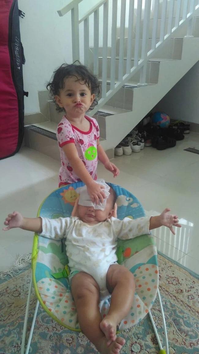 🤣🤣 Cười nghiêng ngả với 1001 biểu cảm của các bé khi lần đầu được làm anh làm chị. 

🌸 Đúng là “Làm anh khó lắm, phải đâu chuyện đùa” bố mẹ nhỉ! 

Nguồn ảnh: tổng hợp.