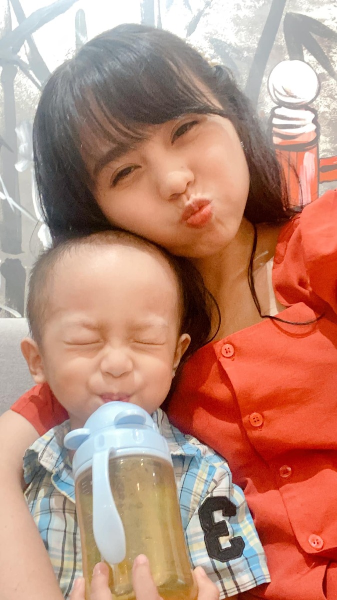 🌸CON NÉM ĐỒ, ĐÁNH MẸ, LIỆU CÓ NÊN ĐÁNH CON ĐỂ RĂN DẠY?! 😬

Dạo gần đây Siu có động thái "ra tay" với mẹ, đang yên đang lành tự dưng chạy tới vỗ cái bốp vô mặt xong cười khúc khích 😭

Hôm rồi đang soi gương bỗng thấy sao mặt mình lớm chớm nhiều nốt đỏ, ban đầu cứ nghĩ là mụn mà nhìn kỹ lại thì ôi thôi, mới nhớ anh Siu có cào cho mấy phát, lúc đó lại k thấy đau mà lại thấy tàn tích 😂😂

Chưa hết tội, cái tay cứ ném đồ lung tung, đụng gì cũng ném, có khi trúng ngay bản mặt xinh đẹp của mẹ, làm mẹ muốn cắn cho 1 phát và đánh cho 1 trận tơi bời luôn ak

Nhưng may thay cho Siu nha, nhờ mẹ đã có học qua giai đoạn nhạy cảm nên mẹ hoàn toàn HIỂU được những hành vi này của con, và mẹ đã rất rất kiềm chế cảm xúc với con vì mẹ biết rằng con chưa nhận định được hành động của mình là không nên, mà nguyên nhân của hành vi này là do con chưa biết cách biểu đạt và đang rơi vào giai đoạn NHẠY CẢM của ĐÔI BÀN TAY, cũng là thời kỳ CỬA SỔ CƠ HỘI để con phát triển kỹ năng xòe ngón tay và phát triển các cơ và lực cánh tay

Vậy mẹ nên "trị " Siu thế nào đây? 🤔🤔
Nếu là mẹ của trước đây khi chưa biết cách xử lý hành vi, Siu chắc chắn sẽ bị úp mặt vô tường và tét đít với mẹ
Nhưng giờ hiểu ra rồi thì phải biết kiềm chế lại, vì mình có đánh con thì con cũng sẽ bắt chước theo thôi hà, đến tuổi siêu bắt chước rồi còn gì 😂

🤘Đối với việc ném đồ, sau khi con quăng tứ tung, mình đã dạy con dọn dẹp lại các thứ con ném, đó cũng là cách dạy con phải tự chịu trách nhiệm với việc mình làm, song song với việc đó, mình tạo ra nhiều hoạt động vui chơi để con được vận động, học hỏi được nhiều hơn như các trò chơi ném bóng có mục tiêu, ném bóng vào rổ, đập bóng trên cao, lăn bóng, các trò chơi vận động tinh với đôi tay để con vừa được chơi, vừa được học và thỏa mãn trong giai đoạn nhạy cảm này. Con rất thích và hợp tác chơi cùng mẹ 1 cách hăng say.

🤘Còn nếu con dùng tay đánh mẹ thì sao? Lúc đó mẹ phải kiềm chế cảm xúc lắm, mẹ nhìn con với ánh mắt nghiêm nghị và bảo con “ Siu Siu ah, tay là để yêu thương, mình không làm thế nhé, hãy vuốt má mẹ nào! Mẹ rất thích đó ! " rồi dùng tay con vuốt ve má mẹ, mình dạy con cách thể hiện tình yêu thương đó mn ah!

Mẹ cứ lặp đi lặp lại như vậy mỗi khi con sắp "hành động" 😂, cho đến 1 hôm con chạy lại, theo quán tính thì mẹ né haha, nhưng bỗng nhiên con lại dùng tay vuốt má, rồi vuốt đầu mẹ( đọc truyện MoMo nên ảnh hơi bị lậm)! Ôi chao hạnh phúc biết bao 🥰🥰🥰

Nói chứ không phải 1 lần dạy là con hết ngay được, thú thật là đôi lúc k kiên nhẫn được vì đau quá mẹ cũng có la Siu đó :)) , quan trọng là mình phải thật kiên nhẫn với con, bây giờ mình toàn hỏi " Tay để làm gì?!" là bạn í lại lấy tay vuốt má mình 😂

Thế mới thấy, nhiều hành vi ba mẹ cứ chỉ phán xét con hư, con bướng bỉnh, con ích kỷ... Nhưng nếu hiểu được giai đoạn nhạy cảm, tâm lý con sẽ biết cách xử lý hành vi với con và cùng con tận dụng triệt để những thời kỳ cửa sổ cơ hội này ah!♥️