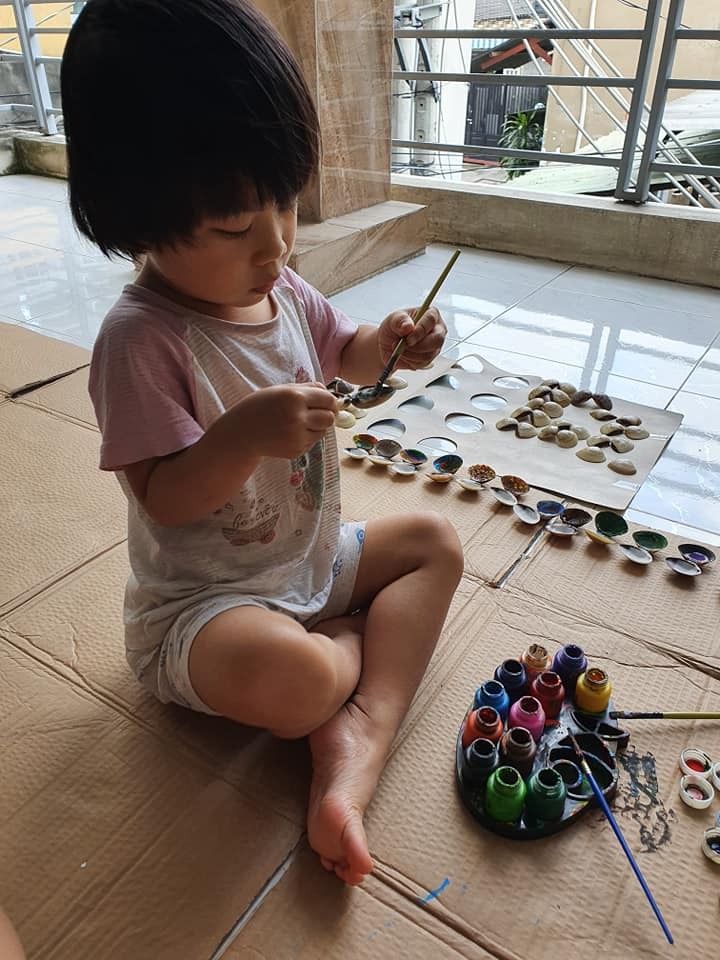 CHỦ NHẬT CỦA CON

Trẻ con đơn giản lắm các bạn, không cần phải m u a thật nhiều giáo cụ, đồ chơi đâu. Có nhiều cái đơn giản xung quanh ta có thể tận dụng được, giúp trẻ phát huy khả năng sáng tạo của mình.

Có 1ky vỏ nghêu thôi mà 2 mẹ con mải tô cả buổi chưa xong, chiều tiếp tục hoạt động tiếp..

Chiều là hoạt động vỏ nghêu với lá cây khô nè.

Mình m u a đại bộ màu trong nhà sách nên cũng không an toàn lắm. Trước bé nhà m dùng dính tay xong bị lột da tay, xong giờ xài phải cẩn thận hơn, dính là lau tay luôn hơi bất tiện.

Có bạn nào biết loại an toàn thì giới thiệu m nhé! Màu bình thường chứa kim loại nặng nên để dính cũng không tốt cho sức khỏe lắm à.