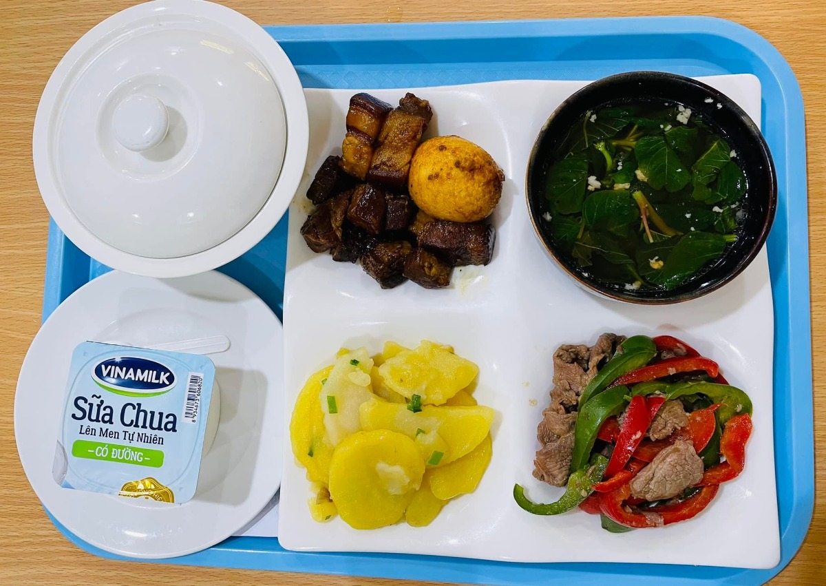 Review sinh mổ ở “khách sạn” Bảo Sơn ạ:
Em sinh mổ bé đầu 2019 ở PSHN theo bảo hiểm, sinh bé thứ 2 muốn chọn viện tư vì bà ngoại còn phải chăm bé đầu, chồng sẽ vào chăm mẹ nên chọn viện tư để các cô chăm sóc cùng. Em chọn gói sinh mổ 36 tuần vì nhà chồng xa viện, không thể đi lại thăm khám tại viện nhiều, và gói 36 tuần em thấy cũng khá đầy đủ các dịch vụ thiết yếu rồi ạ.
- Trước sinh:
Đúng 36 tuần em mới đến viện khám và làm  hồ sơ, được các bạn y tá hướng dẫn rất nhiệt tình, bác sĩ Thảo siêu âm siêu kỹ, siêu nhẹ nhàng với các mẹ bầu, nói chung đội ngũ bác sĩ và y tá ở đây cảm thấy rất gần gũi như người nhà mình, hay hỏi han và tư vấn cho mẹ🥰🥰.
Vết mổ lần 1 của e bị sẹo lồi rất to và xấu, các bác sĩ và y tá đều trấn an “yên tâm sẽ làm lại hết cho đẹp đẽ” 😆😆.
Khi ở nhà, những gì còn thắc mắc e toàn lên page của viện ib thì được trả lời rất nhanh gọn, đặt lịch khám hôm trước hôm sau cũng được sắp xếp rất nhanh nhẹn.
- Khi đi sinh:
Em chọn ngày giờ sinh đúng vào hôm bác sĩ Cốc trực nên em ko mất tiền chọn bác sĩ, với cả đọc review thấy bác nào cũng được khen cả nên em khá yên tâm với đội ngũ bác sĩ ở Bảo Sơn. 2 vợ chồng đặt lịch sinh từ 13h-15h, 11h thủng thẳng dắt nhau tới viện làm các thể loại test và thủ tục, xong xuôi chưa đến giờ thì được vào phòng chờ để nghỉ ngơi. Em lúc đó khá là tâm lý và sợ vì lần trước mổ là mổ cấp cứu ko được chuẩn bị 1 cái gì, nhưng chính tác phong nhẹ nhàng dịu dàng của mọi người ở đây khiến em cảm thấy đỡ sợ hơn.
Khi nằm trên bàn mổ, em cũng thấy bất ngờ vì ekip khá đông, phải đến gần chục người, bác Cốc mổ, bác Huyền khâu, mỗi người 1 công đoạn, nhưng tay làm mà miệng vẫn nói chuyện với nhau khá vui vẻ. Bác sĩ Nhân gây tê cho em nhẹ nhàng hơn rất nhiều, đọc nhiều review tưởng bác là nam nhưng hoá ra là nữ, vừa gây tê bác vừa giải thích, cách nói chuyện trẻ trung, giải thích và theo dõi cho e từ lúc vào phòng mổ, qua cả 3 tiếng hậu phẫu, đến khi em về phòng nghỉ. 
13h30 em bé chui ra khỏi bụng mẹ, các bác sĩ khen bé kháu khỉnh, nhanh nhẹn, cho bé áp má mẹ 3 lần rồi đưa đi da tiếp da với bố. Bé nhà em trộm vía khoẻ mạnh, 3,6kg nên được da tiếp da với bố phải 3 tiếng liền 😃😃.
3 tiếng nằm phòng hậu phẫu có anh Ngọc ngồi theo dõi khá cẩn thận cho em, nằm mơ màng chán chê em quay ra bắt chuyện và nói chuyện sinh nở với anh ý vì thực ra em chả hiểu biết gì mấy về kiến thức sinh nở 😅😅.
- Sau sinh:
Em được đưa về phòng 505, phòng 2 giường, em ở lại viện 4 ngày vì ngày đáng nhẽ ra viện lại ko được ngày nên gia đình quyết định ở thêm, thì 2 ngày cuối giường bên không có người nên 2 vợ chồng tha hồ thoải mái.
Em quyết định ko dùng gây tê ngoài màng cứng giảm đau sau mổ vì lần đầu dùng đã ăn trọn combo não cá và đau lưng, lần này quyết chịu đựng thì công nhận đêm đầu ở viện đau dã man ạ, 3 đêm sau thì đỡ hơn, có dùng viên đút giảm đau nhưng giảm dần liều dùng vì sẽ đỡ nhanh hơn, sinh lần này em còn cảm thấy khoẻ hơn lần mổ đầu vì đi lại leo cầu thang đc, lần mổ đầu em ngồi xe lăn về nhà đấy ạ 🥲🥲.
Đồ ăn tại viện thì không chê vào đâu được ạ, em đã nằm khá nhiều viện tư nhưng Bảo Sơn đưa suất ăn khá đầy đặn và nhiều bữa 😘😘.
Về vấn đề vệ sinh cho mẹ, các y tá làm khá nhẹ nhàng và kỹ càng, cứ hỏi là được giải đáp, chỉ bảo rất tận tình.
Về vấn đề sữa, u Sinh và các bác sĩ, y tá đi thăm suốt ngày, kiểm tra xem sữa về chưa, về được bao nhiêu, cần matxa kích sữa thêm không, nhờ vậy mà sau 2 ngày em đã có sữa cho con bú 😍😍. 
Khi ra viện, em phát sinh phí lưu viện thêm 1 ngày 1tr800k, xét nghiệm máu gót chân cho bé 800k, khám thính lực 200k, bảo hiểm y tế Nhà nước trả cho 2tr200k. 
Hôm nay bé nhà em được 13 ngày trộn vía khoẻ mạnh vui vẻ, mẹ khoẻ hơn lần sinh đầu rất nhiều, sữa về ổn, đặc biệt vết mổ bé xíu gần như ko thấy gì 😁😁
Em xin cảm ơn các bác sĩ, y tá tại “khách sạn” Bảo Sơn rất nhiều ạ🥰🥰, nếu có lần 3 thì cũng cứ Bảo Sơn mà thẳng tiến ạ 😍😍