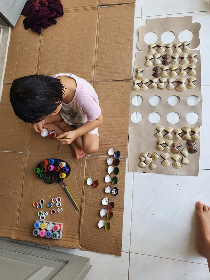 CHỦ NHẬT CỦA CON

Trẻ con đơn giản lắm các bạn, không cần phải m u a thật nhiều giáo cụ, đồ chơi đâu. Có nhiều cái đơn giản xung quanh ta có thể tận dụng được, giúp trẻ phát huy khả năng sáng tạo của mình.

Có 1ky vỏ nghêu thôi mà 2 mẹ con mải tô cả buổi chưa xong, chiều tiếp tục hoạt động tiếp..

Chiều là hoạt động vỏ nghêu với lá cây khô nè.

Mình m u a đại bộ màu trong nhà sách nên cũng không an toàn lắm. Trước bé nhà m dùng dính tay xong bị lột da tay, xong giờ xài phải cẩn thận hơn, dính là lau tay luôn hơi bất tiện.

Có bạn nào biết loại an toàn thì giới thiệu m nhé! Màu bình thường chứa kim loại nặng nên để dính cũng không tốt cho sức khỏe lắm à.