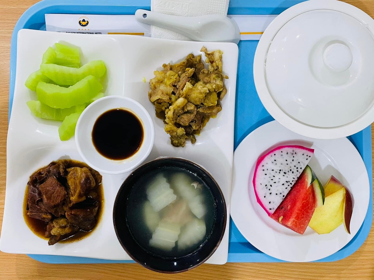 Review sinh mổ ở “khách sạn” Bảo Sơn ạ:
Em sinh mổ bé đầu 2019 ở PSHN theo bảo hiểm, sinh bé thứ 2 muốn chọn viện tư vì bà ngoại còn phải chăm bé đầu, chồng sẽ vào chăm mẹ nên chọn viện tư để các cô chăm sóc cùng. Em chọn gói sinh mổ 36 tuần vì nhà chồng xa viện, không thể đi lại thăm khám tại viện nhiều, và gói 36 tuần em thấy cũng khá đầy đủ các dịch vụ thiết yếu rồi ạ.
- Trước sinh:
Đúng 36 tuần em mới đến viện khám và làm  hồ sơ, được các bạn y tá hướng dẫn rất nhiệt tình, bác sĩ Thảo siêu âm siêu kỹ, siêu nhẹ nhàng với các mẹ bầu, nói chung đội ngũ bác sĩ và y tá ở đây cảm thấy rất gần gũi như người nhà mình, hay hỏi han và tư vấn cho mẹ🥰🥰.
Vết mổ lần 1 của e bị sẹo lồi rất to và xấu, các bác sĩ và y tá đều trấn an “yên tâm sẽ làm lại hết cho đẹp đẽ” 😆😆.
Khi ở nhà, những gì còn thắc mắc e toàn lên page của viện ib thì được trả lời rất nhanh gọn, đặt lịch khám hôm trước hôm sau cũng được sắp xếp rất nhanh nhẹn.
- Khi đi sinh:
Em chọn ngày giờ sinh đúng vào hôm bác sĩ Cốc trực nên em ko mất tiền chọn bác sĩ, với cả đọc review thấy bác nào cũng được khen cả nên em khá yên tâm với đội ngũ bác sĩ ở Bảo Sơn. 2 vợ chồng đặt lịch sinh từ 13h-15h, 11h thủng thẳng dắt nhau tới viện làm các thể loại test và thủ tục, xong xuôi chưa đến giờ thì được vào phòng chờ để nghỉ ngơi. Em lúc đó khá là tâm lý và sợ vì lần trước mổ là mổ cấp cứu ko được chuẩn bị 1 cái gì, nhưng chính tác phong nhẹ nhàng dịu dàng của mọi người ở đây khiến em cảm thấy đỡ sợ hơn.
Khi nằm trên bàn mổ, em cũng thấy bất ngờ vì ekip khá đông, phải đến gần chục người, bác Cốc mổ, bác Huyền khâu, mỗi người 1 công đoạn, nhưng tay làm mà miệng vẫn nói chuyện với nhau khá vui vẻ. Bác sĩ Nhân gây tê cho em nhẹ nhàng hơn rất nhiều, đọc nhiều review tưởng bác là nam nhưng hoá ra là nữ, vừa gây tê bác vừa giải thích, cách nói chuyện trẻ trung, giải thích và theo dõi cho e từ lúc vào phòng mổ, qua cả 3 tiếng hậu phẫu, đến khi em về phòng nghỉ. 
13h30 em bé chui ra khỏi bụng mẹ, các bác sĩ khen bé kháu khỉnh, nhanh nhẹn, cho bé áp má mẹ 3 lần rồi đưa đi da tiếp da với bố. Bé nhà em trộm vía khoẻ mạnh, 3,6kg nên được da tiếp da với bố phải 3 tiếng liền 😃😃.
3 tiếng nằm phòng hậu phẫu có anh Ngọc ngồi theo dõi khá cẩn thận cho em, nằm mơ màng chán chê em quay ra bắt chuyện và nói chuyện sinh nở với anh ý vì thực ra em chả hiểu biết gì mấy về kiến thức sinh nở 😅😅.
- Sau sinh:
Em được đưa về phòng 505, phòng 2 giường, em ở lại viện 4 ngày vì ngày đáng nhẽ ra viện lại ko được ngày nên gia đình quyết định ở thêm, thì 2 ngày cuối giường bên không có người nên 2 vợ chồng tha hồ thoải mái.
Em quyết định ko dùng gây tê ngoài màng cứng giảm đau sau mổ vì lần đầu dùng đã ăn trọn combo não cá và đau lưng, lần này quyết chịu đựng thì công nhận đêm đầu ở viện đau dã man ạ, 3 đêm sau thì đỡ hơn, có dùng viên đút giảm đau nhưng giảm dần liều dùng vì sẽ đỡ nhanh hơn, sinh lần này em còn cảm thấy khoẻ hơn lần mổ đầu vì đi lại leo cầu thang đc, lần mổ đầu em ngồi xe lăn về nhà đấy ạ 🥲🥲.
Đồ ăn tại viện thì không chê vào đâu được ạ, em đã nằm khá nhiều viện tư nhưng Bảo Sơn đưa suất ăn khá đầy đặn và nhiều bữa 😘😘.
Về vấn đề vệ sinh cho mẹ, các y tá làm khá nhẹ nhàng và kỹ càng, cứ hỏi là được giải đáp, chỉ bảo rất tận tình.
Về vấn đề sữa, u Sinh và các bác sĩ, y tá đi thăm suốt ngày, kiểm tra xem sữa về chưa, về được bao nhiêu, cần matxa kích sữa thêm không, nhờ vậy mà sau 2 ngày em đã có sữa cho con bú 😍😍. 
Khi ra viện, em phát sinh phí lưu viện thêm 1 ngày 1tr800k, xét nghiệm máu gót chân cho bé 800k, khám thính lực 200k, bảo hiểm y tế Nhà nước trả cho 2tr200k. 
Hôm nay bé nhà em được 13 ngày trộn vía khoẻ mạnh vui vẻ, mẹ khoẻ hơn lần sinh đầu rất nhiều, sữa về ổn, đặc biệt vết mổ bé xíu gần như ko thấy gì 😁😁
Em xin cảm ơn các bác sĩ, y tá tại “khách sạn” Bảo Sơn rất nhiều ạ🥰🥰, nếu có lần 3 thì cũng cứ Bảo Sơn mà thẳng tiến ạ 😍😍