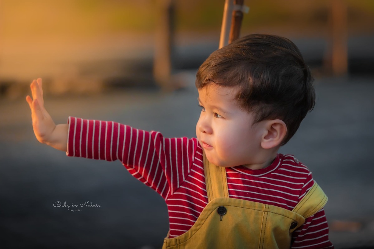 CHO TRẺ RA VƯỜN NHO 🍇

Post mãi ảnh con nhà người ta rồi, hôm nay em cho bạn Cam lên sóng trở lại ạ :)))

Nghe nói mới có vườn nho trĩu quả nên bố mẹ cháu xách ngay cháu lên đường.

Vườn nho cách nhà em (Hà Đông) 23km, phía bên kia cầu Nhật Tân, đường to dễ đi, vèo cái là đến. Các bác google "ChimiFarm 4" là ra luôn ạ.

Bên này có vườn nho khá rộng, nho cũng thấp thôi nên các bé có thể tự hái được. Ngoài ra còn có chuồng nuôi thỏ, chim cho các bé trải nghiệm cho thỏ ăn. Em nghe thấy cả tiếng dê nhưng mà chưa nhìn thấy đâu.
Khi đi bố mẹ nhớ chuẩn bị thêm củ, rau để các con cho thỏ ăn nha ^^

Nhà em cho con ăn trưa xong là bê nhau lên đường, con ngủ trưa trên xe, đến nơi dậy chơi vui vẻ là vừa ❤

Giá vé tham quan: 30k/người lớn, gửi xe miễn phí, hái nho đem về 200k/kg.

Đồ uống: nước ép nho, dâu tây... 50~80k

Chúc cả nhà thu hoạch được đầy xe 😆