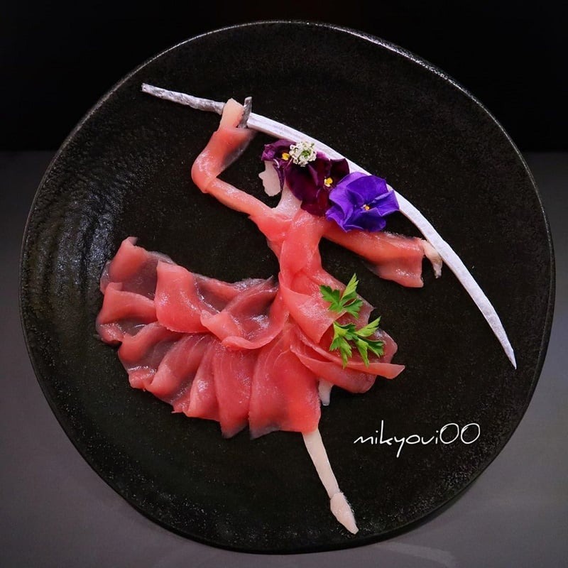 CON GÁI LÀ “NHÀ VÔ ĐỊCH” CỦA CHA.🌷

Ông bố nào cũng có “cha vợ” của mình, dù còn sống hay đã qua đời và từng nghe câu: “Vênh váo như bố vợ phải đấm”, chỉ sự ấm ức, bực bội mà phải nén chịu hoặc ám chỉ vẻ hợm hĩnh, tự đắc. Câu thành ngữ này có lẽ xuất phát từ chuyện "nhạc phụ đại nhân" bênh con, muốn bảo vệ con trước người đàn ông “đầu gối tay ấp” của nó, và cũng từ tâm lý hay “cậy cha” của con gái?🤔

Chính Sigmund Freud (1856-1939) cũng nói: “Tôi không nghĩ ra nhu cầu thời thơ ấu nào mạnh mẽ hơn mong muốn có được sự bảo vệ của người cha”.

Một số ông bố có cách chiều con, dạy con mình, khiến con rể... biết điều hơn. 😉

**

Tôi biết một anh thành đạt, ngoại hình khá, sắm được nhà riêng, cha mẹ tính tình dễ chịu và tự chủ kinh tế, không đòi hỏi con cái phải chu cấp. Người như anh, kiểu gì chẳng có nhiều cô ngấp nghé, vậy mà ngoài ba mươi vẫn chưa tìm được người ưng ý.

Thì ra anh luôn bị những cô gái thông minh xinh đẹp, có học thức, độc lập, giỏi kiếm tiền thu hút, nhưng lại muốn cưới một phụ nữ truyền thống, sau khi kết hôn sẽ nghỉ việc để toàn tâm chăm sóc chồng con (mà người vợ đảm ấy không được lệ thuộc, “nhạt”, nặng gánh gia đình cơ).

Một ngày nọ, anh được hội bạn thân giới thiệu một cô chừng hăm tám tuổi vẫn chưa yêu ai, dù có vài đám tốt đến hỏi.

Càng tìm hiểu, anh càng thấy cô hội tụ cả yếu tố “cần” và “đủ”: Xinh đẹp dịu dàng, có duyên, giỏi việc nhà, công việc thu nhập cao. Đến thăm nhà cô, anh được đón tiếp tử tế. Bố mẹ cô có lương hưu, không cần dựa vào con cái. Người bố kiệm lời và hơi xa cách, không tỏ thái độ gì khi hai đứa quen nhau. Mẹ cô thì hiền lành, mát tính. Đây đúng là mối lý tưởng mà anh hằng tìm kiếm!

Lúc anh cầu hôn, cô nói thẳng: “Em rất thích công việc hiện tại và sẽ đi làm cho đến tuổi về hưu. Em cần có sự nghiệp và tự do riêng nhưng vẫn sẽ cùng anh chăm sóc tổ ấm. Nếu anh không chấp nhận, mình chia tay trong hòa bình.”

Chàng ngoài mặt thì đồng ý, hứa hẹn tôn trọng giao kèo, trong bụng âm thầm ủ mưu “thuần phục” người yêu. Trông cô nhu mì hiền thục thế kia, chỉ cần dỗ ngọt, cô sẽ đồng ý nghỉ việc và làm nội trợ toàn thời gian. Bằng không, cứ dùng “biện pháp mạnh” để cô “vào khuôn phép". Tội gì phải bỏ mối tốt như cô chỉ vì một khuyết điểm nho nhỏ mà theo anh là dễ khắc phục.

Nghĩ là làm, ngay đêm tân hôn, anh quyết định “dạy vợ từ thuở bơ vơ mới về”, ngọt nhạt khuyên cô nghỉ việc, ở nhà anh nuôi. Chỉ cần cô đảm bảo nhà cửa luôn sạch đẹp, cơm nước đúng giờ và khiến chồng hạnh phúc là đủ.
Cô ngạc nhiên:

- Điều này đâu có giống giao kèo trước khi cưới! Anh đã hứa sẽ tôn trọng sự nghiệp và quyền tự do của vợ cơ mà!

- Phụ nữ có chồng phải khác. Sự nghiệp lớn nhất của họ là gia đình, không thể cứ bám lấy công việc như thời độc thân được – anh đáp.

Cô phản đối, kết tội anh là kẻ bội hứa. Hai vợ chồng lời qua tiếng lại. Thấy cô quá cứng đầu, anh giơ tay lên dọa đánh (thực lòng, anh định giả vờ cho cô sợ thôi). Ai ngờ… cô vợ túm tay chồng mới cưới, quật mạnh anh xuống sàn nghe rầm một tiếng.
Vừa đau vừa tức, anh vùng dậy đánh thật nhưng vợ đều né được. Cô “tiếp chiêu” bằng những đòn hiểm làm anh đau ê ẩm, chẳng kịp phản công.

Sau màn “tỷ thí”, anh nằm bẹp dưới sàn còn cô vợ bé nhỏ mỉm cười nói: “Em quên kể với anh, em có đai đen Karatedo. Bố em là võ sư nên dạy em từ nhỏ. Kể từ giờ, mong anh tôn trọng giao ước và cùng nhau xây dựng gia đình thật tốt.” Dứt lời, cô thản nhiên lên giường đi ngủ, mặc kệ anh nằm đó.

Suốt đêm, đau quá không ngủ được, anh nằm suy nghĩ về… triết lý nhân sinh. Nhớ hồi anh đến ra mắt, bố vợ cư xử khá "lạnh nhạt", cung cách lại ít nói, nghiêm nghị, ngỡ như ông sẽ chẳng can thiệp vào chuyện riêng của hai đứa. Khi trao con gái vào tay con rể cũng chẳng dặn dò: “Hãy đối xử tốt với nó” hay cảnh báo: “Anh làm gì con bé thì chết với tôi”. Anh cứ tưởng nếu gò ép cô, bố vợ cũng không biết hoặc không ý kiến gì.
Giờ đây, nghe nói bố vợ là võ sư, anh mới hiểu ra rằng: Ông tỏ ra thờ ơ không phải vì không yêu con, mà vì con gái chính là “nhà vô địch của bố”. Dù có yêu ai, cưới ai, ông vẫn biết con gái sẽ tự bảo vệ được mình và làm chủ mọi cuộc chơi.

Sáng hôm sau, chú rể ráng lết đi làm. Đám bạn thân ở công ty thấy tướng đi và đôi mắt thâm quầng của anh thì cười khà khà, hỏi: “Thế nào? Đêm tân hôn của cậu chắc cuồng nhiệt lắm nhỉ?”. Trong anh nước mắt là biển rộng, nhưng vì chút thể diện, đành cười gượng đáp: “Ừ thì… tôi cứ tưởng…”

Các cụ nói không sai, “con gái giống cha, giàu ba họ”.

Bs Nguyễn Lan Hải
Bài đăng trên tuần san Công giáo & Dân tộc.

---------
Hình: Một ông bố Nhật Bản có nickname trên Instagram là Mikyoui00 dạy con cách chế biến sashimi. Để con yêu thích các món ăn, anh sắp xếp những lát cá thành từng tác phẩm nghệ thuật.