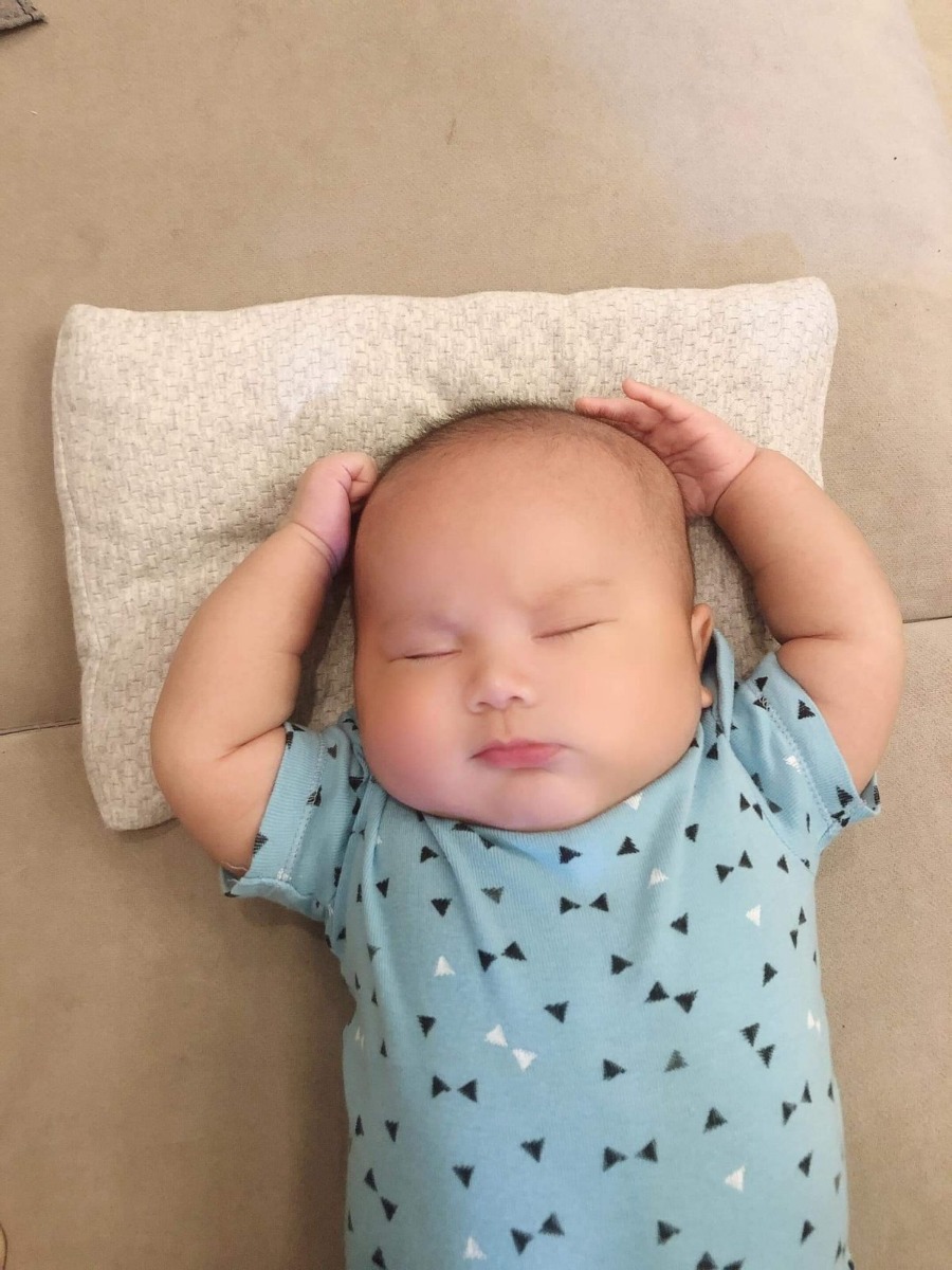 CAT NAP – KHI GIẤC NGỦ NGÀY TRỞ NÊN QUÁ NGẮN

Với các em bé được theo easy ngay từ đầu thì các giấc ngủ ngày cực ngắn thường xuất hiện khi bé ở mốc 6 tuần là mốc bé cần thay đổi lịch sinh hoạt lần đầu tiên từ easy3 sang easy3,5.

Các Nguyên nhân:

1. Môi trường ngủ chưa lý tưởng: Nhiệt độ, ánh sáng ( đặc biệt là nóng quá, vì trẻ sơ sinh cơ địa nóng)

2. Con chưa đủ no

3. Mất đi hormone melatonin: Khi con còn kết nối với mẹ qua cuống rốn thì con được hưởng Hormone Melatonin, là một Hormonegiúp con ngủ dễ dàng và ngủ tốt, và khi con được sinh ra thì mất đi nguồn cung cấp và sau 6 tuần dường như mất hết và phải tự sản sinh. Hormone này sẽ được tiết ra từ não và sẽ được kích thích tiết ra khi trong môi trường càng tối.

4. Thời gian thức quá ngắn, con không đủ mệt:

5. Thời gian thức quá dài, con bị quá mệt.

6. Đầy hơi và Mẹ Ợ hơi chưa kỹ

7. Khoảng cách giữa các bữa ăn chưa hợp lí:

8. Giai đoạn phát triển tinh thần:

9. Bé chưa biết tự ngủ:

10. Khi nếp sinh hoạt không còn phù hợp với lứa tuổi

Ngoài việc điều chỉnh dựa trên 10 nguyên nhân kia thì còn 2 cách HIỆU NGHIỆM SAU:

Con sẽ có dấu hiệu trở mình, thở dài,... ( cái này Bạn ngồi bên cạnh quan sát để biết dấu hiệu con mình), Bạn giữ chặt con ngay lúc đó và vỗ vỗ rồi con sẽ ngủ lại được, và vài ngày con sẽ theo thói quen ngủ xuyên được nap.

NÚT CHỜ:

Cách SD nút chờ trong catnap ( Chú ý là trong catnap chứ không phải vào giấc nhé mọi người):

Vd bé 3 tháng, sinh thường, lúc sinh hơn 2.9 kí, theo easy 4, nhưng ngủ catnap, ngủ 30 - 45 phút là dậy, PP khích lệ con tự ngủ cũ là 4s5s. Vậy khi con dậy cta chờ 10 phút, sau khi chờ:

🔖 A/ Con tự ngủ lại -> ok
🔖 B/ Con không tự ngủ lại: Sử dụng các PP tự ngủ Vd 4s5s, hỗ trợ tại cũi/giường ( Ti giả, đặt bé nằm nghiêng, vỗ shu...)

► B1/ Con ngủ lại được -> ok:
- Nếu ngủ được hơn 20 phút mà tỉnh giấc thì mình sử dụng nút chờ mới đúng nút chờ cũ (10 phút).
- Nếu con ngủ dưới 20 phút mà tỉnh thì không sử dụng nút chờ, hỗ trợ luôn tại giường ( Con số 20 phút dựa vào chu kỳ ngủ khoa học của trẻ)

► B2/ con không ngủ lại được mà khóc gắt -> Bế lên wd lại đến khi con thả lỏng thì đặt xuống vỗ/Shu/ti giả tại giường (Không chờ con ngủ hẳn rồi mới đặt), theo dõi và quay lại Bước B1 nếu con lại tỉnh.

📌 Sau khi 45 phút kể từ nút chờ đầu tiên mà con vẫn chưa ngủ lại được thì sử dụng cách ngủ cũ (4s5s or pp bồng bế ru cũ - cái mà bạn dùng trước đây) để con ngủ hết nap không bị quá mệt, ảnh hưởng nap sau.
Nếu Bạn áp dụng nút chờ 5-10 ngày mà không được thì hỗ trợ con ngủ theo PP cũ: CIO có check, 4s5s,... cái mà mình đã chọn. Sau 2-3 tuần mình chờ lại nhé.

Lưu ý: Hạn chế bế lên, hỗ trợ tại cũi or giường.

Bảng NÚT CHỜ theo độ tuổi khi xử ký catnap:
- Dưới 3w: Chờ 1-3 phút. Chờ 1 lần/nap không được hỗ trợ tới ngủ luôn
- 3-6w: Chờ tối đa 5 phút Chờ 1 lần/nap không được hỗ trợ tới ngủ luôn
- 6-8w: Chờ 5-7 phút theo hướng dẫn trên
- 8w-16w: Chờ 10 phút-15 phút tùy bé theo hướng dẫn trên
- 16w: Chờ trên 15 phút theo hướng dẫn trên

Còn nút chờ trong sách Bé thơ tự ngủ - cha mẹ thư thái là nút chờ vào giấc khi kết hợp 4s5s + CIO có check các Bạn nha. ( Tránh nhầm lẫn)