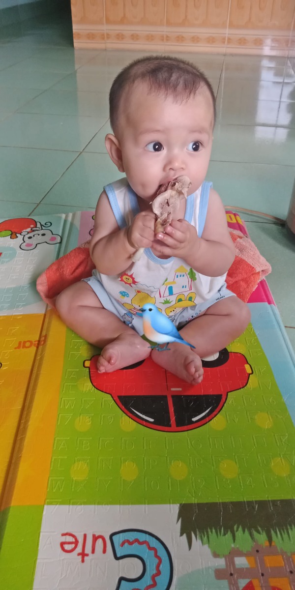 tuy con chưa có răng. nhưng món gì mẹ con cho là con cũng cân tất nhe 😁😁😁 ĐỨC PHÚC 6M tròn ạ