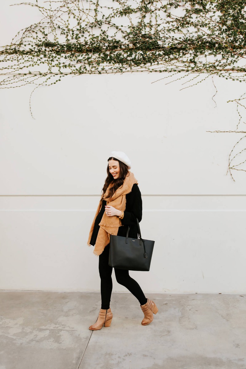 THỜI TRANG MÙA ĐÔNG CHO MẸ BẦU CỰC XINH 

Mùa đông đã đến thật rồi. Dưới đây là một vài gợi ý giúp mẹ bầu “lên đồ” vừa ấm vừa xinh. Các mẹ đừng bỏ qua những phụ kiện như găng tay, mũ len, khăn quàng nhé! Chúng không chỉ giúp giữ ấm mà còn tạo điểm nhấn cho trang phục ấn tượng hơn.