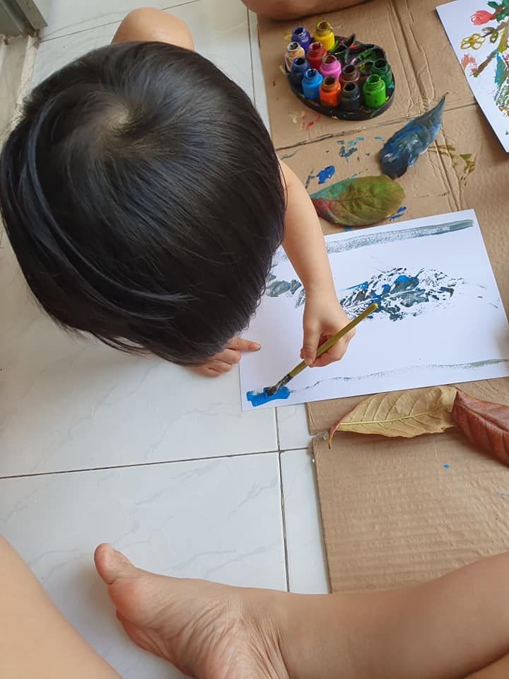 CHỦ NHẬT CỦA CON

Trẻ con đơn giản lắm các bạn, không cần phải m u a thật nhiều giáo cụ, đồ chơi đâu. Có nhiều cái đơn giản xung quanh ta có thể tận dụng được, giúp trẻ phát huy khả năng sáng tạo của mình.

Có 1ky vỏ nghêu thôi mà 2 mẹ con mải tô cả buổi chưa xong, chiều tiếp tục hoạt động tiếp..

Chiều là hoạt động vỏ nghêu với lá cây khô nè.

Mình m u a đại bộ màu trong nhà sách nên cũng không an toàn lắm. Trước bé nhà m dùng dính tay xong bị lột da tay, xong giờ xài phải cẩn thận hơn, dính là lau tay luôn hơi bất tiện.

Có bạn nào biết loại an toàn thì giới thiệu m nhé! Màu bình thường chứa kim loại nặng nên để dính cũng không tốt cho sức khỏe lắm à.