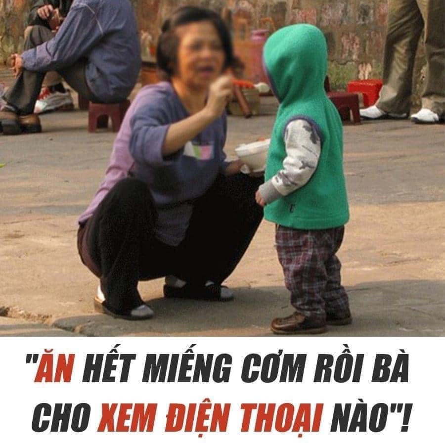 "ĂN HẾT MIẾNG CƠM RỒI BÀ CHO XEM ĐIỆN THOẠI NÀO"!
- Ngừng thao túng, kiểm soát và nói dối trẻ nếu không muốn trẻ trở nên ích kỷ, nói dối và thao túng ngược trở lại người lớn.
Rất nhiều bố mẹ sau một thời gian gửi con cho ông bà thì... không nhận ra con mình. Mọi người đặt câu hỏi cho mình là Vì sao cho con ở với ông bà một thời gian thì sau đó lại trở nên "hư" hơn bình thường. Tạì sao con mình lại trở thành đứa trẻ đòi hỏi, than vãn, khóc lóc, rên rỉ mỗi khi muốn có được gì đó.
Bố mẹ có thể sẽ ngạc nhiên, thậm chí sợ hãi và tức giận. "Ôi em bé thiên thần của mình đâu rồi?", "Tại sao con lại biết giả vờ giả vịt?" Nếu bố mẹ không can thiệp ngay và luôn, nguy cơ những biểu hiện đó của con sẽ còn tiếp tục phát triển.
Giả vờ thực ra là một cách trẻ "thao túng" người lớn, khá thường gặp. Trẻ bắt đầu cư xử như vậy thường là do bắt chước từ người lớn hoặc ai đó xung quanh mình. Nhưng để thực sự bị "nhiễm" thói quen giả vờ này, một đứa trẻ cần ÍT NHẤT 1 LẦN THÀNH CÔNG khi chúng giả vờ và đạt được một lợi ích cá nhân nào đó.
Đừng vội trách con, hãy xem là người lớn chúng ta (không phải chỉ cả ông bà mà cả bố mẹ nữa) có đang làm đúng không đã nhé.
1. BẠN CÓ ĐANG THAO TÚNG CON MÌNH KHÔNG?
Hãy nhớ lại một chút. "Nào, con ăn hết bát cháo này bà/mẹ/bố sẽ cho con ăn kẹo nhé". "Con uống hết hộp sữa mình sẽ cho con đi chơi nhé"v.v.
Đưa con tới nhà trẻ, mẹ hứa sẽ đón lúc 4h và mang theo một món đồ chơi mới. Nhưng tới buổi chiều, mẹ không làm đúng như lời hứa (có thể vì lí do chính đáng, có thể vì mẹ cũng chỉ hứa suông để con an tâm vào lớp). Khi mẹ đón, con hỏi mẹ đồ chơi đâu, mẹ nói "Nếu con đòi hỏi, chủ nhật này mẹ sẽ không cho con đi công viên nữa".
Rõ ràng là, một em bé nhỏ không có khả năng tự vệ sẽ đổ lỗi cho mọi thứ.
Ông thì sợ con chơi bùn đất sẽ bẩn. Ông nói "Con mà làm bẩn quần áo lần sau bà sẽ không cho con đi câu cá nữa".
...
Nhiều ví dụ lắm, mình kể không xuể. Nhưng bạn thấy đấy, làm thế nào để trẻ vâng lời một cách tự nguyện, bằng cách hiểu được những yêu cầu thay vì một lời hứa hẹn dọa nạt?
Nếu con nghe lời một cách miễn cưỡng, thì đó không phải là MỘT LỜI NÓI DỐI CHO SỰ VÂNG LỜI sao? Không phải đó là một lời nói dối để KIỂM SOÁT đứa trẻ sao?
Quá nhiều người lớn mắc sai lầm này. Hay nói cách khác, nhiều người nghĩ nó vô hại.
Nó chỉ vô hại khi đứa trẻ nghe được lời giải thích, thuyết phục, nhìn và học theo tấm gương của người lớn.
Quan hệ giữa người lớn và trẻ, là quan hệ bình đẳng và thân thiện. Đừng nghĩ rằng bạn có thể áp đặt, kiểm soát hay ra lệnh vì bạn là người lớn.
NẾU MỘT EM BÉ TRỞ NÊN ÍCH KỶ VÀ CÓ BIỂU HIỆN NÓI DỐI, THÌ ĐÓ PHẦN NHIỀU LÀ VÌ NGƯỜI LỚN QUANH EM CHƯA ĐỦ TỐT.
Mọi thứ sẽ nghiêm trọng hơn, khi mà em bé bắt đầu học cách thao túng một ai đó và nhất là những thao túng này mang lại thành công.
- Bà không cho con ăn kẹo thì con sẽ không ăn cơm.
- Ông không cho con đi câu cá con sẽ không chơi với ông nữa.
- Bố mẹ không cho con xem con sẽ không yêu bố mẹ nữa.
Làm sao một đứa trẻ có thể TỰ NÓI RA những điều này? Không có đứa trẻ nào sinh ra có thể nói ra được những điều này. Và trước khi trở thành những "kẻ" thao túng, trẻ phải trở nên ích kỷ trước.
2. LÀM SAO ĐỂ NGỪNG THAO TÚNG CON?
Nếu em bé KHÔNG ĐƯỢC CUNG CẤP SỰ ĐỘC LẬP trong một thời gian dài, được bao quanh bởi sự SIÊU CHĂM SÓC, CHIỀU CHUỘNG - các em sẽ lớn lên một cách ích kỷ.
Những nỗ lực đầu tiên trong thao túng của con đó là tỏ ra dễ thương và ngây thơ. Ngã không đứng dậy, nằm khóc lăn lộn. Rồi muốn được rửa tay hộ, muốn ăn kẹo, ăn kem.
Lớn hơn một chút, chúng có thể nói "Bà ơi, bà có yêu con không. Bà cho con xem TV nửa tiếng nhé" hoặc là "Mẹ cho con ăn kem đi, xong con sẽ dọn đồ chơi"...
Đừng để bản thân bị lôi kéo vào một cuộc mặc cả, bạn sẽ thua nhanh chóng.
Hãy nói với con nhẹ nhàng nhưng kiên quyết "Mình sắp đến giờ ăn trưa, con không nên ăn bất cứ thứ gì".
Điều quan trọng là bạn phải:
- Giữ lời hứa, đừng để lời nói gió bay
- Không thao túng trẻ và không cho phép trẻ thao túng mình
Từ chối các đề nghị của trẻ không có nghĩa là gián đoạn giao tiếp hay tương tác. Điều quan trọng là nói rõ hành động bạn làm. "Hãy cho mẹ biết con muốn mẹ làm gì". Giải thích liệu bạn có thể làm theo yêu cầu của con không, nếu không thì tại sao.
Để mối quan hệ giữa người lớn và trẻ có tính hợp tác, bình đẳng thì điều quan trọng là phải có được lòng tin của con - điều này rất quan trọng khi bạn thực hiện lời hứa. Hãy trở thành tấm gương cho trẻ.
Hãy cho con có cơ hội ra quyết định và được giúp đỡ người khác. Điều đó giúp con tự tin vào thế mạnh cũng như hình thành "tình bạn" với bố mẹ, người lớn.
Nhu cầu thao túng người lớn, sử dụng chiêu thức lừa dối và sự giả vờ sẽ biến mất 🙂
--
Vài lời chia sẻ cá nhân:
Có thể nhiều ông bà đọc bài viết này sẽ không hài lòng, nhưng nó là sự thật, người lớn - mà ở đây là ông bà cũng rất cần phải thay đổi để việc nuôi dưỡng trẻ tích cực hơn, yêu thương chiều chuộng không thôi là chưa đủ ạ. Trong cuộc sống bận rộn hiện tại, việc có thể nhờ ông bà trông nom giúp trẻ là một điều rất cần thiết và đáng trân quý. Mình đã có nhiều năm ở xa nhà, chăm con một mình, nên lại càng trân trọng những giây phút được ông bà giúp đỡ. Tuy nhiên, chúng ta nên làm rõ trách nhiệm và quyền hạn khi có sự kết hợp chăm sóc của nhiều người lớn (thay vì chỉ có bố/,mẹ) đồng thời xác định và thỏa thuận rõ với nhau về cách thức chăm sóc, dạy dỗ để tránh đứa trẻ trở thành một sản phẩm do giáo dục kiểu "đẽo cày giữa đường".
Bố mẹ đừng nên tặc lưỡi "Thôi có ông bà giúp là may rồi". Và ông bà cũng đừng quá cứng nhắc kiểu "Ngày xưa tao nuôi dạy chúng mày nên người được thì giờ đến cháu sao lại không thể?" - tâm lý hành xử của cha mẹ - con cái thì khác nhiều so với ông bà - cháu.
Những cuộc thảo luận và thống nhất một cách bình đẳng, cởi mở, hợp tác giữa ông bà - bố mẹ cũng sẽ là một "hình mẫu" để trẻ nhìn vào và học theo.
Linh Phan/ Gentle Parenting Coach