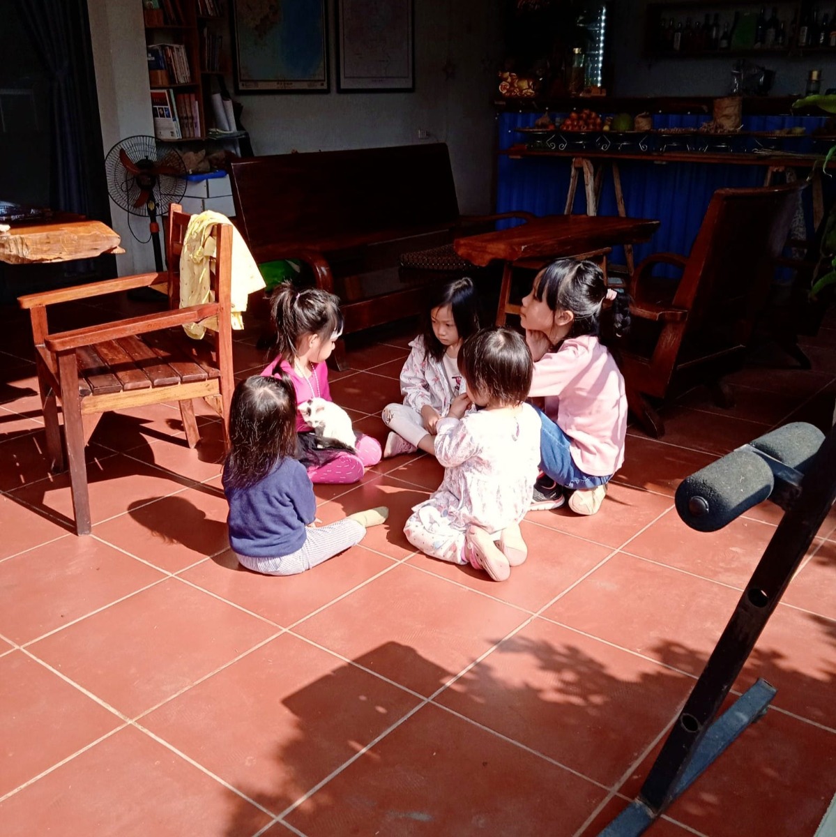 EM BÉ DÁM NÓI “KHÔNG” TỐT HƠN EM BÉ LUÔN NGOAN NGOÃN GẬT ĐẦU

Cuộc sống có vô số đáp án cho cùng một vấn đề, nhưng khi cha mẹ và giáo viên tin rằng mình luôn đúng, trẻ phải nghe theo ý mình, họ đã tước đoạt đi của trẻ quyền được tư duy và giải quyết vấn đề theo cách của riêng mình – Nhà giáo Lê Mai Hương chia sẻ.

ĐIỀU KHỦNG KHIẾP NHẤT LÀ NGƯỜI LỚN NGHĨ MÌNH LUÔN LUÔN ĐÚNG.

Ở đất nước mình, giáo viên và cả cha mẹ luôn nghĩ rằng nghĩa vụ của mình là phải dạy, nghĩa vụ của trẻ là phải học, nên chúng ta hăm hở dạy, hăm hở sửa, nếu con làm sai thì “con sai rồi, con phải làm như thế này mới đúng!” Suy nghĩ rằng “mình luôn luôn đúng, còn tất cả những người khác là sai”, thiếu tư duy đa chiều là một điểm yếu của người Việt. Trong khi đó, cuộc sống thực có vô số đáp án cho cùng một vấn đề, mọi dòng sông đi ra tới biển không đi đường thẳng mà phải trải qua bao nhiêu lần quanh co, uốn lượn, ghềnh thác. Nếu làm A không được thì phải thử B, C, D, thử cách này không được thì phải thử cách khác… nhưng chúng ta không được dậy như thế, văn có văn mẫu, các môn tự nhiên có bài giải mẫu, đó là con đường mọi người đều đi – THEO MẪU.

Khi được giáo dục theo cách “người lớn luôn đúng”, “chỉ có cách A là đúng”… trẻ em sẽ trở thành những người lớn không có chính kiến và tư duy đa chiều, đi làm không dám cãi lại sếp, không dám nói ra điều mình cho là đúng và bảo vệ những điều mình suy nghĩ. Bởi vậy, một em bé trả lời “không” thì tốt hơn là em bé luôn gật đầu, bởi điều đó cho thấy em bé có tư duy của riêng mình, biết mình thích và muốn làm gì, nói lên được sở thích của mình.

EM BÉ SINH RA ĐÃ HÒA BÌNH, CHÍNH CÁCH NUÔI DẠY BIẾN EM THÀNH NGƯỜI CẠNH TRANH

“ Có lần tôi chứng kiến một em bé đang thực hiện hoạt động câu cá. Một em bé khác nhìn thấy thì rất thích, em quấn thảm quanh người thành một cái váy và đi tới chỗ bạn vô tình làm đổ hết đồ câu cá xuống đất. Em bé câu cá không nói không rằng chỉ nhặt hoạt động của mình đtặ lại lên bàn cũng không ngẩng lên xem người làm đổ là ai. Một em bé 2 tuổi ngồi cạnh đó cũng không nói không rằng, vui vẻ cúi xuống nhặt con cá rơi lên đính vào đầu dính nam châm cho bạn.”

Khi chứng kiến câu chuyện này, nhà giáo Lê Mai Hương nhận thấy trẻ em còn giỏi hơn người lớn, người lớn bị quệt xe thì sẽ có xu hướng mắng cho người kia một trận, ăn miếng trả miếng… Còn em bé trong câu chuyện trên đã bình tĩnh, nhặt hết mọi thứ lên, và người bạn 2 tuổi đã nhìn thấy việc mình có thể giúp để lặng lẽ làm mà không nói một câu nào. Mọi chuyện diễn ra êm đẹp hòa bình mà không cần nói một câu nào, nếu cô giáo bận rộn dạy mà không dành thời gian quan sát thì đã bỏ lỡ những điều tốt đẹp mà mình vừa nhìn thấy.

Hòa bình có sẵn trong mỗi em bé, mỗi con người. Chính cách nuôi dạy cạnh tranh hay so sánh, con mình giỏi hơn con người khác, thi các cuộc thi thì phải thắng, dùng gương nọ gương kia gây áp lực cho trẻ… đã hình thành ở các em thói quen cạnh tranh, không hòa bình nữa.

Trong trường học Việt Nam, chúng ta thường khen ngợi và dành sự chú ý cho những em bé đứng đầu, những em bé đạt giải thưởng, những em bé điểm cao nhất, và tất cả những đứa trẻ còn lại trở thành những công dân hạng hai, mặc cảm vì mình không giỏi bằng người khác. Nếu không có khen chê, trẻ em sẽ không bị áp lực là mình phải giống người khác, không cạnh tranh với người khác mà sống hòa bình, hợp tác như bản chất lúc được sinh ra.

KHÔNG CÓ KHỦNG HOẢNG TUỔI LÊN 3

Nhiều bố mẹ gọi tuổi 2-3 là chiến sự là khủng hoảng, là đang trầm trọng hóa vấn đề. Không có khủng hoảng nào cả mà là em bé đang dần trở nên độc lập. Em bé không muốn mặc chiếc áo màu xanh mà thích mặc chiếc áo màu đỏ. Không ăn món này mà thích ăn món kia. Các em bé cố bảo vệ cái tôi bé tẹo của mình mà bị bao nhiêu người tấn công từ ông bà, người giúp việc, thầy cô giáo… bắt phải như này như kia theo ý mình, đến lúc bố mẹ đi làm về lại tước nốt phần còn lại, phải nghe nốt bố mẹ.

Khi trẻ em không duy trì được biên giới hữu hình và vô hình của mình với mọi người xung quanh thì các em bé sẽ tức giận, phá phách để phản đối và dùng cái vũ khí duy nhất mà mình có là “á á á’ – khóc to lên cho người lớn biết. Cả bố mẹ và con đều bị xung đột, không ai hạnh phúc.
Không có khủng hoảng nào ở tuổi 2-3 trừ khủng hoảng trong đầu bố mẹ. Em bé cần cái gì hãy cung cái đó, trong một biên giới đúng được tạo ra ngay từ khi sinh con ra. Chẳng hạn con được có một hộp sô cô la cho một tháng, mỗi ngày con được ăn một viên, nếu hôm nay con ăn 3 cái liền thì sau đó sẽ có hai ngày không được ăn viên nào. Hãy giới hạn sự lựa chọn ngay từ đầu, sau đó con có thể lựa chọn theo ý thích của con. Đến mùa hè cất hết quần áo mùa đông. Số quần áo mùa hè còn lại em bé chọn màu nào chẳng được. Em bé được trao quyền từ từ trong khả năng kiểm soát của mình để dần dần trở nên độc lập và có trách nhiệm.

GIAI ĐOẠN 0-6 LÀ QUAN TRỌNG NHẤT CUỘC ĐỜI, KHÔNG PHẢI LÀ ĐẠI HỌC

Giống như một ngôi nhà, móng chắc thì nhà cao mấy cũng xây được. Nếu ở bậc học mầm non, nhà trường, cha mẹ và xã hội tạo điều kiện để trẻ phát triển đầy đủ 9 loại hình thông minh (thể chất, ngôn ngữ, tương tác và giao tiếp, toán học và logic, âm nhạc và thính giác, nội tâm, tương tác và giao tiếp, triết học) thì trẻ có nền tảng tốt để phát triển về mọi mặt, như nhà chồng bao nhiêu tầng cũng không đổ.

Ở Việt Nam, nhiều bố mẹ coi trọng ngôn ngữ và toán hơn các môn học khác, và điều này có thể dẫn đến em bé rất mạnh các lĩnh vực này, nhưng lại không được phát triển các mảng khác cũng quan trọng không kém. Trong trường hợp đó, bố mẹ cần chú ý đến các lĩnh vực con mình còn yếu để tạo môi trường cho bé phát triển đầy đủ, tạo ra một nền tảng vững vàng cho giai đoạn mầm non.

TRƯỜNG HỌC TỐT NHẤT CŨNG KHÔNG QUAN TRỌNG BẰNG VĂN HÓA GIA ĐÌNH

Nhiều bố mẹ muốn con vào trường học tốt nhất, băn khoăn lạc lối không biết nên chọn trường gì cho con giữa các phương pháp Montessori, Steiner, Reggio Emilia, HighScope đang có mặt tại Việt Nam. Tuy nhiên theo nhà giáo Lê Mai Hương, trường Montessori hay bất cứ trường nào khác cũng không quan trọng bằng văn hóa gia đình. Trường học chỉ đóng góp một phần trong sự phát triển của trẻ, bên cạnh gia đình và xã hội.

Kể cả những trường học tốt nhất ở những đất nước văn minh, giàu có nhất trên thế giới cũng không thay thế được tầm quan trọng của IQ, của nếp nhà và EQ học được từ khi sinh ra thể hiện qua cách người mẹ chăm con dậy con về tình yêu và lối sống. Khi người mẹ sinh con ra, ôm con cho bú, hát ru con ngủ, khi bàn tay người cha cẩn trọng thay bỉm, tắm táp, vuốt ve mát xa. Khi giọng nói nựng nịu ư, ư, ê, a của mọi người trong gia đình dù người ngoài nghe rất buồn cười chứa trong đó tất cả yêu thương mọi người dành cho bé. Tất cả những điều đó là la bàn cho em bé về tình yêu, về cách đối xử giữa người với người, về cuộc sống mình cần phải học để thích nghi. Một em bé sống trong một gia đình hạnh phúc là một em bé luôn sản sinh ra hóc môn hạnh phúc, nuôi dưỡng hệ miễn dịch, giúp não phát triển, giúp cơ thể phát triển, giúp tâm hồn em bé phát triển, dạy em về biên giới giữa người với người và về tình yêu vô điều kiện.

Bởi thế, theo nhà giáo Lê Mai Hương, quay lại những gì giản dị, cốt lõi nhất, quan trọng nhất đối với sự phát triển của trẻ, vẫn là vai trò của cha mẹ trong việc nuôi dưỡng những đứa trẻ độc lập, chịu trách nhiệm, được chuẩn bị sẵn sàng để xây dựng cuộc sống an lành hạnh phúc giữa những người khác.

(Bài viết được ghi lại từ buổi chia sẻ Tổng quan về Montessori và Steiner do Baby Hub - team WRM tổ chức)