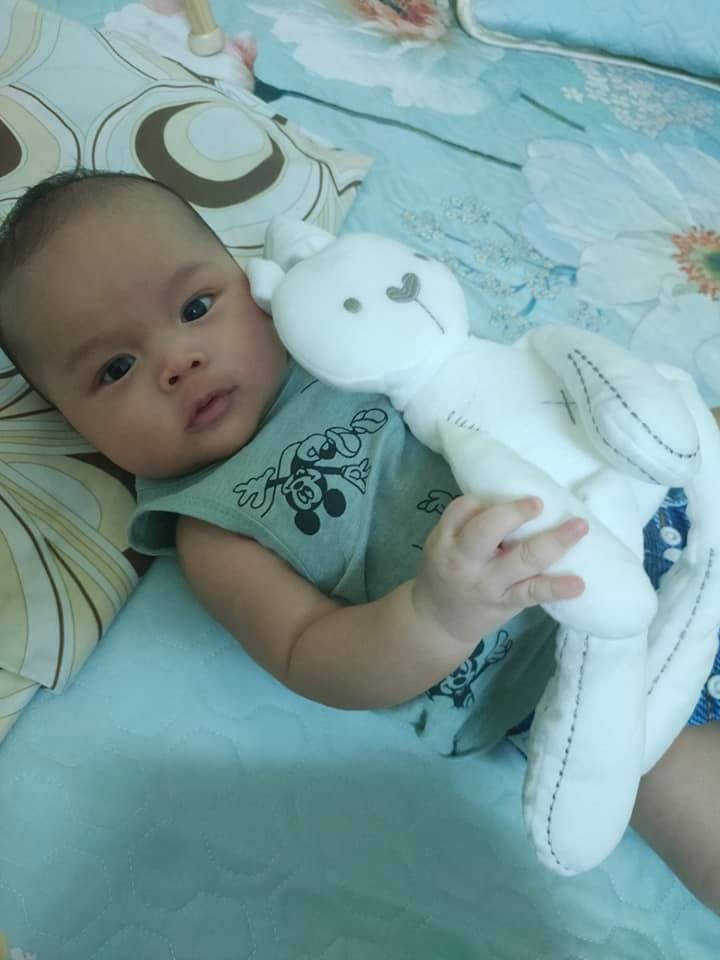 TI MẸ TRỰC TIẾP & EASY, LUYỆN TỰ NGỦ, CAI TI ĐÊM, NGỦ CHUYÊN CŨI XUYÊN GIẤC ĐÊM

Hi Vừng, 
Nhân một ngày cuối tuần mưa gió mẹ quyết định ngồi tổng kết lại quá trình đưa con vào EASY, luyện tự ngủ, cai ti đêm, ngủ chuyên cũi xuyên giấc đến sáng và lưu lại để áp dụng khi em con ra đời nhé ❤

Con ra đời vào một ngày nắng đẹp, đúng 40w – trùng ngày dự sinh 23/6, nặng 3.7kg. Là bé trai đầu lòng, những 3.7kg nhưng con ra nhanh như 1 cơn gió, mọi thứ liên tục, dồn dập khiến mẹ hứng combo rách thêm 2 đường ngoài đường bác sĩ rạch sẵn ở tầng sinh môn. 

May mà ngưỡng chịu đau của mẹ tốt. Và may nhất là mẹ vẫn sinh con hoàn toàn tự nhiên không phải gây tê màng cứng.

Mẹ nhớ mãi nụ cười đầu tiên của con khi bác sĩ đưa con đến gặp mẹ ngay sau khi ra khỏi bụng. Một nụ cười tươi thiên thần. Đẹp vô cùng con trai ạ ❤

Mẹ nằm lại để bác sĩ khâu lại 3 vết rách còn con về phòng riêng với bố trước. Ngày sinh con, bệnh viện chỉ cho 1 người nhà chăm sóc nên gia đình nhỏ của mình hội ngộ như đi nghỉ dưỡng vậy (Nếu không có gì thay đổi mẹ vẫn chọn sinh em con tại Phương Đông nè).

Ngay khi được đẩy về phòng với 2 bố con mẹ đã cho Vừng ngậm tập ti luôn. May quá, có lẽ nhờ thế mà con được ăn dòng sữa non quý giá và sữa mẹ thì về tràn trề ^^.

Ngay khi ở viện, mẹ đã cho con cách mỗi 2-3h ăn 1 lần và khi về nhà thì theo E3 luôn. 1-2-3 tuần đầu thật là khoảng thời gian dễ chịu vì em bé cứ ăn rồi ngủ mỗi 3h cho đến ww5.

WW5 này theo mẹ nhớ thì ghê gớm đấy, con khóc hết sức bình sinh mỗi khi đói (thời gian đầu mẹ đau lại sơ suất không nói bố vỗ ợ hơi cho con nên con ọc ạch khó chịu và xì hơi rõ to nhiều lần, ngay cả khi ngủ). Bố mẹ đã thức đêm thức hôm mệt rã với ww5 này của con. Cho đến giờ khi con đang 18w3d thì ww5 vẫn là vô lối nhất (cũng chẳng thể tốt hơn được khi mẹ còn đau bởi 3 vết rách riêng biệt) nhưng không sao vẫn trong ngưỡng chịu đựng của mẹ.

Thật may vì gần 1 tháng đầu tiên con và mẹ được bà ngoại chăm sóc. Phải nói là thời gian vất vả nhất chăm cả 2 mẹ con đã có bà ngoại rồi, mẹ biết ơn bà ngoại con rất nhiều…Cũng may là bà ngoại chăm trước vì mẹ nói bà chịu làm theo những gì mẹ hướng dẫn. Mẹ gần như chẳng phải làm gì vì bà làm hết, kể cả rửa mặt, thay bỉm, cho con vào giấc, giúp con ngủ lại khi bị giật mình,…Gần 1 tháng trời, mỗi ngày mẹ ăn 2-3 bữa cháo bà nấu đó con.

Có lẽ suốt thời gian bầu Vừng, mẹ tập yoga đều và uống bổ sung canxi này nọ đầy đủ đều đặn nên xương cốt con cứng cáp. Mới có 4 ngày tuổi từ viện về, trong buổi tắm dịch vụ đầu tiên khi bác Thu lật úp để mát xa cho con, còn chưa kịp mát xa con đã bò lổm ngổm khiến cả bà nội, bà ngoại và bác Thu và mẹ trố mắt nhìn chẳng kịp quay lại. Đến giờ mẹ vẫn còn tiếc vì con chỉ biểu diễn xuất sắc nhất lần đó thôi! (bò thực sự, đều tay đều chân, động tác nhanh, mạnh, dứt khoát). Nhưng cũng vì quá cứng cáp nên khi mẹ mua chũn Cocoon về làm thế nào con cũng giẫy đạp tung và khóc thét dù mẹ có xem video hd, cuốn cẩn thận thế nào, bỏ 1 tay ra ngoài,… thì cũng không ăn thua. Lại là một khoảng thời gian khó khăn, canh từng giấc ngủ cho con vì không thể dùng chũn hỗ trợ, con ngủ giật mình liên tục, lại khóc lại gọi bà, gọi mẹ…

Rồi cũng đến ngày con được 2 tháng – 6kg mẹ ngắm con ngủ, 2 tay lúc nào cũng để ngang tai ngay từ những ngày đầu, mẹ nghĩ có thể con đã dùng nhộng được rồi. Thế là mẹ lại mua nhộng ở shop Bố Ken (mẹ mua nhiều đồ ở shop bố Ken cho Vừng lắm đấy, tốn kém phết nha). May ơi là may, con mặc nhộng ngày đầu ngủ ngon luôn, ngày 2-3 thì quạo (kiểu phản kháng cái mới) rồi sau đó cũng yên, hợp tác tốt. Mẹ mừng lắm! Thời gian này (tháng thứ 2 và 3) bà nội xuống thay bà ngoại, cũng là khoảng thời gian mẹ phải kiên nhẫn nhất. Căng thẳng. Bà liên tục chỉ trỏ phải làm thế này thế kia, bla, bla. Mẹ chỉ có 1 bài “vâng để đấy” bởi những gì bà bảo toàn là cách nuôi dạy con thời các cụ. Chưa kể bà nội con còn cao huyết áp, mẹ đành kiên nhẫn chờ đến khi bà về mới hoàn toàn đưa con vào nếp easy với đầy đủ bộ công cụ: nhộng, white noise, ti giả; đặc biệt là áp dụng nút chờ theo ý mình được. 
Wow!

Hành trình 4 tháng qua sẽ dài lắm nếu mẹ cứ viết như thế này. Và để các ba mẹ khác còn kiên nhẫn đọc bài, mẹ đi vào điểm chính của quá trình thôi nhé:

1. Ti mẹ trực tiếp và Easy: Tia sữa của mình mạnh nên Vừng bị sặc khiến con rất sợ không dám bú, cuối cùng mình quyết định hút sữa đầu đi để giảm tốc độ chảy của sữa khi cho con ăn và Vừng cũng được ăn sữa sau giúp phát triển não bộ, cơ xương và tăng cân tốt. Mình hút trước mỗi cữ ăn của con, đều đặn. Tuỳ lượng sữa ở 2 bầu ngực mà phân bổ cho từng bữa. Ví dụ: bên trái mình nhiều sữa hơn hẳn bên phải theo tỉ lệ ~ 10/6-7 nên mình thường cho Vừng ăn bên trái trước vào đầu ngày và căn để cuối ngày con được ăn bên trái là chính, đảm bảo con đủ no. Khi cho Vừng ăn, mình chuẩn bị chỗ nằm cho 2 mẹ con giống nhau ở mọi ngày (mình chuyên nằm cho con ăn, chỉ đi tiêm phòng thì mới ngồi), đóng cửa, tắt điện tối chỉ đủ nhìn và cho con ngậm đúng khớp ti. Vừng chỉ cần thấy bối cảnh đó là biết sắp được mẹ cho ăn nên lên tiếng “khóc đòi” cho đủ bộ 😣 .Mình luôn mang điện thoại và để chỗ khuất cạnh người, đếm thời gian con ti, đánh giá lượng sữa thông qua thời gian bú, cách bú, tốc độ và lực mút + nuốt của con cũng như cảm giác về độ nặng của bầu ngực trước và sau khi Vừng ăn xong. À, sờ bụng con nữa các ba mẹ nha. Chú tâm cao độ và thi thoảng thì thầm với con những điều mình mong muốn. Ví dụ: “Vừng ăn no để chơi vui và ngủ sâu giấc con nhé,…” lặp lại. Nếu con buồn ngủ (có thể nhận diện thông qua cách ngậm, mút, nuốt sữa của con có xu hướng cầm chừng vì giống mút ti giả để trấn an cho dễ ngủ hơn là bú mẹ; đồng thời tay chân thả lỏng không còn khua khoắng nữa) thì mình vuốt lòng bàn tay của con, xoa dọc sống lưng, dùng khăn ướt chấm vào 2 mắt con, bặp môi như gọi gà , đủ cách (có hiệu quả, đặc biệt khi hút sữa đầu đi con cũng đã đỡ bị buồn ngủ khi bú hơn rồi). Vào những tuần ww con biếng ăn sinh lý, có những cữ mình phải kiên nhẫn tối đa 45p để con ăn đủ cho giấc ngủ tiếp theo. Mình luôn quan sát tín hiệu đòi ăn của con theo nguyên tắc “ đói mới cho ăn” chứ không cứng nhắc đúng 3h hay 4h. Như khoảng thời gian còn theo E4, có những hôm ww mình kéo đến 4.5h mới cho Vừng ăn mà con cũng không ăn nhiều đâu nạ. Vì sự linh hoạt đó, đặc biệt thời gian con ham mê lẫy, dậy cái là mẹ cho lẫy luôn, tầm 30p mới cho ăn. Bé Vừng nhà mình là bé năng động, luôn chân luôn tay, nhờ tích cực cho lẫy ban ngày nên đêm bạn chịu nằm yên ngủ hơn. 

2. Ti giả: chỉ dùng khi đưa con vào giấc ngủ. Khi rèn con tự ngủ được rồi, cai luôn. (Kể cả khi còn dùng, bé Vừng nhà mình chỉ mút 1 chút tự phụt ra rồi ngủ, mình không đút lại vào miệng con khi thấy con đã bước đầu vào giấc). Thời điểm dứt ti giả: Vừng 3 tháng tuổi.

3. Nhộng: bắt đầu dùng khi con tròn 2 tháng, 6.04kg. Hiện vẫn đang dùng.

4. White noise: Dùng từ đầu với khoảng cách 2m đến cũi con và volume nhỏ nhất (vào ban ngày) và nấc tiếp theo (vào giấc đêm, vì lúc 9-10h tối các anh chị hàng xóm lớn hơn nô đùa ồn ã ngoài hành lang, mình ở chung cư). White noise mình để 30p – 1h.

5. Nhiệt độ phòng: Điều hoà mình để 22 – 26 độ tuỳ điều kiện nhiệt độ ngoài trời, mùa hè/thu kết hợp check cơ thể con khi vừa ngủ dậy vùng bụng, sau gáy ấm là được. Có bật quạt kết hợp phun sương khi cần.

6. Vừng ngủ riêng cũi đặt cách 1 lối đi và song song với giường bố mẹ.

7. Tự ngủ: Bắt đầu rèn khi Vừng được 3 tháng tuổi, áp dụng ngay, đồng thời cả giấc ngày và đêm bằng CIO vs check sau đó là CIO. Mình mất 2-3 ngày đầu, xót hết cả ruột vì bé Vừng khóc mãnh liệt, hết sức bình sinh (âm thanh tiếng khóc của bé mình cực kỳ nội lực có thể khiến bố và bà cuống quýt hết cả lên, trừ mình). Kết quả: con tự ngủ cả ngày và đêm; tự ngủ lại nếu tỉnh giấc giữa đêm. Đặc biệt, từ lúc tự ngủ, đêm chưa khóc bao giờ, nếu dậy chưa ngủ lại được, Vừng tự chơi sau đó ngủ lại, sáng ít nhất 6:00 trở ra mới gọi bố mẹ dù có dậy từ trước đó rồi). Ban ngày, nếu Vừng có khóc mà đến lúc có thể cho dậy (theo dõi thời gian ngủ và áp dụng nút chờ), mình sẽ thò tay bật điện trước, ~15p sau mới vào sau khi bạn tự nín. Bé biết khóc mè nheo không có tác dụng gì nên ít khóc lắm nạ. 

8. Ngủ chuyên cũi: Khi còn ăn DF thì con kết hợp ngủ cũi (ban ngày và đêm trước khi cho ăn dream feed) và ngủ giường với bố mẹ (mẹ vào cho ăn xong mẹ ngủ luôn). Sau khi luyện tự ngủ được 5 ngày, mình cho Vừng ngủ chuyên cũi luôn, ăn DF xong thì đặt lại vào cũi cho ngủ.  

9. Cai ti đêm: Vừng luôn được ăn DF lúc 22:30 – 23:00. Vào các ngày con khó ở hoặc ww có dậy đòi ăn thêm 2-3 lần nhưng không phải lúc nào mẹ cũng cho ăn thêm (nếu không cho ăn do kết luận không phải con đói thì dùng ti giả). Sau khi biết tự ngủ, ngủ chuyên cũi và 1 tuần trước khi con tròn 4 tháng tuổi, mình luyện ngủ xuyên đêm cho Vừng. Nói là luyện nhưng vì đã có tự ngủ làm bước đệm, đêm đầu tiên con ọ ẹ khóc tí 1-2 lần lúc 23:00 và 3-5:00 sáng còn các đêm tiếp theo thì không khóc nữa. Con vẫn nhớ DF theo thói quen lúc 23:00 2 chân phành phạch 1 lúc rồi im luôn.

10. Giờ ngủ: mình cho Vừng theo E3 -> E3,5 -> E4  và hiện tại khi con đang 18w3d mình dần cho con lên E2-2,5-3,5 như hôm qua là ngày thứ 3 kéo dài wt thành E2-3-4 thấy vẫn chấp nhận được. Theo dõi nếu con thích ứng được thì mình theo E2-3-4 như hướng dẫn của chị Hà Chũn trước khi lên E5-6.

11. Sách: mình rất yêu đọc sách, ba mẹ hãy đọc những cuốn sách mà BK giới thiệu nha. Những cuốn sách đó mình đọc rồi, thiết thực và áp dụng triệt để mới có kết quả như trên nạ.

12. Ghi chép: ĐẶC BIỆT QUAN TRỌNG VỚI MÌNH, mình ghi chép từng ngày, từng cữ, từng biểu hiện của con, thời gian ăn, thời gian ngủ, lúc nào bị thức giấc, thời gian để tự ngủ lại, nhiệt độ, bla bla. Đây chính là phần QUAN TRỌNG NHẤT mà mình khuyến khích ba mẹ nhất định nên làm vì Vừng chỉ là con của bố mẹ Vừng thôi ^^. Mỗi bé khác nhau nạ.

13. BẢN LĨNH CỦA BA MẸ (đặc biệt là MẸ): kiên định, dứt khoát, quyết tâm và tỉnh táo. Cái gì cũng phải tường tận hãy áp dụng chứ không nửa vời kẻo tội con nha ba mẹ.

Chúc ba mẹ thành công!