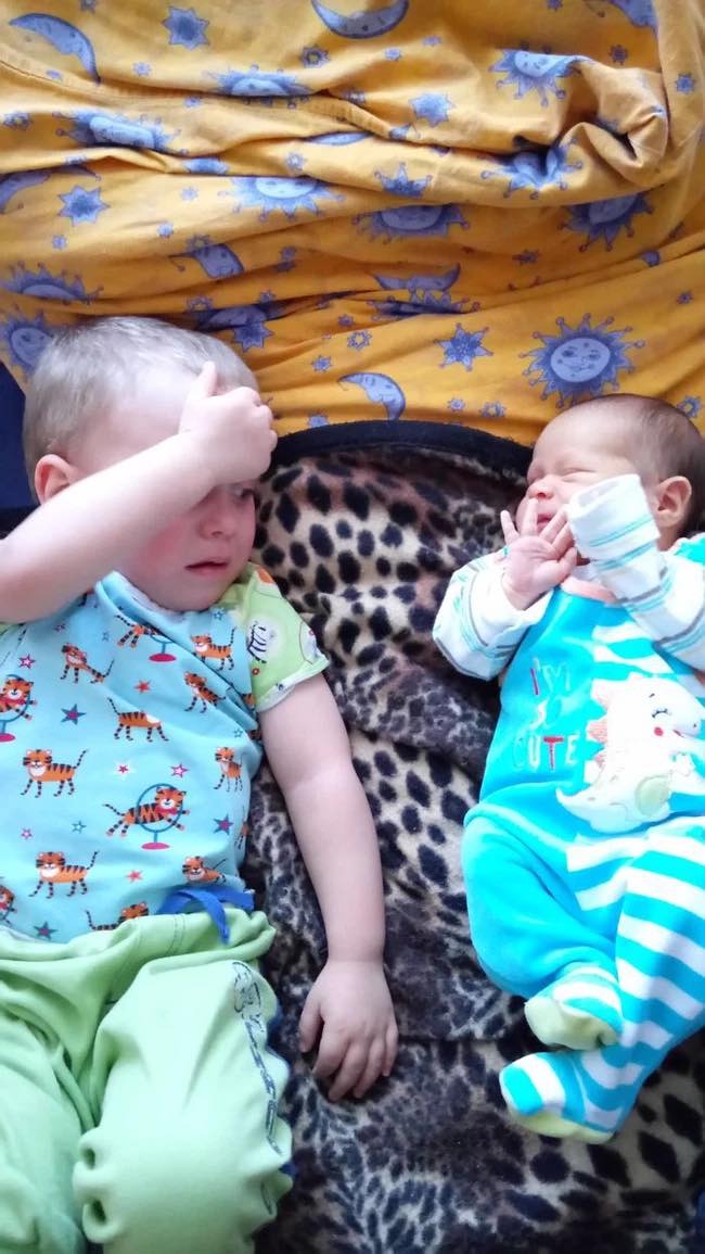 🤣🤣 Cười nghiêng ngả với 1001 biểu cảm của các bé khi lần đầu được làm anh làm chị. 

🌸 Đúng là “Làm anh khó lắm, phải đâu chuyện đùa” bố mẹ nhỉ! 

Nguồn ảnh: tổng hợp.