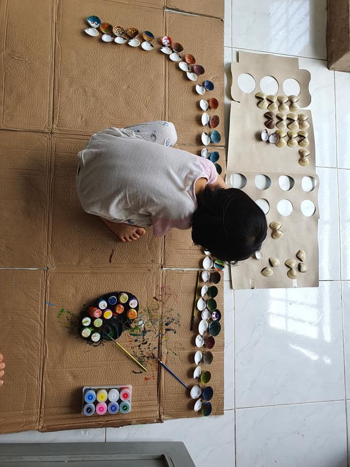 CHỦ NHẬT CỦA CON

Trẻ con đơn giản lắm các bạn, không cần phải m u a thật nhiều giáo cụ, đồ chơi đâu. Có nhiều cái đơn giản xung quanh ta có thể tận dụng được, giúp trẻ phát huy khả năng sáng tạo của mình.

Có 1ky vỏ nghêu thôi mà 2 mẹ con mải tô cả buổi chưa xong, chiều tiếp tục hoạt động tiếp..

Chiều là hoạt động vỏ nghêu với lá cây khô nè.

Mình m u a đại bộ màu trong nhà sách nên cũng không an toàn lắm. Trước bé nhà m dùng dính tay xong bị lột da tay, xong giờ xài phải cẩn thận hơn, dính là lau tay luôn hơi bất tiện.

Có bạn nào biết loại an toàn thì giới thiệu m nhé! Màu bình thường chứa kim loại nặng nên để dính cũng không tốt cho sức khỏe lắm à.
