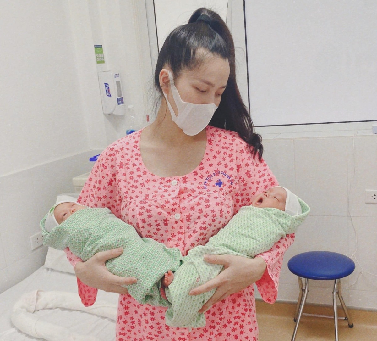Động lực cho các mom sinh non.. 

Mình đã từng trải qua tâm trạng và giai đoạn mong chờ tin con, mong được gặp con, rồi tới khi gặp con sẽ chăm con như thế nào… 

Trước đó là những ngày nằm trên giường viện, cơn gò dữ dội, mẹ chỉ biết nhìn lên trần nhà và hy vọng con mình sẽ sống, dù tới khi mẹ cạn kiệt sức lực vì cơn gò đau những ngày trước, chỉ biết mình phải cố hết sức để rặn con ra.. con sẽ sống … 

Quãng thời gian trong viện ấp con là quãng tg vất vả nhất, mẹ chẳng biết cơm cữ là gì, giấc ngủ ngon là gì.. chỉ có mảnh chiếu nằm giữa nền nhà và những giấc chợp mắt ngắn ngủi..

Và rồi cảm ơn ông trời tvia các con dậy thì thành công, bản năng của người mẹ sẽ biết phải làm gì để chăm con mình thật tốt.. mình muốn truyền niềm hy vọng tới các mẹ đang, hoặc ko may rơi vào hoàn cảnh con sinh non.. chúc các mẹ và các con luôn khoẻ mạnh ❤️ 

Hai em 30w2d ( 1kg2 và 1kg3) con đã được 5.5 tháng hiệu chỉnh.