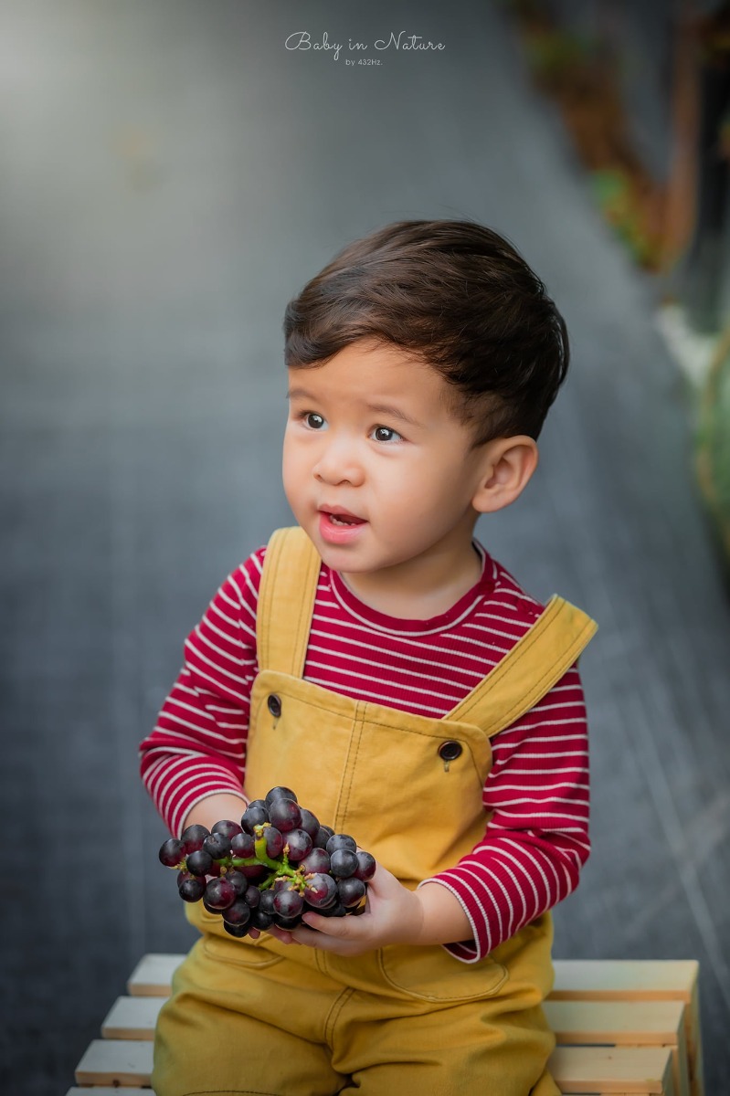 CHO TRẺ RA VƯỜN NHO 🍇

Post mãi ảnh con nhà người ta rồi, hôm nay em cho bạn Cam lên sóng trở lại ạ :)))

Nghe nói mới có vườn nho trĩu quả nên bố mẹ cháu xách ngay cháu lên đường.

Vườn nho cách nhà em (Hà Đông) 23km, phía bên kia cầu Nhật Tân, đường to dễ đi, vèo cái là đến. Các bác google "ChimiFarm 4" là ra luôn ạ.

Bên này có vườn nho khá rộng, nho cũng thấp thôi nên các bé có thể tự hái được. Ngoài ra còn có chuồng nuôi thỏ, chim cho các bé trải nghiệm cho thỏ ăn. Em nghe thấy cả tiếng dê nhưng mà chưa nhìn thấy đâu.
Khi đi bố mẹ nhớ chuẩn bị thêm củ, rau để các con cho thỏ ăn nha ^^

Nhà em cho con ăn trưa xong là bê nhau lên đường, con ngủ trưa trên xe, đến nơi dậy chơi vui vẻ là vừa ❤

Giá vé tham quan: 30k/người lớn, gửi xe miễn phí, hái nho đem về 200k/kg.

Đồ uống: nước ép nho, dâu tây... 50~80k

Chúc cả nhà thu hoạch được đầy xe 😆
