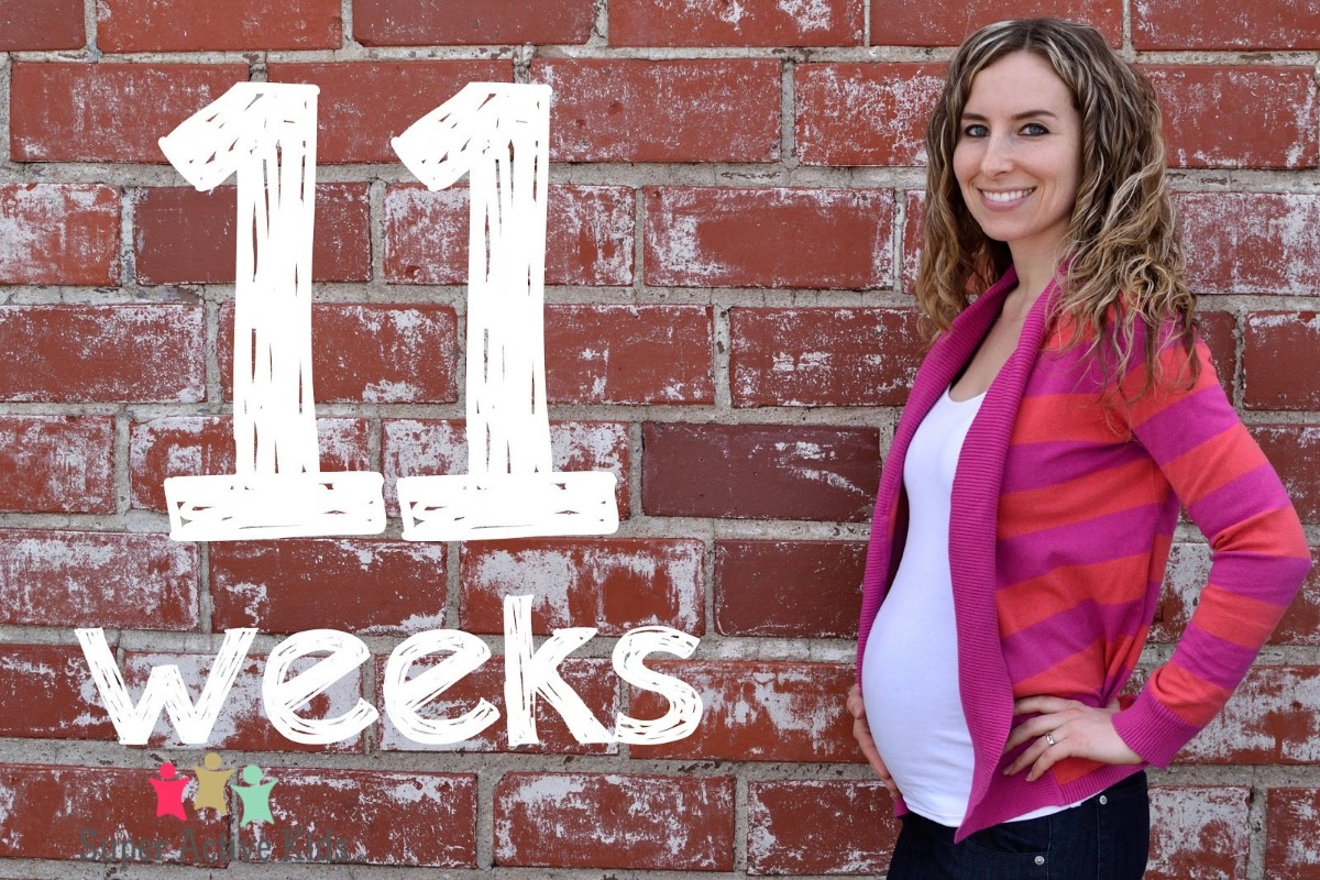 THAI 11 TUẦN: NHỮNG ĐIỀU CƠ BẢN MẸ CẦN BIẾT ĐỂ BÉ PHÁT TRIỂN TỐT NHẤT 

Dưới đây là những chia sẻ của anh Phạm Ngọc Thắng, nhà sáng lập ứng dụng thai giáo Mamibabi, và cũng là tác giả cuốn sách “Rủ chồng thai giáo” về sự phát triển của thai nhi 11 tuần. Hy vọng những thông tin này sẽ giúp mẹ thai giáo tốt nhất cho bé trong tuần này. 

💙 KHÁM THAI 11 TUẦN 
Điều đầu tiên mình muốn nhắn nhủ các mẹ trong tuần này là mẹ cần lên lịch khám thai, bởi giai đoạn 11 đến 13 tuần là thời điểm rất quan trọng để làm double test, đo độ mờ da gáy, từ đó chẩn đoán nguy cơ dị tật bẩm sinh ở trẻ. 

Thời điểm lý tưởng nhất để làm xét nghiệm này là tuần 11 cho tới tuần 13 của thai kỳ. Mẹ hãy ghi lại hoặc đặt lịch ngay với bác sĩ để không quên nhé! 

Mình đã nghe nhiều mẹ chia sẻ về việc rất hoang mang khi làm double test vì nếu không may kết quả cho thấy con có nguy cơ dị tật thì phải làm thế nào. Các mẹ đừng lo lắng quá nhé vì double test có độ chính xác chỉ 75%. Nếu có nguy cơ cao, bác sĩ sẽ yêu cầu mẹ làm thêm nhiều phương pháp sàng lọc và xét nghiệm chẩn đoán khác nữa. Thực tế là có những em bé khi xét nghiệm cho ra kết quả bé bị dị tật, bị down, nhưng khi sinh ra thì bé lại khỏe mạnh bình thường. 

💙 THAI 11 TUẦN KÍCH THƯỚC BAO NHIÊU? 
Theo chỉ số mới nhất từ WHO, với một em bé phát triển bình thường, ở tuần 11 này bé nặng khoảng 45g, dài 4,1cm; tương đương với 1 quả chanh vàng hoặc 1 quả quýt nhỏ. 

💙 THAI 11 TUẦN PHÁT TRIỂN NHƯ THẾ NÀO? 
Nếu nhìn ảnh siêu âm mẹ sẽ thấy phần đầu của bé vẫn rất to. So với tuần trước, mặt của bé đã rộng hơn và 2 mắt cũng tách xa nhau hơn. Phần tai phía trên của bé đã mọc lên nhiều, có độ cong rõ, tuy nhiên vẫn chưa thể giống như một chiếc tai hoàn chỉnh. 

💙 THAI 11 TUẦN BIẾT TRAI HAY GÁI CHƯA? 
Bộ phận sinh dục của bé vẫn đang phát triển nhưng qua ảnh siêu âm sẽ rất khó để xác định được chính xác bé là trai hay gái ở thời điểm này. 

💙 THAY ĐỔI CỦA MẸ BẦU TUẦN 11 
1 số mẹ sẽ thấy đỡ nghén hơn ở tuần này, và có thể hết nghén hẳn khi bước sang tuần thứ 12. Nhưng mỗi mẹ mỗi khác, có mẹ vẫn sẽ nghén nhiều như các tuần trước. 

Ngoài ra, mẹ có thể bị đầy bụng, tiểu tiện nhiều, phần ngực nhạy cảm và vùng da quanh rốn có thể tối màu hơn 

Da của mẹ ở thời điểm này có thể sẽ tiết nhiều dầu hơn bình thường, khiến da trông có vẻ căng mịn. Nhưng cùng với đó có thể là sự xuất hiện của mụn trứng cá. Vì vậy, mẹ hãy chú ý đến việc dưỡng da nhé! 

💙 THAI GIÁO TUẦN THỨ 11 
Dưỡng da là 1 trong những cách thai giáo tốt giúp mẹ cải thiện cả ngoại hình lẫn cảm xúc của mình. Ai mang bầu cũng muốn mình là một mẹ bầu xinh đẹp đúng không ạ? Dưỡng da trong giai đoạn này mẹ chú ý sử dụng các sản phẩm hoàn toàn tự nhiên nhé, đã được chứng nhận hữu cơ thì càng tốt. Có một sản phẩm mà vợ mình lúc nào cũng dùng, kể cả khi mang thai, đó là nước hoa hồng nguyên chất. Nước hoa hồng có thể dùng cho mọi loại da, và giúp cân bằng độ ẩm rất tốt cho da, nhất là sau khi rửa mặt. Các mẹ hãy chọn cho mình những sản phẩm từ tự nhiên kiểu như vậy nhé! 

Cách thai giáo thứ 2 mẹ nên làm trong tuần này là chơi game 2048: Chơi game là một trong những cách thai giáo có tác dụng “2 trong 1”, vừa giúp mẹ bầu và thai nhi thư giãn, vừa giúp cải thiện kỹ năng của mẹ cũng như trí thông minh của bé. Vào thời điểm thai nhi 11 tuần, mẹ có thể dành khoảng 5 phút mỗi ngày để chơi game 2048. Các mẹ Do Thái rất khuyến khích việc giải toán hoặc chơi game toán học trong thời gian mang thai để giúp thai nhi phát triển trí não tốt nhất. Mẹ có thể chơi game 2048 ngay trên ứng dụng Mamibabi nhé! 
 
💙 THAI 11 TUẦN NÊN ĂN GÌ? 
Ngoài ra, thai giáo dinh dưỡng cũng là điều mẹ cần quan tâm. Mẹ đừng quên bổ sung các thức ăn giàu sắt vào chế độ ăn mỗi ngày. Sắt tự nhiên có nhiều trong cải bó xôi, các loại đậu, thịt bò, hạt bí, súp lơ xanh, đậu phụ, củ cải, cá… Một số món đơn giản mẹ có thể nấu là súp lơ xào thịt bò, canh củ cải thịt viên, cháo đậu xanh thịt bằm… 

Ngoài ra, mẹ cũng có thể bổ sung viên uống chứa sắt, nhưng nhớ tham khảo ý kiến của bác sĩ trước khi sử dụng nhé. Uống viên sắt rất hay gây táo bón. Vì thế mẹ đừng quên 2 việc quan trọng: 1 là ăn nhiều rau củ quả, 2 là uống nhiều nước. Đối với nước, mẹ có thể uống nước lọc, nước ép trái cây, nước canh, hoặc ăn các món chứa nước như cháo, súp, bún, phở… Riêng với nước ép trái cây thì mẹ uống vừa thôi, đừng lạm dụng vì nước ép trái cây chứa nhiều đường, có thể làm tăng nguy cơ tiểu đường thai kỳ. 

💙 VẬN ĐỘNG TUẦN THỨ 11 
Để hạn chế nguy cơ tiểu đường và các bệnh về tim mạch, huyết áp, mẹ hãy đi bộ và vận động nhẹ nhàng mỗi ngày nhé! Nghỉ ngơi cũng là điều rất cần thiết trong giai đoạn này. Nếu có thể, mẹ hãy kéo dài thêm thời gian ngủ của mình, đặc biệt ngủ trưa là điều rất tốt để mẹ tái tạo năng lượng và hạn chế các triệu chứng ốm nghén khó chịu. 

Để biết rõ hơn về sự phát triển của thai nhi mỗi tuần và những cách thai giáo tốt nhất, mẹ hãy cài đặt ứng dụng Mamibabi ngay hôm nay nhé >>> https://mamibabi.com.vn/app 
#thaigiao #thai_giáo #thaigiáo #mangthai #babau