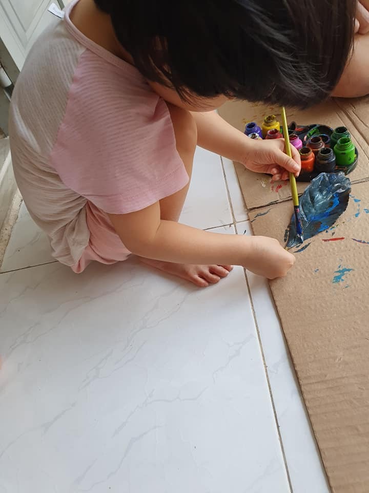 CHỦ NHẬT CỦA CON

Trẻ con đơn giản lắm các bạn, không cần phải m u a thật nhiều giáo cụ, đồ chơi đâu. Có nhiều cái đơn giản xung quanh ta có thể tận dụng được, giúp trẻ phát huy khả năng sáng tạo của mình.

Có 1ky vỏ nghêu thôi mà 2 mẹ con mải tô cả buổi chưa xong, chiều tiếp tục hoạt động tiếp..

Chiều là hoạt động vỏ nghêu với lá cây khô nè.

Mình m u a đại bộ màu trong nhà sách nên cũng không an toàn lắm. Trước bé nhà m dùng dính tay xong bị lột da tay, xong giờ xài phải cẩn thận hơn, dính là lau tay luôn hơi bất tiện.

Có bạn nào biết loại an toàn thì giới thiệu m nhé! Màu bình thường chứa kim loại nặng nên để dính cũng không tốt cho sức khỏe lắm à.