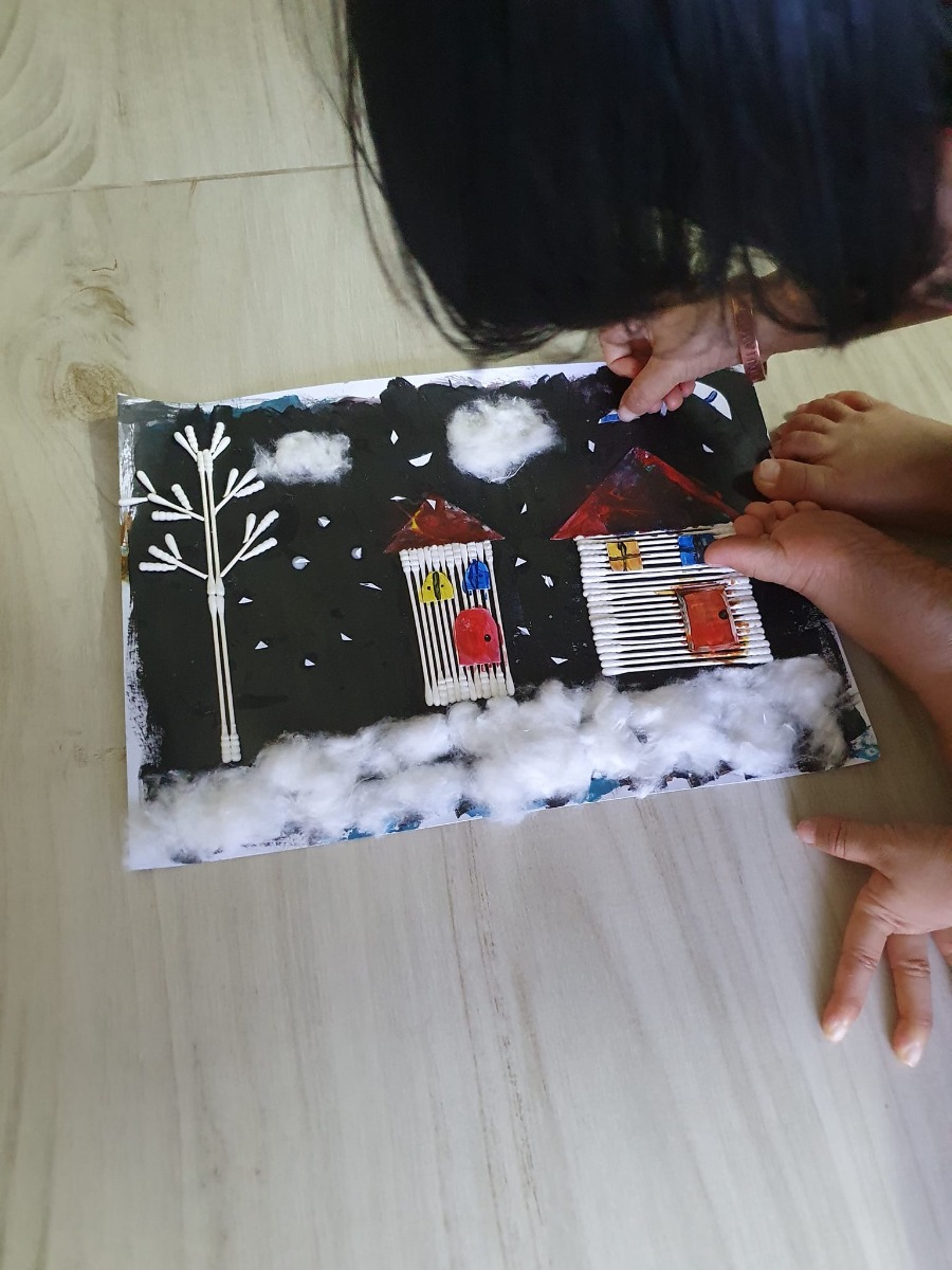 SÁNG THỨ 7 CỦA CON

- Hết dịch con sẽ đi đâu đầu tiên con gái? - Mẹ đang nghĩ thầm chắc chắn con sẽ nói con thích đi học đầu tiên,kaka.

- Con thích đi nhà băng mẹ ơi, vì không có tuyết nên con thích tới đó xem tuyết vậy.

- Vậy con không muốn đi học à? - Mẹ mặt tiu nghỉu hỏi.

- Con muốn đi chơi nhiều chỗ trước mẹ à, rồi con mới tính tới chuyện đi học. - Vẻ mặt nói rất là nghiêm túc nha.

- Vậy hôm nay con có muốn mẹ con mình làm nhà tuyết không?

- Ok mẹ.

Sau 1 tiếng 2 mẹ con đã hoàn thành xong bức tranh mùa đông.

- Nhà to bên phải là của 2 ba con nha, còn nhà nhỏ bên trái là của mẹ nè! - Con gái vừa làm vừa nói rồi cười hí hí đắc chí.

- Thế là con gái làm nhà riêng cho mẹ ra rìa luôn.

Làm dễ lắm nhé các bạn, chỉ cần keo dán và tăm bông là xong bức tranh rồi. Chúc các bạn cuối tuần vui vẻ nhé!