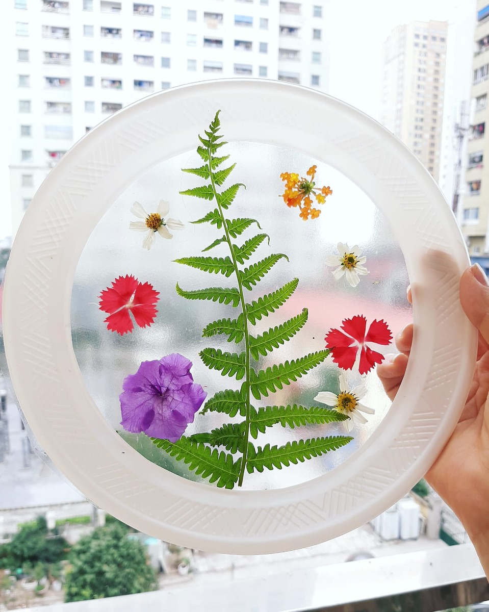 Phát hiện ra cỏ cây hoa lá xung quanh mình thật đẹp .
Nguyên liệu sử dụng là nhưng chiếc đĩa giấy . Sau đó cắt đáy và dán đề can hoặc băng dính vào đáy của chiếc đĩa. Cuối cùng chúng mình sẽ sáng tạo ra những bức tranh theo ý thích 🥰
Cùng Hahi nhà mình sáng tạo nhé 😚