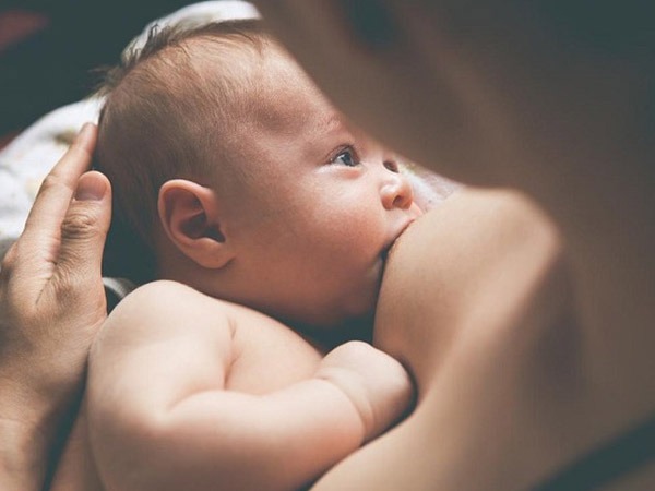 CẮT TI ĐÊM - ĂN NGÀY HIỆU QUẢ

Nhiều mẹ hỏi về việc cắt ăn đêm nên mẹ Gấu lại chia sẻ kinh nghiệm của 2 mẹ con nhé ạ.

Thứ nhất mẹ Gấu xin được nói rõ việc cắt ăn đêm không phải với mục đích cho mẹ nhàn, mà mục đích chính là để con ngủ thẳng giấc, ban ngày biết cách ăn hiệu quả nên các mẹ đừng bảo em cắt em đêm của con cho em nhàn nhé ạ.

Thứ 2, các mẹ đừng lo là cắt đêm thì con đói nhé ạ. Khi không ăn đêm nữa con sẽ tự biết điều chỉnh để ban ngày ăn nhiều hơn để tích trữ cho ban đêm. Nhưng bạn ban ngày ăn tốt thì đêm hoàn toàn có thể ngủ xuyên đêm không cần ăn.

Thứ 3, đêm của em là tính đủ 11-12h con không cần ăn. Bạn Gấu theo easy nên sẽ đi ngủ lúc 19h30 và thức dậy lúc 7h. Trong suốt khoảng thời gian này Gấu ngủ, ko dậy ăn.

KHI NÀO CẦN GIẢM/ CẮT ĂN ĐÊM:

Khi bé có dấu hiệu ăn ngày kém hiệu quả. Mẹ theo dõi 2 bữa đầu ngày sẽ thấy rõ. Đặc biệt là bữa sáng.

Ban đêm con ăn nhưng không hoạt động nên tích trữ được năng lượng, sáng ra sẽ không thấy đói và không muốn ăn.

Trong trường hợp này nếu mẹ ko cắt/ bớt bữa đêm sẽ tạo thành vòng luẩn quẩn, ngày ko đói để ăn/ đêm lại đói dậy đòi ăn.

Khoa học đã nghiên cứu bé cần được ngủ sâu vào khung giờ 22h-24h-2h sáng vì đây là khoảng thời gian hoocmon phát triển chiều cao tiết ra mạnh nhất. Ban ngày để ăn - hoạt động, ban đêm để ngủ - cho các bộ phận cơ thể nghỉ ngơi. Các mẹ có thể hoàn toàn yên tâm về việc cắt ăn đêm không ảnh hưởng gì đến sức khoẻ của con nhé ạ.

CÁCH CẮT ĂN ĐÊM:

Có nhiều cách cắt ăn đêm khác nhau nhưng mẹ Gấu có chọn 1 cách mà mẹ Gấu thấy nhẹ nhàng và đơn giản nhất.

1. Gộp 2 bữa đêm làm 1

Trong khoảng từ 4-8w Gấu vẫn dậy ăn đêm 2 lần vào 10h và 2h30 sáng.
Có 1 vài lần mẹ quan sát thấy 10h G vẫn chưa dậy ăn, ngủ đến 12h mới khóc đòi ăn và sau đó 2h30 lại dậy đòi ăn tiếp. Lúc này mẹ hiểu là bạn thức dậy theo thói quen.

Ở 9w bạn G ăn bữa sáng cũng chững lại, sáng dậy không hào hứng ăn.
Vì 2 yếu tố này, mẹ quyết định gộp 2 bữa đêm làm 1.

Đêm bạn Gấu tầm 10h vẫn ọ ẹ, mẹ vỗ hỗ trợ cho bạn ngủ lại chứ không cho ăn lúc 10h như bình thường. Bạn ngủ say đến 12h30 thì dậy khóc đòi ăn. Lúc này mẹ cho ăn luôn và đặt ngủ lại ngay sau đó.

Đến 2h30 bạn lại ọ ẹ tỉnh theo thói quen, nhưng do bạn mới ăn lúc 12h30 nên mẹ chắc chắn bạn không đói. Mẹ vỗ, cho ti giả để bạn ngủ lại.

Bình thường sáng 7h bạn mới chào ngày mới nhưng hôm đó thì 6h50 bạn đã nhất quyết dậy đòi ăn rồi. Mẹ cho bạn ăn ngay khi thức dậy. Bạn G ăn 1 hơi hết 180ml trong khi trước đó chỉ ăn 150ml.

2. Cắt hoàn toàn ăn đêm

Bạn Gấu vẫn ăn 1 bữa đêm vào lúc 12h30 trong khoảng từ 9-11w.
Bắt đầu sang w12, dấu hiệu ăn kém quay trở lại. Mẹ lên size núm đồng thời chuẩn bị cho cắt hoàn toàn ăn đêm.

Cách cắt hoàn toàn: mình bớt dần lượng sữa trong bình của con cho đến khi còn 30ml thì cắt hẳn.

Bữa đêm G thường ăn 135ml (mẹ chủ đích chỉ cho ăn như vậy vì nhà mình dùng máy pha sữa).

Ngày 1: mẹ bớt xuống còn 75ml. Bạn G ăn xong vẫn thòm thèm nhưng mẹ vỗ đít thì ngủ tiếp. Sáng dậy ăn 200ml vui vẻ

Mẹ cho ăn 75ml trong vòng 3 ngày.

Ngày 4: mẹ bớt xuống còn 30ml. Ăn xong vẫn ngủ nhưng tầm 5h sáng là lục đục. Ti giả + vỗ hỗ trợ cho ngủ được đến 6h50 nhất quyết dậy đòi ăn. Ăn vui vẻ 230ml

Ngày 5: mẹ cắt hoàn toàn. Đến giờ ăn Gấu cũng không có tín hiệu dậy đòi ăn. Đến khoảng 4h sáng bắt đầu lục đục. Cái này 1 phần do cắt ăn đêm con chưa quen + giai đoạn ww nên mình thấy bình thường. 7h dậy ăn cạn 270ml.

Thường thì các bé sẽ mất khoảng 1 tuần để điều chỉnh lượng ăn ban ngày nên nếu chưa thấy bé ăn lên ngay các mẹ đừng quá lo lắng nhé.
Gấu khi còn ăn 1 bữa đêm, lượng sữa khoảng 760-780ml/ ngày/ 5 bữa
Sau khi cắt hoàn toàn ăn đêm, lượng sữa khoảng 840-860ml/ ngày/ 4 bữa

Từ 16w, Gấu ăn 900-960ml/ ngày/ 4 bữa.

Chúc các mẹ thành công! Vì 1 tương lai hai mẹ con ngủ thẳng cánh cò bay!!!