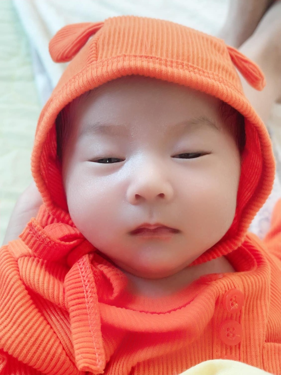 Nb 2,6-2,8kg,1m2d chị em con lên đc 4,1-4,2kg,mẹ con ít sữa nên con chỉ bú mẹ cho vui thôi ạ,chủ yếu con ăn sct.Tv con ăn ngoan ngủ ngoan,mỗi cữ ăn đc 80-90ml.lúc đầu hút sữa và kích sữa ko thành công mẹ con trees lắm nhưng bh xác định đầu hàng,tư tưởng thoải mái,con uống sct tăng cân đều mẹ con cũng đã cân bằng đc cảm xúc.vì vậy mẹ nào đang trong tình trạng như mẹ con thì hãy vui lên nhé❤️