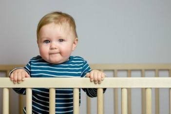 NHỮNG GIAI ĐOẠN QUAN TRỌNG CHO SỰ PHÁT TRIỂN CHIỀU CAO CỦA TRẺ
Nhiều cha mẹ băn khoăn về việc làm sao cải thiện chiều cao. Liệu những yếu tố nào làm bé đạt chiều cao tối đa, những yếu tố nào làm bé lùn. Hiểu như thế nào về sự tăng trưởng.

SỰ THAY ĐỔI CHIỀU CAO THEO ĐỘ TUỔI:
● Sự tăng trưởng chiều cao các bé sau 12 tháng có thể sẽ chậm hơn và thậm chí trì hoãn, việc thay đổi (trì hoãn) 1-2 đường trong biểu đồ tăng trưởng là thông thường trong 12-25 tháng tuổi và có thể sẽ trở lại ổn định trên 1 đường khi bé 30 tháng. Sự trì hoãn này có thể liên quan đến độ dài chu kì kinh nguyệt của mẹ hoặc lịch sử người cha của bé có tăng trưởng chiều cao vượt bậc sau tuổi trung học hay không.

● Nếu bé sinh ra quá nhỏ hay quá lớn, cha mẹ đừng quá lo lắng, điều này sẽ được điều chỉnh sau 15 tháng đầu tiên.

NHỮNG THỜI ĐIỂM VÀNG CỦA CHIỀU CAO

TỪ 3 THÁNG TUỔI - HẾT 2 TUỔI:

● Cả bé trai và bé gái đều có thời điểm tăng trưởng vàng này về chiều cao. Dinh dưỡng là không được thiếu trong giai đoạn này, nếu thiếu hụt sẽ làm sự tăng trưởng chiều cao trẻ trì hoãn thêm 6 tháng sau đó. Nếu quá 6 tháng -từ khi bé đã 2 tuổi, bé vẫn có sự thiếu hụt chất dinh dưỡng, mà không chú ý phục hồi hay bổ sung trước đó, sẽ làm trẻ mất cơ hội đạt chiều cao tối đa trong giai đoạn này. Sau đó, từ 2-3 tuổi, chiều cao của trẻ sẽ tăng chậm

TỪ 4 - 6 TUỔI:
● Bé gái có 1 thời điểm vàng này là tăng nhanh. Nếu trước đó bé tăng chậm, hoặc biếng ăn dinh dưỡng không đủ thì cơ thể bé sẽ tăng bù vào thời điểm này, trung bình tăng 5-6 cm/năm. Nếu dinh dưỡng giai đoạn 1 tốt và chiều cao tăng ổn định thì bé gái sẽ tăng thêm 10-12 cm/2 năm này.

● Bé trai thời điểm này là tăng bình thường, cũng không bù cho giai đoạn trước.

GIAI ĐOẠN DẬY THÌ:

● Bé gái từ 11 - 15 tuổi, Bé trai từ 13 - 17 tuổi. Trong giai đoạn này tốc độ tăng là cao nhất để đạt điểm gần cực đại (độ cao cuối cùng của trẻ sau này). Tuy nhiên, giai đoạn này cũng là thời điểm rất dễ tăng cân, nếu bé gái hoặc bé trai mà bị thừa cân béo phì trong thời điểm này thì tốc độ tăng chiều cao cũng sẽ giảm đáng kể.

CÔNG THỨC ƯỚC LƯỢNG CHIỀU CAO TIỀM NĂNG CỦA BÉ:
Bé trai = ([chiều cao của cha] + [chiều cao của mẹ])/2 + 6.5 cm (+/- 8.5cm)
Bé gái = ([chiều cao của cha] + [chiều cao của mẹ])/2 - 6.5 cm (+/- 8.5cm)
Con số +/- 8.5 cm là độ sai số tiềm năng của bé. Khoảng sai số này cao hay thấp tùy thuộc sự phát triên chiều cao của ba mẹ trước đây có ổn định hay không. Nếu trước đây chiều cao cha mẹ phát triển ổn định thì khoảng sai số này là rất thấp và ngược lại nếu trước đây cha mẹ có tăng trưởng chiều cao không ổn định thì sai số này sẽ cao.

NHỮNG YẾU TỐ GIÚP BÉ ĐẠT CHIỀU CAO TỐI ĐA:

YẾU TỐ DINH DƯỠNG

● Bé nên duy trì bú mẹ hoàn toàn ít nhất là 6 tháng từ lúc mới sinh và kéo dài lâu nhất nếu có thể.

● Nên bổ sung đủ vitamin D từ 1 tháng sau sinh.

● Bắt đầu ăn dặm, bé nên được giới thiệu đa dạng và bổ sung 2 ngày/tuần thực phẩm giàu kẽm, canxi và vitamin A,B,C. Cha mẹ nên bổ sung canxi từ thực phẩm, không nên tự ý bổ sung thuốc canxi cho bé vì thường không mang kết quả tăng chiều cao so với canxi từ thực phẩm, mà còn có nguy cơ cao gây ra các vấn đề sức khỏe. Dư canxi có thể ảnh hưởng đến hormone tăng trưởng và có tác dụng ngược lại là làm các bé "lùn" hơn.

● Bé được khuyên ăn đủ 2 ngày cá (hồi/thu/lươn/chép)/tuần để duy trì chất béo omega-3 tốt cho bé.+ Bé nên có giấc ngủ nguyên đêm. Ví dụ, Bé 4 tuổi, 1 ngày nên có 9-10 tiếng/ngủ đêm và 2-3 tiếng/ngủ ngày. (Đọc thêm bài giấc ngủ của tôi)

● Tốt nhất là không giới thiệu chất ngọt từ đường/kẹo/bánh/socola cho bé trước 2 tuổi. Nếu cho bé ăn, giới hạn 2 thanh kẹo/ngày và tuần quy định chỉ cho bé ăn 3 ngày. Một số nghiên cứu cho thấy việc ăn quá nhiều đường có liên quan đến tăng trưởng chậm về chiều cao.

● Trẻ từ tuổi dậy thì nên duy trì cân nặng phù hợp, hạn chế cho trẻ ăn những thức ăn nhanh và đồ ăn vặt nhiều dầu mỡ và đường. Phân bố thời gian học và nghỉ ngơi cho trẻ hợp lý, tránh để trẻ bị stress, ăn vô thức, dễ làm trẻ dư cân và tích trữ mỡ.

YẾU TỐ VẬN ĐỘNG
● Bé từ 3 tháng -2 tuổi: Cha mẹ nên tương tác xã hội với bé, ít bế bồng bé khi bé phát triển kĩ năng bò trườn đi lại, dẫn bé đi công viên, chơi 1 số trò chơi ngoài trời 

● Các bé 3-4 tuổi, cha mẹ chơi cùng bé các trò chơi vận động não bộ và chiều cao như một số bài viết trước tôi đã đề cập.

● Bé từ 4-5 tuổi được khuyên học bơi 2 buổi/tuần và 2 buổi cách nhau 3 ngày, mỗi buổi không quá 45 phút. Khi bé 8 tuổi, có thể tăng 3 buổi/tuần. Mỗi buổi không quá 60 phút. Cường độ như vậy sẽ phù hợp với phát triển xương cho bé và đủ cho thời gian kiến tạo xương mới.

NHỮNG YẾU TỐ LÀM BÉ "LÙN"

● Ngồi máy tính/xem Tivi/chơi game >2.5 tiếng/lần. Tổng thời gian tiếp xúc với điện tử >4 tiếng/ngày.

● Uống quá nhiều nước ngọt 1 lon (220ml)/ngày là quá nhiều cho bé dưới 12 tuổi. Bé dưới 12 tuổi chỉ nên tối đa 2 lon/tuần, tức là <65ml/ngày. Tốt nhất là không nên giới thiệu nước ngọt cho bé trước 5 tuổi.

● Trong nghiên cứu gần đây trên dữ liệu của 7 nghiên cứu về trẻ sơ sinh và trẻ nhỏ sống ở 4 quốc gia đang phát triển, nhóm nghiên cứu TS. Richard đã tìm thấy các bé dưới 2 tuổi có số ngày trung bình bị tiêu chảy từ 28 ngày/năm sẽ giảm 0.38 cm khi các bé qua 2 tuổi. Do đó, cha mẹ nên rửa tay sạch sẽ khi chế biến thức ăn, cũng như không nên để chung thực phẩm tươi sống và chín để hạn chế sự lây nhiễm lên các bé là công tác phòng ngừa quan trọng các bệnh tiêu hóa do nhiễm khuẩn.

Notes:
Rogol, A.D et al. (2000) Growth and pubertal Development in children and adolescents: effects f diet and physical activity, American Society for clinical nutrition, 72, 521s-528s

Marchand, V., & Canadian Paediatric Society, Nutrition and Gastroenterology Committee (2012). The toddler who is falling off the growth chart. Paediatrics & Child Health, 17(😎, 447–450.

Richard SA, Black RE, Gilman RH, Guerrant RL, Kang G, Lanata CF, et al. Diarrhea in early childhood: short-term association with weight and long-term association with length. Am J Epidemiol. 2013;178:1129–38.

Prendergast, A. J., & Humphrey, J. H. (2014). The stunting syndrome in developing countries. Paediatrics and International Child Health, 34(4), 250–265.