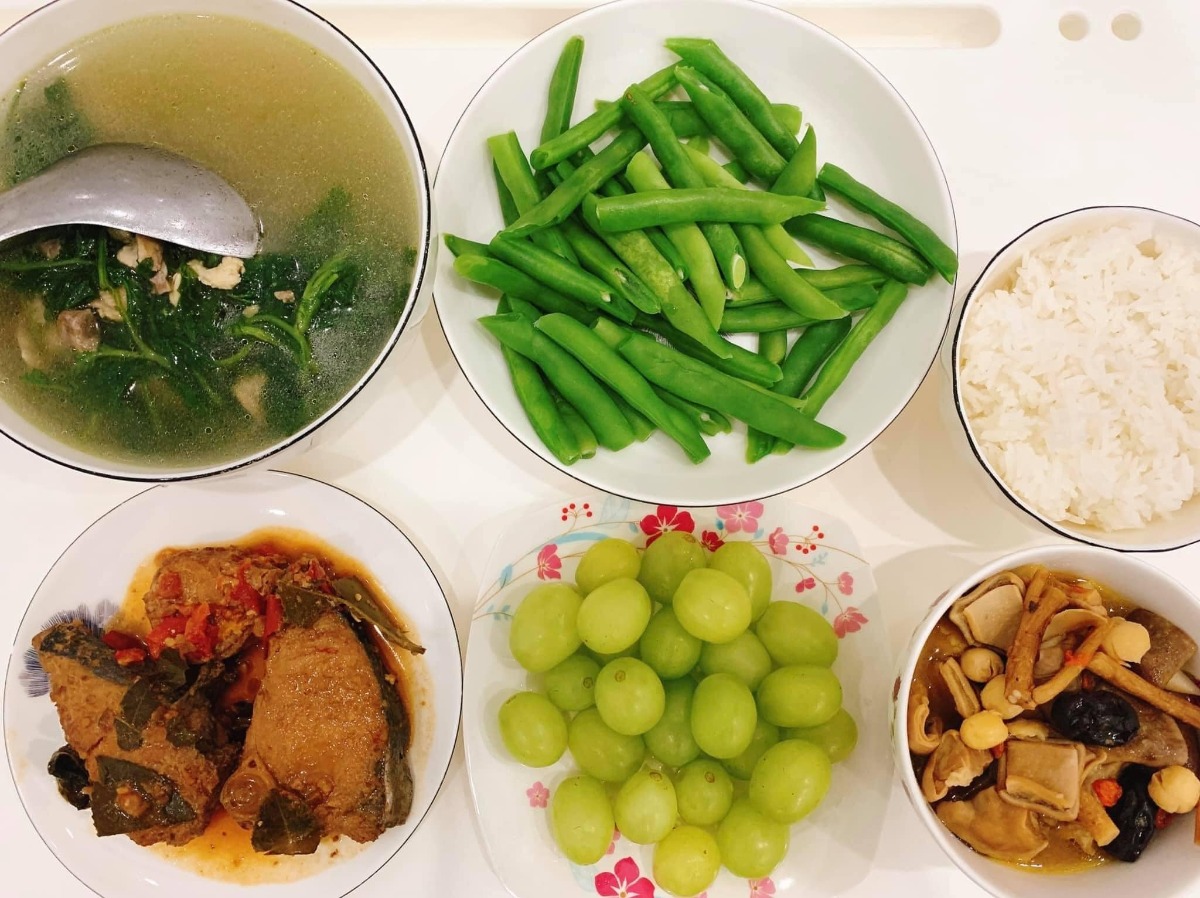 Cơm cữ made by Bà cô bên chồng

Cứ bảo bà cô như giặc bên ngô mà bà cô này đỉnh xuất sắc tự tay nấu cho chị dâu những mâm cơm cữ thế này!

Các mẹ lưu vào để có thực đơn ăn giàu chất dư sữa ngon miêng sau sinh nhé

Mâm cơm của bà cô Nguyễn Thanh Huyền nấu cho chị dâu 😍
