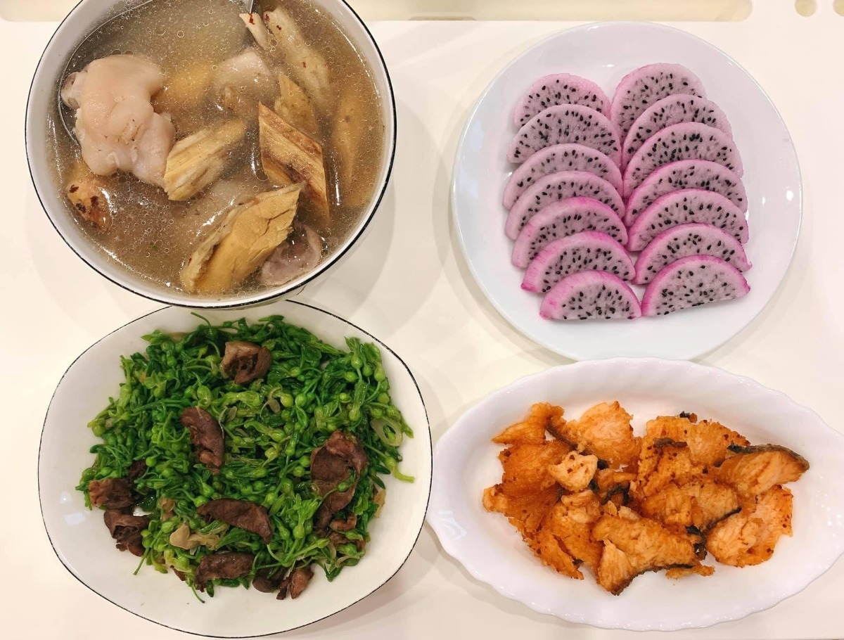 Cơm cữ made by Bà cô bên chồng

Cứ bảo bà cô như giặc bên ngô mà bà cô này đỉnh xuất sắc tự tay nấu cho chị dâu những mâm cơm cữ thế này!

Các mẹ lưu vào để có thực đơn ăn giàu chất dư sữa ngon miêng sau sinh nhé

Mâm cơm của bà cô Nguyễn Thanh Huyền nấu cho chị dâu 😍