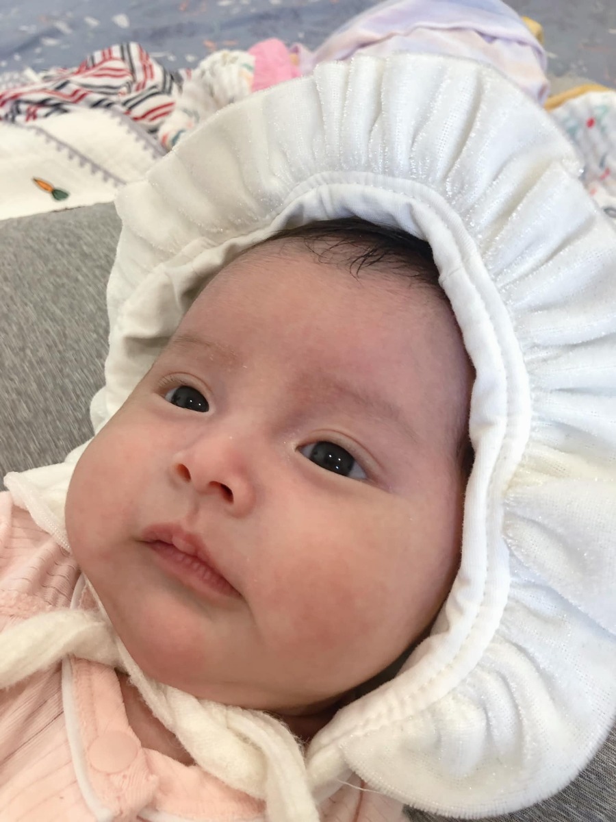 Một ngày đẹp trời xem lại ảnh con tháng trc thôi mà thấy khác quá các mom ạ 😊

Ngày mình sinh con, bà ngoại vào viện trông cháu mà bà bảo nhìn hai cháu thấy thương, bà rơi nc mắt, bà biết nhiều bé trông còn bé hơn, nhưng bà vẫn thấy hai cô út ít này sao mà nhỏ bé quá 😂

Ông bố bà mẹ thì nhìn cũng sợ sợ 😂 nhìn con mỏng manh quá thấy thương, vì hai bé đầu đều đủ ngày đủ tháng, đẻ ra hơn 3 cân.

Vậy mà giờ hai em đc 1 tháng rưỡi, trộm vía vượt anh chị luôn.

Chúc các mom trong hội vượt cạn thành công và các con sinh ra mau ăn chóng lớn nhé.

Hai bé nhà mình sinh 18/10/2021, 1 bé 2kg5 , 1 bé 2kg7. 

Hiện 2 bạn bằng cân nhau ko lệch tí nào

Từ ngày có 2 bạn là bố mẹ và bà ngủ có mấy tiếng ah, phục vụ ăn ngủ ị mà ko kịp thời là nghe phàn nàn gào khóc ngay 😂