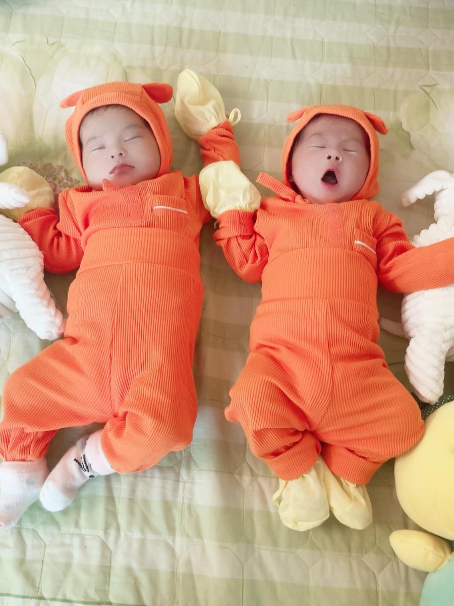 Nb 2,6-2,8kg,1m2d chị em con lên đc 4,1-4,2kg,mẹ con ít sữa nên con chỉ bú mẹ cho vui thôi ạ,chủ yếu con ăn sct.Tv con ăn ngoan ngủ ngoan,mỗi cữ ăn đc 80-90ml.lúc đầu hút sữa và kích sữa ko thành công mẹ con trees lắm nhưng bh xác định đầu hàng,tư tưởng thoải mái,con uống sct tăng cân đều mẹ con cũng đã cân bằng đc cảm xúc.vì vậy mẹ nào đang trong tình trạng như mẹ con thì hãy vui lên nhé❤️