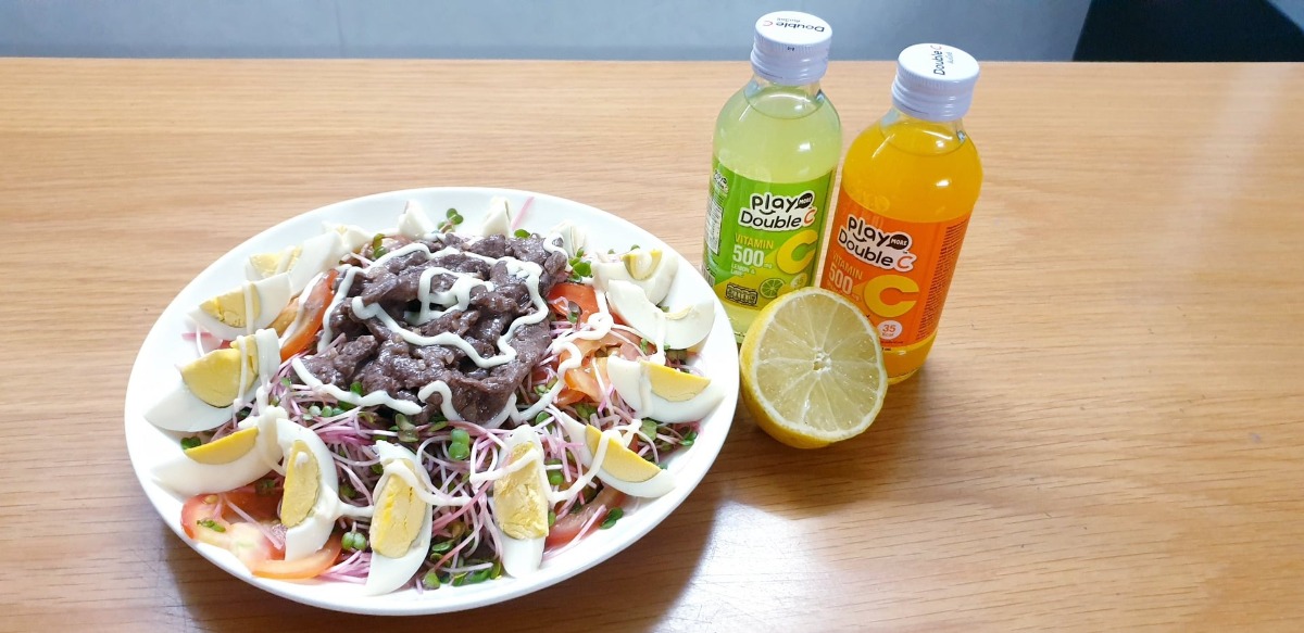 VITAMIN C BỊ ĐÁNH MẤT TRONG HẦU HẾT CÁC CÁCH NẤU ĂN CỦA CHÚNG TA
Đó là kết quả khá bất ngờ từ nghiên cứu của nhóm TS Lee, ĐH Quốc Gia Chungbuk, Hàn Quốc. Thiếu Vitamin C thường dễ bị bỏ qua vì nó không phải vitamin hiếm gặp trong thực phẩm. Tuy nhiên, khi chế biến nếu không chú ý, có thể làm phần lớn vitamin C bị mất đi và làm trẻ bị thiếu vitamin C. Gần đây vitamin C một trong những vitamin được Ủy Ban Châu Âu công nhận là có vai trò trong “tăng sức đề kháng”.

VITAMIN C QUAN TRỌNG CHO CƠ THỂ TRẺ NHƯ THẾ NÀO?
Đây là vitamin thiết yếu bởi vì cơ thể chúng ta không tự tạo ra được mà phải lấy từ thực phẩm. Vitamin C được biết đến là chất chống oxy hóa mạnh và có vai trò trong hỗ trợ miễn dịch giúp cơ thể chống lại mầm bệnh. Bên cạnh việc tăng sức đề kháng, vitamin C còn tham gia vào hình thành collagen, mô liên kết, hormone. Một trong những vấn đề đáng lo là thiếu hụt vitamin C ở trẻ thường rất khó nhận biết. Thiếu vitamin C có thể làm trẻ chậm tăng trưởng, hấp thu sắt kém, làm trẻ dễ bị bệnh cũng như lâu khỏi khi bị bệnh. Bạn biết không! vitamin C tưởng chừng như rất quen thuộc, chẳng có gì để quan tâm, nhưng thiếu hụt nó tiềm ẩn nhiều vấn đề sức khỏe. Như, chỉ cần cơ thể thiếu hụt nó khoảng 12 tuần có thể gây ra căn bệnh Scurvy –vốn từng là nỗi ám ảnh ở Châu Âu, nhưng liều thuốc chữa trị và ngăn ngừa nó khá đơn giản: chỉ cần bổ sung Vitamin C.

LÀM SAO ĐỂ TRẺ CÓ ĐỦ VITAMIN C?
Vitamin C là vitamin tan trong nước, có nhiều trong thực phẩm nhưng rất dễ bị phá hủy do nhiệt độ và ánh sáng.. Đây là một số lỗi sai thường gặp có thể làm mất vitamin C khi chế biến:
1. Luộc bỏ nước là làm mất vitamin C nhiều nhất.

2. Gọt vỏ hoặc cắt trái cây thành từng miếng mặc dù chưa dùng tới.

3. Rửa rau củ quả không đúng cách. Bạn có thể xem thêm cách rửa rau củ ở dưới comment bài viết.

Do đó, để lấy được nhiều nhất lượng vitamin C từ thực phẩm, cha mẹ nên phối hợp đa dạng các nguồn thực phẩm để tăng cơ hội lấy vitamin C cho trẻ:

● Hấp hay nấu súp sẽ giảm phần lớn sự thất thoát vitamin C trong nấu ăn.

● Để gia tăng hấp thu vitamin C, cha mẹ nên chọn các loại rau củ có hàm lượng vitamin C cao như rau chân vịt, bông cải xanh… có thể phối hợp với các thực phẩm giàu kẽm như nấm, bắp, thịt gà, tôm để gia tăng hấp thụ cả kẽm và vitamin C. Hoặc phối hợp với các thực phẩm giàu sắt như thịt heo, thịt bò để gia tăng hấp thụ cả vitamin C và sắt

● Nấu rau củ bữa nào thì nên ăn hết trong bữa đó vì để lại sẽ không còn vitamin C cũng như những vitamin khác.

● Khuyến khích trẻ ăn các loại trái cây giàu vitamin C như ổi, cam, bưởi, dâu tây…

● Trẻ từ 2 tuổi, có thể lựa chọn những thực phẩm hay thức uống có nhiều vitamin C như nước ép cam, bưởi.. hoặc những loại nước có bổ sung thêm thành phần vitamin C như nước uống trái cây Playmore Double C. Những loại nước trái cây này có thể xem như một loại nước giải khát tiện dụng và có bổ sung thêm thành phần vitamin để tăng sức đề kháng cho trẻ

NHỮNG THỰC PHẨM GIÀU VITAMIN C & NHỮNG LƯU Ý
● Cà chua: Trẻ nên ăn trước 7 giờ tối và tránh ăn hạt cà chua để dễ tiêu hóa hơn.

● Các loại rau họ cải (bông cải xanh, cải Brussels, bắp cải, súp lơ trắng): Các loại rau này nên tránh ăn vào bữa tối để trẻ dễ tiêu hóa, ít bị đầy bụng cũng như không ảnh hưởng đến giấc ngủ của trẻ.

● Khoai tây: Để tránh thất thoát vitamin C và nhiều vitamin khác, bạn mua về không nên rữa, dùng khăn giấy lau sạch bụi cát, để vào túi giấy và bảo quản nơi thoáng mát, không ánh sáng, không để gần hành tỏi, táo, chuối vì dễ làm khoai tây mọc mầm xanh trên vỏ. Khoai tây khi mọc mầm nên bỏ vì nó có thể chứa 1 lượng lớn chất độc solanine có thể gây ngộ độc cho trẻ.

● Măng tây: Giàu kali, vitamin C và những vitamin nhóm B giúp cho sự tăng trưởng của các bé, bảo quản măng tây là nên cắt 1 đoạn gốc măng tây, cắm vào ly nước, phần ngọn dùng bao nilon quấn quanh, bảo quản trong 4 ngày. Khi dùng thì cắt bỏ đoạn nhúng vào nước.