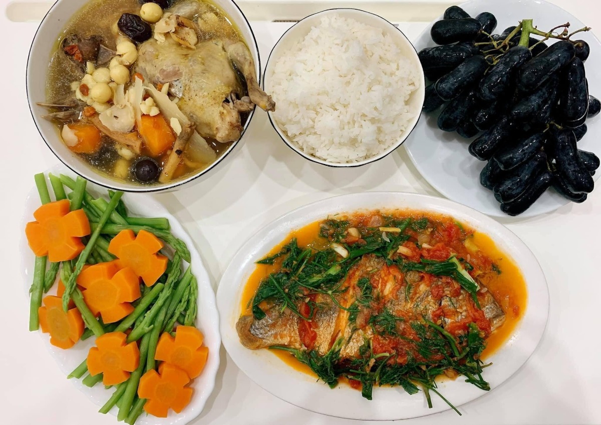 Cơm cữ made by Bà cô bên chồng

Cứ bảo bà cô như giặc bên ngô mà bà cô này đỉnh xuất sắc tự tay nấu cho chị dâu những mâm cơm cữ thế này!

Các mẹ lưu vào để có thực đơn ăn giàu chất dư sữa ngon miêng sau sinh nhé

Mâm cơm của bà cô Nguyễn Thanh Huyền nấu cho chị dâu 😍