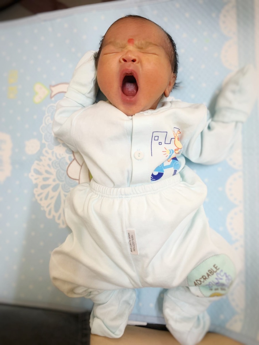 Mình đã cán mốc thai kỳ ở 39w tròn. Bé sinh ngày 15/12, nặng 3,2kg. 
Mình phát hiện tiểu đường ở tuần 27 khi đi dung nạp đường. Lo lắng, bất an, lục tung các hội nhóm, google, gọi điện xin tư vẫn của các bs sản. Cuối cùng mình chọn phương pháp điều chỉnh chế độ ăn ngược, ăn canh, rau, cá thịt và cuối cùng là cơm. Sau ăn đi bộ 30p. Bỏ hẳn đường, ăn ít cơm, lau lâu vẫn ăn chút đồ nếp cho đỡ thèm. Đường khá ok nếu kiểm soát tốt, hôm nào vui miệng ăn thêm tí bánh, hoa quả ngọt nhưng ko nhiều nên đường vẫn ổn hoặc chỉ nhỉnh hơn 1 xíu sau 1-2h. 
32w, sau 1 tháng điều chỉnh chế độ ăn mình đi khám lại theo lịch hẹn của bs, bs tư vấn duy trì chế độ ăn và thể dục, tuy con tăng chậm hơn tí nhưng tvia vẫn chưởng mẹ trong bụng ầm ầm. 
36w đi làm hss, xn máu đường đói 4.7 bs khuyên k cần ăn kiêng nữa nhưng vẫn ăn ngược, ăn thêm chút cơm, tvia 2w sau đi khám lại con tăng 600gr. Từ 35w mình k test đường nữa vì vẫn duy trì chế độ ăn cũ và vì sợ đường có loạn về cuối thai kỳ lại stress. 39w mình xin mổ chủ động, tvia test đường cho con 3 lần đều ok nên mẹ cháu rất vui. 
Các mom bị tđtk cg vượt qua gđ này tránh stress nhé, ăn uống cố gắng duy trì để cán đích thành công, sinh bé khỏe mạnh ạ.