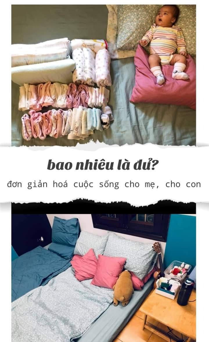 TRƯỚC KHI SINH CON, HÃY DỌN NHÀ !

Tất cả chúng ta đều dọn nhà trước khi sinh em bé, đây là một hành động bản năng giống như nhiều loài động vật vẫn xây tổ để ấp trứng vậy. Tuy nhiên, nếu bạn chỉ dọn phòng cho em bé thôi thì chưa đúng, hãy dọn khắp xung quanh nhà, loại bỏ bớt đồ dùng và làm đơn giản hoá cuộc sống.
Ý nghĩa của việc này nằm ở chỗ : Em bé mới sinh sẽ khiến bạn mất rất nhiều năng lượng, bạn sẽ mất ngủ, sức khoẻ sẽ giảm, em bé có thể sẽ quấy, vợ chồng có thể sẽ tranh cãi... Do đó, cần phải giữ gìn năng lượng của mình và loại bỏ bớt những việc/ những thứ sẽ làm bạn mất năng lượng.
Dù mắt thường không nhìn thấy được nhưng khoa học đã chứng minh rằng mọi đồ vật đều có năng lượng. Một đồ dùng để phủi bụi đã lâu mà không được sử dụng đến sẽ phát ra năng lượng xấu, ảnh hưởng trực tiếp đến chủ nhân. Trên thực tế thì bạn sẽ dễ trở nên cáu gắt nếu thấy đồ đạc bám bụi không được lau dọn, một đống quần áo bừa bộn chưa được gập hay một cái bếp bẩn... Vậy thì ngay từ bây giờ hãy dành thời gian để loại bỏ bớt những thứ sẽ làm hao tổn năng lượng.
Cũng đừng mua sắm quá nhiều thứ cho em bé, vì chính bạn sẽ là người đi dọn chúng.

Phân biệt giữa các em bé cần và cái chúng ta muốn
Chúng ta thường bị rơi vào cái bẫy mua sắm do các nhà marketing dựng lên. Ví dụ, nhiều bố mẹ bỏ tiền ra mua Flashcard với lời quảng cáo rằng Flashcard giúp kích hoạt trí não của trẻ, giúp trẻ ghi nhớ, học đọc... trong khi không hiểu nguyên lý gốc của việc trẻ sơ sinh học như thế nào. Điều này vô cùng nguy hiểm và cũng tốn năng lượng vô ích.
Trước khi mua sắm bất cứ đồ gì cho trẻ sơ sinh (và cả trẻ lớn hơn), bố mẹ hãy ghi nhớ 01 câu hỏi : Đó có phải là cái trẻ cần ? hay đó là cái chúng ta muốn ? và 03 điều trẻ sơ sinh cần :
An toàn : ngôi nhà, ghế ngồi ô tô...
Ấm áp : quần áo, bỉm...
Yêu thương : ôm ấp, quan tâm, cho ăn, cho ngủ...

Có phải chúng ta thường xuyên mua những chiếc áo không mặc đến vì nó được giảm 50% ? Điều này cũng dễ xảy ra khi mua sắm cho bé. Ví dụ như băng đô đeo đầu cho trẻ sơ sinh (bạn nghĩ rằng em bé sẽ bớt xinh nếu không có băng đô đeo đầu à?), sữa tắm cho trẻ sơ sinh với các hương khác nhau (thực chất em bé chẳng cần mùi hương gì), ghế rung, đồ chơi treo nôi và hàng trăm thứ đồ không cần thiết khác.
Nhiều bố mẹ cho rằng bây giờ có thể trẻ sơ sinh chưa dùng nhưng sớm hay muộn thì cũng có lúc trẻ sẽ dùng, vậy thì mua sắm cũng không thừa. Tuy nhiên, như đã nói ở trên, đồ để lâu không dùng sẽ khiến bạn mất năng lượng. Ví dụ bạn mua một chiếc ghế ăn dặm khi con bạn mới hơn 2 tháng, bạn sẽ mong ngóng đến ngày con biết ngồi, con đòi ăn để được dùng chiếc ghế. Nếu 6 tháng mà con vẫn chưa biết ngồi, chưa đòi ăn thì bạn sẽ dễ dàng thất vọng, so sánh, thắc mắc là vì sao con không phát triển như bạn mong đợi.

Đừng dùng những năm tháng đầu đời của con để làm việc chúng ta muốn. Hãy quan tâm trẻ sơ sinh cần gì?

(Chia sẻ của c Tú tại buổi zoom: Bao nhiêu là đủ? Đơn giản hoá cuộc sống cho mẹ, cho con - Ứng dụng triết lý RIE)